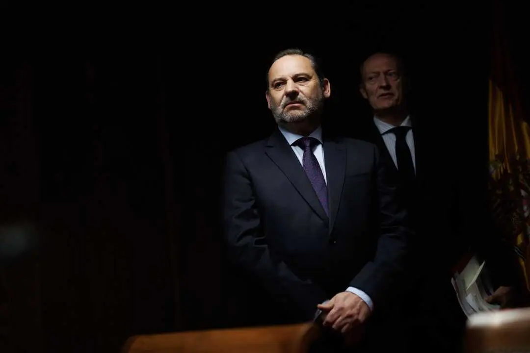 
<p>    MADRID, 10 (EUROPA PRESS)</p>
<p>   La Sala de Apelaci&oacute;n del Tribunal Supremo ha avalado la decisi&oacute;n del magistrado Leopoldo Puente de procesar al exministro Jos&eacute; Luis &Aacute;balos y al exasesor ministerial Koldo Garc&iacute;a por presuntas irregularidades en los contratos de mascarillas que adjudic&oacute; el Ministerio de Transportes durante la pandemia.</p>
<p>   Los magistrados Antonio del Moral, Pablo Llarena y Juan Ram&oacute;n Berdugo as&iacute; lo han acordado en una resoluci&oacute;n que se ha dado a conocer este mi&eacute;rcoles, en la que desestiman los recursos que presentaron &Aacute;balos y Koldo contra el auto del pasado 3 de noviembre en el que Puente propuso juzgarles por presuntos delitos de cohecho, pertenencia a organizaci&oacute;n criminal, tr&aacute;fico de influencias y malversaci&oacute;n.</p>
<p>   El magistrado considera que &Aacute;balos, Koldo y el empresario V&iacute;ctor de Aldama "se concertaron" para aprovechar la condici&oacute;n del ministro y su "influencia" para "beneficiarse econ&oacute;micamente de la adjudicaci&oacute;n de contratos que pudieran realizarse en el &aacute;mbito de la Administraci&oacute;n P&uacute;blica, as&iacute; como para aprovechar en su beneficio econ&oacute;mico cuantas oportunidades se les pudieran presentar de hacerlo vali&eacute;ndose de dicha valiosa influencia".</p>
<p>   Puente dio paso despu&eacute;s de que el pasado septiembre decidiera dividir la causa para dejar en la pieza principal las investigaciones relativas a los contratos de mascarillas y dedicar la pieza separada a la presunta trama de cobro de comisiones a cambio de obra p&uacute;blica.</p>
<p>   La Fiscal&iacute;a pide 24 a&ntilde;os de prisi&oacute;n para &Aacute;balos, 19 a&ntilde;os y medio para Koldo y siete a&ntilde;os para Aldama. Por su parte, las acusaciones populares, lideradas por el PP, reclaman 30 a&ntilde;os de c&aacute;rcel para el exministro y su exasesor, mientras que para el empresario solicitan los misma pena que el Ministerio P&uacute;blico.</p>
<p>   De cara al juicio, tanto la Fiscal&iacute;a como las acusaciones populares pidieron al magistrado que acordara el ingreso en prisi&oacute;n provisional de &Aacute;balos y Koldo ante el riesgo de fuga que apreciaban por las altas penas reclamadas. El instructor les dio la raz&oacute;n y envi&oacute; a los dos a la c&aacute;rcel de Soto del Real (Madrid) el pasado 28 de noviembre.</p>
<p>((HABR&Aacute; AMPLIACI&Oacute;N)) </p>
      