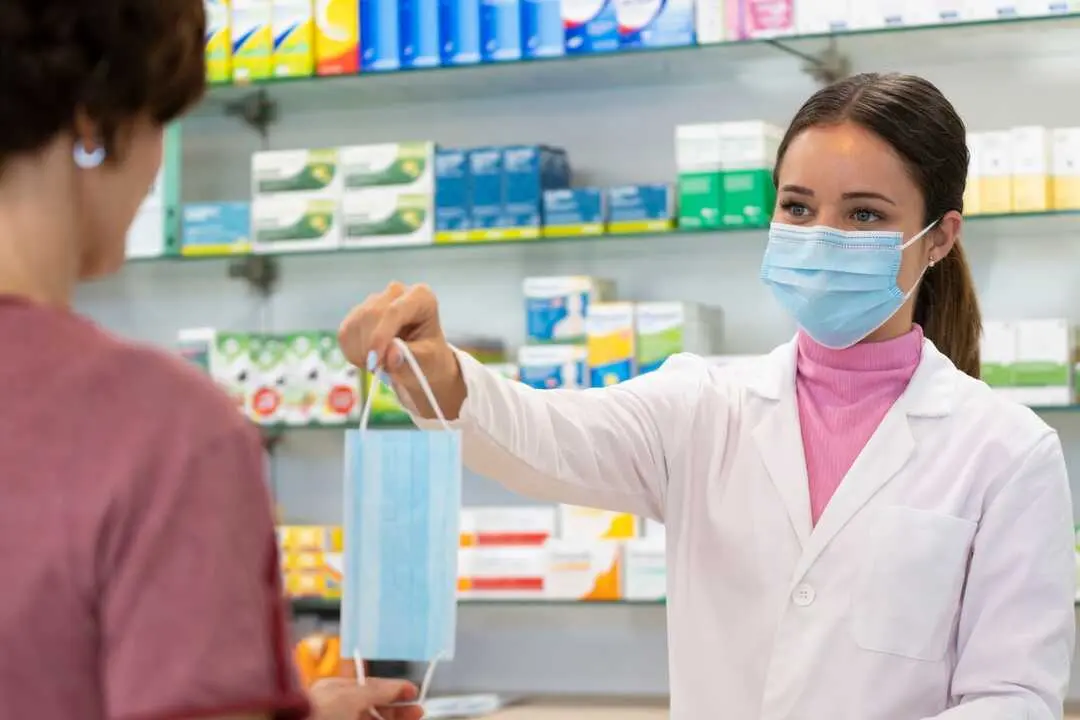 
<p>    MADRID, 10 (EUROPA PRESS)</p>
<p>   La demanda acumulada de mascarillas en las farmacias comunitarias ha aumentado un 385 por ciento en las &uacute;ltimas dos semanas, seg&uacute;n datos del Observatorio de Tendencias de Cofares, que tambi&eacute;n muestra un incremento del 150 por ciento en la demanda de test de ant&iacute;genos durante el mismo periodo.</p>
<p>   Cofares ha comunicado este mi&eacute;rcoles la notable crecida en la demanda de productos asociados a la prevenci&oacute;n y tratamiento de infecciones respiratorias, coincidiendo con el adelanto de la temporada de gripe, que est&aacute; teniendo una afectaci&oacute;n significativa en Espa&ntilde;a y una transmisi&oacute;n m&aacute;s r&aacute;pida como consecuencia de la variante K de la gripe A.</p>
<p>   El Observatorio de Tendencias de Cofares muestra que los productos destinados al alivio de s&iacute;ntomas de gripes y resfriados han experimentado un repunte del 47 por ciento. En concreto, los art&iacute;culos indicados para la tos han registrado un crecimiento del 41 por ciento, mientras que los destinados al cuidado de la garganta han aumentado un 21 por ciento y los descongestivos nasales han experimentado una subida del 10 por ciento.</p>
<p>   El an&aacute;lisis del Observatorio de Tendencias de Cofares revela un patr&oacute;n dominante que muestra una alta sensibilidad social ante el aumento de casos de gripe y otras infecciones respiratorias, impulsando la compra preventiva de mascarillas y test y la b&uacute;squeda temprana de tratamiento en farmacia.</p>
<p>   De mantenerse la velocidad de transmisi&oacute;n ligada a la variante K, el Observatorio anticipa que la demanda de productos respiratorios continuar&aacute; elevada durante las pr&oacute;ximas semanas.</p>
      