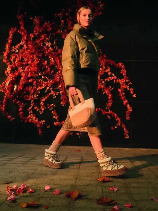 
<p>(Informaci&oacute;n remitida por la empresa firmante)</p>
<p>Las botas se consagran como el gran icono del invierno, capaces de transformar cualquier look, desde el urbano hasta el m&aacute;s sofisticado</p>
<p>Barcelona, 10 de diciembre de 2025.- DEICHMANN Calzados, filial del grupo alem&aacute;n DEICHMANN SE primer minorista de calzado de Europa, vuelve a marcar el paso de la temporada con una propuesta que pone el foco en el calzado m&aacute;s deseado del invierno: las botas. Con el lanzamiento de sus colecciones Fashion Boots y Cozy Boots, la marca re&uacute;ne en un mismo universo dise&ntilde;o, tendencia y confort para acompa&ntilde;ar todos los momentos &mdash;dentro y fuera de la ciudad&mdash; con personalidad y calidez.</p>
<p>Las botas se consolidan como el gran icono invernal, capaces de transformar desde un look urbano hasta un conjunto m&aacute;s sofisticado. Con esta doble propuesta, DEICHMANN responde a las necesidades de un invierno que pide estilo, funcionalidad y comodidad a partes iguales.*Mientras Fashion Boots aporta fuerza, presencia y un ADN fashion inconfundible, Cozy Boots abraza el esp&iacute;ritu c&aacute;lido y relajado de la temporada. Ambas l&iacute;neas conviven como dos caras del invierno: una m&aacute;s urbana y atrevida; la otra m&aacute;s suave, acogedora y sensorial. Las Fashion Boots de DEICHMANN llegan con car&aacute;cter urbano y una est&eacute;tica contempor&aacute;nea que domina los looks de temporada. Los modelos de corte track, las suelas chunky y los acabados atrevidos se convierten en protagonistas indiscutibles del street style.*El charol negro aporta brillo y sofisticaci&oacute;n para quienes buscan un look con impacto, elevando incluso los conjuntos m&aacute;s minimalistas.* El animal print en leopardo, uno de los grandes favoritos de la temporada, a&ntilde;ade un gui&ntilde;o salvaje y fashion que transforma cualquier outfit.*A pesar de su est&eacute;tica rompedora, las Fashion Boots mantienen el sello DEICHMANN: suela dentada, resistencia y m&aacute;ximo confort para seguir el ritmo de la ciudad sin renunciar al estilo.</p>
<p>En el otro extremo del universo invernal llegan las Cozy Boots, una colecci&oacute;n pensada para quienes buscan suavidad, calidez y bienestar sin sacrificar el dise&ntilde;o. Inspiradas en los d&iacute;as fr&iacute;os que invitan a disfrutar del hogar, estas botas fusionan confort y moda con un aire acogedor y femenino. En esta colecci&oacute;n, las texturas suaves y los materiales aterciopelados se funden con acabados de piel de peluche, piel sint&eacute;tica y suelas ligeras que garantizan comodidad durante todo el d&iacute;a. Desde los botines cl&aacute;sicos en tonos neutros hasta los modelos con detalles de cadena o cordones trenzados, cada dise&ntilde;o celebra la calidez y la feminidad de una temporada que se vive mejor con los pies bien abrigados.*Los tonos tierra, el beige avellana y el marr&oacute;n canela dominan la paleta crom&aacute;tica, evocando el esp&iacute;ritu cozy que define la tendencia m&aacute;s deseada del momento: la elegancia relajada. Modelos como el bot&iacute;n con piel sint&eacute;tica o las slippers de suela chunky reinterpretan el concepto de calzado de descanso, fusionando moda y bienestar en una sola pieza.*Ya sea para elevar un look urbano con una bota de charol o para disfrutar de la calidez de un bot&iacute;n cozy, la marca vuelve a demostrar que moda y &uacute;ltima tendencia pueden ir de la mano y renovarse cada invierno.*</p>
<p>Descubrir*la nueva colecci&oacute;n de calzado DEICHMANN que ya est&aacute; disponible en la web oficial de la marca deichmann.com, en su aplicaci&oacute;n m&oacute;vil, disponible para IOS y Android, y en tiendas DEICHMANN.</p>
<p>DEICHMANN Calzados celebra 15 A&ntilde;os en Espa&ntilde;a: Un Viaje de &Eacute;xito y Crecimiento con paso firme hacia el futuro en el mercado nacional.*Este a&ntilde;o 2025, DEICHMANN Calzados, filial del grupo alem&aacute;n DEICHMANN SE y primer minorista de calzado de Europa, se enorgullece de celebrar 15 a&ntilde;os de presencia en Espa&ntilde;a, un hito que refleja el compromiso de la compa&ntilde;&iacute;a con el mercado espa&ntilde;ol y con sus clientes nacionales. Desde su llegada a Espa&ntilde;a, DEICHMANN Calzados ha trabajado incansablemente para ofrecer a*todos los clientes una amplia gama de calzado y accesorios de alta calidad a precios muy competitivos, con un claro enfoque en las &uacute;ltimas tendencias de moda en calzado, adem&aacute;s de un*excelente servicio al cliente. A lo largo de estos 15 a&ntilde;os en Espa&ntilde;a, DEICHMANN Calzados ha ampliado su red de establecimientos, alcanzando un total de 88 tiendas ubicadas en las principales ciudades espa&ntilde;olas situadas en los centros comerciales m&aacute;s transitados del pa&iacute;s.*Este crecimiento es el fruto de una estrategia de expansi&oacute;n e innovaci&oacute;n, nacional e internacional, que continuar&aacute; durante los pr&oacute;ximos a&ntilde;os, con nuevas aperturas y reaperturas que fortalecer&aacute;n m&aacute;s a&uacute;n la presencia de DEICHMANN*en los diferentes mercados. Para conmemorar este importante hito, la compa&ntilde;&iacute;a ha llevado a cabo una serie de eventos y activaciones a lo largo de todo el a&ntilde;o 2025. Se realizaron promociones exclusivas y eventos especiales con sorpresas para todos sus clientes, proveedores y trabajadores, de los cuales se inform&oacute; a trav&eacute;s de las redes sociales y de la p&aacute;gina web de DEICHMANN.</p>
<p>Novedad " DEICHMANN presenta D+: su nueva tarjeta de fidelidad en Espa&ntilde;a</p>
<p>*D+ es la nueva tarjeta de fidelidad de DEICHMANN ESPA&Ntilde;A, pensada para premiar la confianza de sus clientes habituales. Permite acceder a ventajas exclusivas tanto en tienda f&iacute;sica (Pen&iacute;nsula y Baleares) como en la web. Al registrarse, el cliente recibe un cup&oacute;n de bienvenida de 5&nbsp;&euro;* para su pr&oacute;xima compra (m&iacute;nimo 30&nbsp;&euro;, excluidos art&iacute;culos en promoci&oacute;n).*Tambi&eacute;n incluye beneficios como cupones por cumplea&ntilde;os y condiciones especiales en futuras compras. El registro puede hacerse online (autom&aacute;ticamente si ya se dispone de cuenta) o desde el apartado espec&iacute;fico en la web.</p>
<p>**Beneficios v&aacute;lidos durante 30 d&iacute;as tras el registro, en tiendas f&iacute;sicas y/u online.</p>
<p>M&aacute;s informaci&oacute;n en: <a target="_blank" href="https://www.deichmann.com/es-es/s/dplus">https://www.deichmann.com/es-es/s/dplus</a></p>
<p>M&aacute;s informaci&oacute;n sobre DEICHMANN:</p>
<p>En la web oficial de la marca: <a target="_blank" href="https://www.deichmann.com">https://www.deichmann.com</a></p>
<p>Y en sus redes sociales oficiales:</p>
<p>*Instagram: @deichmann_es</p>
<p>*Tik Tok: @deichmann_espana</p>
<p>*Facebook: <a target="_blank" href="https://www.facebook.com/Deichmann.ES/">https://www.facebook.com/Deichmann.ES/</a></p>
<p>DEICHMANN SE, con sede en Essen (Alemania), se fund&oacute; en 1913 y sigue siendo una empresa familiar al 100%. El grupo empresarial es el l&iacute;der europeo del mercado minorista del calzado y opera en m&aacute;s de 30 pa&iacute;ses de todo el mundo. Emplea a m&aacute;s de 49.900 personas y gestiona m&aacute;s de 4.700 tiendas y 40 tiendas en l&iacute;nea. Adem&aacute;s de las tiendas DEICHMANN, la empresa es propietaria de Dosenbach, Ochsner Shoes y Ochsner Sport en Suiza, vanHaren en los Pa&iacute;ses Bajos y B&eacute;lgica y Rack Room Shoes en Estados Unidos. Tambi&eacute;n es propietaria del Grupo SNIPES, con tiendas y comercios en l&iacute;nea en Europa y Estados Unidos. Desde hace d&eacute;cadas, la empresa participa en diversos proyectos sociales, por ejemplo, a trav&eacute;s de la Fundaci&oacute;n DEICHMANN.</p>
<p>Emisor: DEICHMANN</p>
<p>Contacto</p>
<p>Nombre contacto: Cristina Gispert</p>
<p>Descripci&oacute;n contacto: Senior Manager Brand Lifestyle, Fashion &amp; Beauty - Newlink Spain</p>
<p>Tel&eacute;fono de contacto: 610913411</p>
      