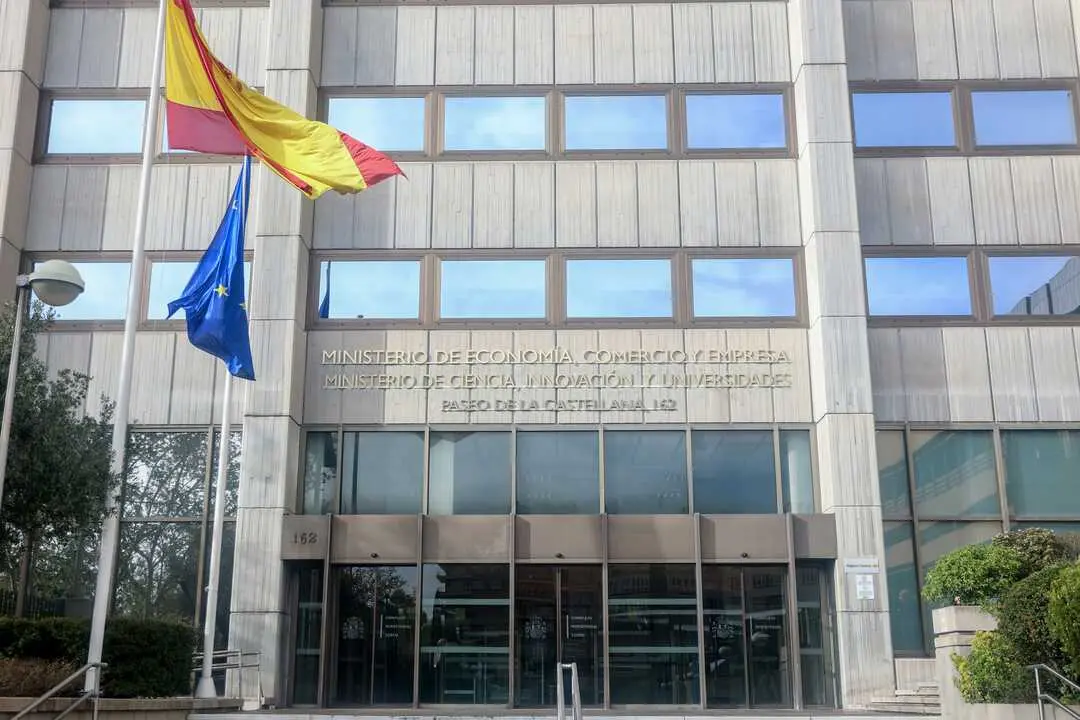 
<p>    MADRID, 10 (EUROPA PRESS TELEVISI&Oacute;N)</p>
<p>   El ministro de Econom&iacute;a, Comercio y Empresa, Carlos Cuerpo, ha anunciado la creaci&oacute;n de una 'Brigada Antifraude' para luchar contra el fraude financiero, en colaboraci&oacute;n con el Ministerio de Transformaci&oacute;n Digital, entidades bancarias, operadores de telecomunicaciones y Banco de Espa&ntilde;a.</p>
<p>   Cuerpo ha anunciado la creaci&oacute;n de este organismo en una rueda de prensa celebrada con posterioridad a la reuni&oacute;n que ha mantenido este mi&eacute;rcoles con patronales bancarias, agrupaciones de usuarios y Banco de Espa&ntilde;a para hacer seguimiento de las medidas sobre inclusi&oacute;n financiera.</p>
<p>   "Esta brigada tendr&aacute; ambas labores, la de trabajar en el &aacute;mbito de la prevenci&oacute;n y la de ser capaces de tener un agente que responda de manera r&aacute;pida (...). Queremos que sea un ente operativo y concentrar a todos los agentes relevantes en esta brigada", ha afirmado Cuerpo.</p>
<p>   El objetivo de la brigada es tener "mecanismos de alerta temprana" y proveer "respuestas r&aacute;pidas y contundentes" frente a actuaciones de fraude. El ministro ha indicado que la brigada tendr&aacute; capacidad de proponer medidas normativas si las ven necesarias. "Estamos abiertos a cualquier tipo de propuesta que surja de la identificaci&oacute;n de estos retos por parte de los expertos", ha dicho Cuerpo.</p>
<p>   La presidenta de la patronal AEB, Alejandra Kindel&aacute;n, ha resaltado que es "fundamental" que en la brigada est&eacute;n presentes tanto las entidades financieras como los operadores de telecomunicaciones. "La cuesti&oacute;n nos incumbe a todos", ha afirmado.</p>
<p>   Kindel&aacute;n tambi&eacute;n ha hecho hincapi&eacute; en la prevenci&oacute;n, destacando que existe una "disonancia" entre la realidad del fraude y la percepci&oacute;n de los ciudadanos de ser posibles v&iacute;ctimas. Esta disonancia es "un caldo de cultivo" para los ciberdelincuentes, ha recalcado.</p>
<p>   "Todos los ciudadanos tenemos una huella digital y esta huella digital tenemos que ser muy conscientes de ella y adaptar las cautelas necesarias", ha enfatizado.</p>
<p>   El director general de CECA, la otra gran patronal bancaria, Antonio Romero, ha destacado que la reuni&oacute;n ha sido "extraordinariamente" productiva y constructiva por la cooperaci&oacute;n entre las partes. Tambi&eacute;n ha valorado positivamente aprovechar esta reuni&oacute;n para abordar la problem&aacute;tica del fraude financiero.</p>
<p>   Romero tambi&eacute;n ha destacado que las entidades financieras realizan continuamente campa&ntilde;as especializadas para informar de las nuevas v&iacute;as de fraude. "Tambi&eacute;n las asociaciones dedicamos un enorme esfuerzo por aumentar esta sensibilizaci&oacute;n", ha recalcado.</p>
<p>   En la rueda de prensa tambi&eacute;n ha intervenido la presidenta de la agrupaci&oacute;n de usuarios financieros Asufin, Patricia Su&aacute;rez, que ha afirmado que "el usuario financiero necesita un marco legislativo mucho m&aacute;s protector, que delimite de forma suficiente el grado de responsabilidad en los casos de ciberfraude, y que tenga en cuenta el contexto en el que se produce".</p>
<p>   "Los bancos tienen que trabajar de la mano de las empresas de telefon&iacute;a y las tecnol&oacute;gicas para avanzar en la prevenci&oacute;n del fraude", ha apostillado.</p>
<p>   Respecto al resto de asuntos tratados en esta reuni&oacute;n, Cuerpo ha indicado que las asociaciones de usuarios han pedido al Ministerio darle un "impulso final" a aprobar, por fin, la Autoridad de Defensa del Cliente Financiero. El ministro ha indicado que este organismo podr&iacute;a "apoyar" en los reembolsos de cantidades defraudadas a trav&eacute;s de resoluciones vinculantes.</p>
<p>   En la reuni&oacute;n tambi&eacute;n se ha constatado los "avances" en materia de inclusi&oacute;n financiera para mayores, personas con discapacidad, en el &aacute;mbito rural y en el &aacute;mbito urbano. El ministerio y las entidades se han comprometido a crear un mapa nacional de accesibilidad de servicios de financieros. Se dar&aacute;n m&aacute;s datos de este mapa en junio, cuando se produzca la pr&oacute;xima reuni&oacute;n de seguimiento.</p>
<p> IM&Aacute;GENES DISPONIBLES EN EUROPA PRESS TELEVISI&Oacute;N</p>
<p>URL DE DESCARGA: <a target="_blank" href="https://www.europapress.tv/economia/1035032/1/gobierno-creara-brigada-contra-fraude-financiero">https://www.europapress.tv/economia/1035032/1/gobierno-creara-brigada-contra-fraude-financiero</a></p>
<p> TEL&Eacute;FONO DE CONTACTO 91 345 44 06 </p>
      