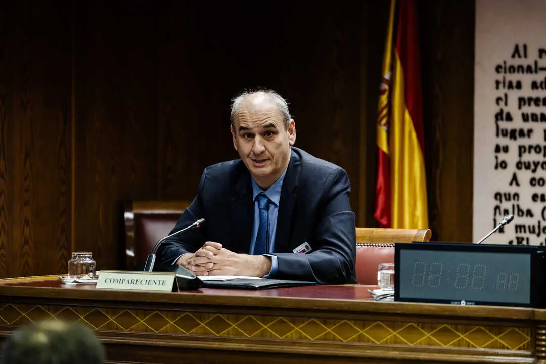 
<p> Niega cualquier tipo de relaci&oacute;n "comercial o profesional" con Koldo Garc&iacute;a </p>
<p>   MADRID, 11 (EUROPA PRESS)</p>
<p>   El empresario Juan Carlos Barrab&eacute;s ha defendido este jueves que tanto &eacute;l como todas las empresas en las que tiene participaci&oacute;n han actuado con "absoluta regularidad" y ha negado tener cualquier tipo de "relaci&oacute;n comercial o profesional" con el exasesor ministerial Koldo Garc&iacute;a.</p>
<p>   En su intervenci&oacute;n inicial en la comisi&oacute;n de investigaci&oacute;n del Senado sobre el 'caso Koldo', Barrab&eacute;s ha anticipado que no va a contestar ninguna de las preguntas de los senadores al estar siendo "objeto de investigaci&oacute;n en la v&iacute;a judicial", en alusi&oacute;n a su condici&oacute;n de imputado en la causa que dirige el juez Juan Carlos Peinado contra Bego&ntilde;a G&oacute;mez, esposa del presidente del Gobierno, Pedro S&aacute;nchez.</p>
<p>   "Nunca he tenido relaci&oacute;n comercial o profesional con Koldo Garc&iacute;a. Jam&aacute;s he intervenido en contratos, licencias o ayudas u otras operaciones del Gobierno y del sector p&uacute;blico relacionadas con la intermediaci&oacute;n de Koldo Garc&iacute;a Izaguirre o con las dem&aacute;s personas relacionadas con la Operaci&oacute;n Delorme", ha expresado.</p>
<p>   "Respecto al resto de preguntas que me puedan formular y que, como saben, est&aacute;n siendo objeto de investigaci&oacute;n en la v&iacute;a judicial, por no perjudicar el derecho de defensa que me asiste, no voy a contestar a ninguna pregunta. Lo &uacute;nico que puedo decir es que tanto yo como las empresas en las que tengo participaci&oacute;n han actuado con absoluta regularidad", ha aducido.</p>
<p>   Durante los interrogatorios de las senadoras de UPN y Vox, Mar&iacute;a del Mar Caballero y Paloma G&oacute;mez, respectivamente, que le han preguntado sobre la adjudicaci&oacute;n de contratos presuntamente vinculados a Bego&ntilde;a G&oacute;mez, Barrab&eacute;s ha reiterado que se acoge a su derecho a no contestar pero que, en cualquier caso, "todas esas cosas ya est&aacute;n m&aacute;s que contestadas" y "son p&uacute;blicas".</p>
<p>CONTRATOS BAJO SOSPECHA </p>
<p>   El empresario est&aacute; imputado en el conocido como 'caso Bego&ntilde;a G&oacute;mez', en el que el magistrado investiga a la esposa de S&aacute;nchez por la presunta autor&iacute;a de los delitos de malversaci&oacute;n, tr&aacute;fico de influencias, corrupci&oacute;n en los negocios, intrusismo y la supuesta apropiaci&oacute;n indebida de un 'software' en la creaci&oacute;n de una c&aacute;tedra universitaria de la Universidad Complutense de Madrid (UCM).</p>
<p>   En concreto, el magistrado investiga a Barrab&eacute;s por la presunta comisi&oacute;n de los delitos de tr&aacute;fico de influencias y corrupci&oacute;n en los negocios por la presunta adjudicaci&oacute;n de contratos gracias a la supuesta recomendaci&oacute;n de Bego&ntilde;a G&oacute;mez.</p>
<p>   Adem&aacute;s, la Fiscal&iacute;a Europea acord&oacute; el pasado mes de junio citar en calidad de investigado a Barrab&eacute;s por presuntas irregularidades en contratos sufragados con fondos europeos que aval&oacute; mediante carta Bego&ntilde;a G&oacute;mez.</p>
<p>   Durante su declaraci&oacute;n ante el juez Peinado, el empresario asegur&oacute; que mantuvo una reuni&oacute;n en el Palacio de La Moncloa con el jefe del Ejecutivo, Pedro S&aacute;nchez, para abordar asuntos relacionados con el &aacute;mbito profesional de la innovaci&oacute;n.</p>
<p>   Barrab&eacute;s neg&oacute; la presencia de Bego&ntilde;a G&oacute;mez en ese encuentro, si bien reconoci&oacute; haberse reunido con la mujer de S&aacute;nchez tanto en Moncloa como en su propia oficina. En aquellos encuentros, siempre seg&uacute;n su testimonio, G&oacute;mez le habr&iacute;a pedido su ayuda para modificar un m&oacute;dulo del m&aacute;ster incluido en la c&aacute;tedra que dirige en la Universidad Complutense de Madrid (UCM) y que es objeto de la investigaci&oacute;n del juez Peinado.</p>
      