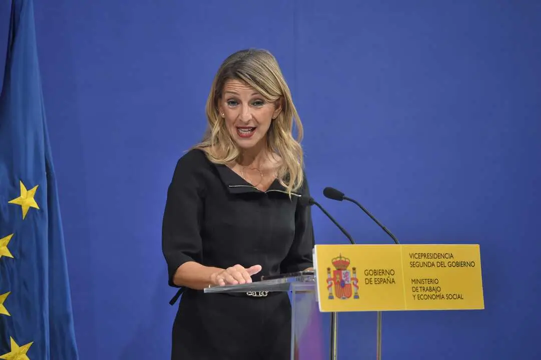 
<p>Plantea dos escenarios: un SMI de 1.221 euros al mes sin tributar en el IRPF o de 1.240 euros al mes con tributaci&oacute;n fiscal</p>
<p>   MADRID, 11 (EUROPA PRESS TELEVISI&Oacute;N)</p>
<p>   El comit&eacute; de expertos que asesora al Gobierno sobre el salario m&iacute;nimo interprofesional (SMI) ha cumplido el mandato que le dio la vicepresidenta segunda y ministra de Trabajo, Yolanda D&iacute;az, y ha planteado dos escenarios de subida de esta renta m&iacute;nima para 2026: uno con tributaci&oacute;n en el IRPF y otro, sin ella. Actualmente, el SMI est&aacute; situado en 1.184 euros al mes por catorce pagas.</p>
<p>   Seg&uacute;n adelanta 'El Pa&iacute;s' y han confirmado a Europa Press fuentes cercanas al comit&eacute;, los expertos sugieren incrementar el SMI para el a&ntilde;o pr&oacute;ximo en 37 euros al mes, hasta los 1.221 euros mensuales por catorce pagas, si se decide que siga exento de tributaci&oacute;n, o elevarlo en 56 euros mensuales, hasta los 1.240 euros al mes, si se opta por su tributaci&oacute;n en el IRPF.</p>
<p>   En t&eacute;rminos porcentuales, estas subidas ser&iacute;an del 3,1% en el primer caso (sin tributaci&oacute;n) y del 4,7% en el segundo (con tributaci&oacute;n), que son las que los expertos recomiendan efectuar para que el SMI represente al menos el 60% del salario medio, como establece la Carta Social Europea.</p>
<p>   La propuesta de los expertos difiere de la presentada conjuntamente por CCOO y UGT, y de la que han hecho las patronales CEOE y Cepyme.</p>
<p>   En concreto, las organizaciones empresariales han propuesto una subida del salario m&iacute;nimo interprofesional de hasta el 1,5% para 2026, lo que supondr&iacute;a alcanzar los 1.202 euros brutos al mes, en catorce mensualidades, y no exentos de tributaci&oacute;n en el IRPF.</p>
<p>   Por su parte, los sindicatos CCOO y UGT han planteado un incremento de esta renta m&iacute;nima del 7,5%, hasta los 1.273 euros brutos al mes por catorce pagas, con tributaci&oacute;n obligada en el IRPF.</p>
<p>   El comit&eacute; asesor del Gobierno para el SMI, del que forman parte miembros del Ejecutivo, de los sindicatos y profesionales acad&eacute;micos, se constituy&oacute; en enero de 2021 para determinar a qu&eacute; ritmo deb&iacute;a subir el SMI para representar el 60% del salario medio, tal y como establece la Carta Social Europea.</p>
<p>   La vicepresidenta D&iacute;az ha dicho en varias ocasiones que "respetar&aacute;" el mandato que le de esta comisi&oacute;n a la hora de plantear cu&aacute;nto ha de subir el SMI el a&ntilde;o pr&oacute;ximo.</p>
<p>   Preguntada por si esta nueva subida del SMI para 2026 tributar&aacute; en el IRPF, D&iacute;az ha asegurado que le gustar&iacute;a que no existiera otra vez este debate sobre si esta renta m&iacute;nima debe o no tributar (este a&ntilde;o no tributar&aacute; por la introducci&oacute;n de una deducci&oacute;n en la declaraci&oacute;n de la Renta que se har&aacute; en 2026).</p>
<p>LAS &Uacute;LTIMAS SUBIDAS DEL SMI, PACTADAS S&Oacute;LO CON SINDICATOS</p>
<p>   El Gobierno aprob&oacute; el pasado mes de febrero, con efectos retroactivos desde el 1 de enero de este a&ntilde;o, subir el SMI en un 4,4% para este a&ntilde;o, hasta los 1.184 euros mensuales por catorce pagas, 50 euros m&aacute;s que la cuant&iacute;a fijada para 2024.</p>
<p>   Este incremento fue fruto del acuerdo alcanzado entre Trabajo y CCOO y UGT y al que no se sumaron los empresarios. As&iacute;, la subida de 2025 se pact&oacute; en solitario con los sindicatos por quinto a&ntilde;o consecutivo.</p>
<p>   La &uacute;ltima vez que CEOE y Cepyme respaldaron el aumento del SMI fue en 2020, cuando el SMI pas&oacute; de 900 a 950 euros mensuales.</p>
<p>   Una vez se presente formalmente la propuesta de los expertos al Ministerio de Trabajo, &eacute;ste convocar&aacute; a los agentes sociales para fijar la subida de esta renta m&iacute;nima para 2026. Trabajo no est&aacute; obligado a negociar el incremento del SMI, s&oacute;lo a realizar consultas, pero suele tratar de llegar a un acuerdo con sindicatos y empresarios.</p>
<p>LAS PROPUESTAS DE LOS AGENTES SOCIALES</p>
<p>   En este sentido, las posibilidades de alcanzar un acuerdo se presentan complicadas dadas las propuestas de unos y otros.</p>
<p>   CCOO y UGT han armado una propuesta conjunta para la subida del salario m&iacute;nimo interprofesional de 2026, en la que piden un incremento de esta renta m&iacute;nima del 7,5%, hasta los 1.273 euros brutos al mes por catorce pagas, con tributaci&oacute;n obligada en el IRPF.</p>
<p>   Este aumento que los sindicatos propondr&aacute;n al Gobierno supondr&iacute;a un incremento de 89 euros sobre el SMI de este a&ntilde;o y permitir&iacute;a, seg&uacute;n argumentan, que, tras la tributaci&oacute;n, los perceptores del SMI siguieran cobrando el equivalente al 60% del salario medio neto, que es la referencia establecida en la Carta Social Europea.</p>
<p>   De esta forma, en t&eacute;rminos netos, una vez hecho el pago fiscal, la propuesta sindical llevar&iacute;a el SMI de 2026 a 1.216 euros netos al mes, un 2,7% m&aacute;s que en 2025.</p>
<p>   Por su parte, CEOE ha acordado plantear una subida del salario m&iacute;nimo interprofesional de hasta el 1,5% para 2026, lo que supondr&iacute;a alcanzar los 1.202 euros brutos al mes, en catorce mensualidades, y no exentos de tributaci&oacute;n al IRPF.</p>
<p>   Seg&uacute;n defienden los empresarios, esta subida est&aacute; en l&iacute;nea con la prevista para los empleados p&uacute;blicos para el pr&oacute;ximo a&ntilde;o y de acuerdo con los objetivos de la Directiva Europea de Salarios M&iacute;nimos a la hora de fijar el SMI: fomento de la negociaci&oacute;n colectiva, lograr un nivel digno de vida, reducir la pobreza de los ocupados, fomentar la cohesi&oacute;n social y la convergencia social y reducir la brecha salarial de g&eacute;nero.</p>
<p>   "Para respetar la negociaci&oacute;n colectiva, condicionamos esta subida del 1,5% al cumplimiento de las reglas de absorci&oacute;n y compensaci&oacute;n del Estatuto de los Trabajadores", se&ntilde;alaron desde las patronales CEOE y Cepyme.</p>
<p>   CEOE estima que su propuesta de subir un 1,5% el SMI para 2026 tendr&iacute;a un coste bruto de 862 millones de euros, debido a que cada punto de incremento salarial implica un coste de 575 millones de euros.</p>
<p>   Entre las consideraciones y razones que esgrimen los empresarios para adoptar esta propuesta de subida del 1,5%, la patronal destaca que, seg&uacute;n los datos oficiales de la Encuesta de Poblaci&oacute;n Activa (EPA), el SMI ya habr&iacute;a superado el 60% del salario medio neto que utiliza el Ministerio de Trabajo como criterio para su determinaci&oacute;n.</p>
<p>   CEOE y Cepyme han defendido tomar como referencia la EPA porque la Encuesta de Estructura Salarial (EES), que sirve de base a la hora de extraer el salario medio para el grupo de expertos que asesora a Trabajo, no contempla los salarios de la agricultura, ganader&iacute;a, pesca o el servicio dom&eacute;stico, entre otros, lo que genera "una distorsi&oacute;n al alza".</p>
<p>   "Precisamente estos sectores son intensivos en mano de obra y concentran gran parte del SMI, con lo que el salario medio resultante de la Encuesta de Estructura Salarial es superior al dato real y el SMI resultante, sobredimensionado", explican las organizaciones que dirigen Antonio Garamendi y &Aacute;ngela de Miguel.</p>
<p>   En cambio, los empresarios subrayan que la EPA s&iacute; tiene en cuenta los salarios en estos sectores, con lo que constituye una estad&iacute;stica "m&aacute;s v&aacute;lida y ajustada" para poder realizar estos c&aacute;lculos. Adem&aacute;s, los datos EPA son m&aacute;s actualizados, el &uacute;ltimo de 2024, en tanto que la &uacute;ltima EES se refiere a resultados de 2023.</p>
<p>   En cifras, el SMI, tomando los datos EPA como referencia para 2025, ser&iacute;a de 15.760 euros brutos anuales, esto es 816 euros menos al a&ntilde;o frente a los 16.576 euros brutos aprobados para este a&ntilde;o. "Dicho de otro modo, el SMI ser&iacute;a en estos momentos un 4,9% superior a lo que realmente corresponde", seg&uacute;n la patronal.</p>
<p>   En este sentido, CEOE entiende que, si el SMI ya supera el 60% del salario medio seg&uacute;n la EPA, en el caso de dar por buena la referencia que sigue el Ministerio de Trabajo, "no cabr&iacute;a realizar ninguna revalorizaci&oacute;n para el a&ntilde;o 2026".</p>
<p>   No obstante, el Comit&eacute; Ejecutivo extraordinario de CEOE decidi&oacute; el pasado martes proponer una subida del 1,5%, hasta 1.202 euros mensuales en catorce pagas, frente a los 1.184 euros actuales.</p>
<p>    </p>
<p>    </p>
<p> IM&Aacute;GENES DISPONIBLES EN EUROPA PRESS TELEVISI&Oacute;N</p>
<p>URL DE DESCARGA: </p>
<p><a target="_blank" href="https://www.europapress.tv/economia/1035084/1/comite-expertos-smi-aconseja-trabajo-subir-smi-37-56-euros-mes">https://www.europapress.tv/economia/1035084/1/comite-expertos-smi-aconseja-trabajo-subir-smi-37-56-euros-mes</a></p>
<p>TEL&Eacute;FONO DE CONTACTO 91 345 44 06 </p>
      