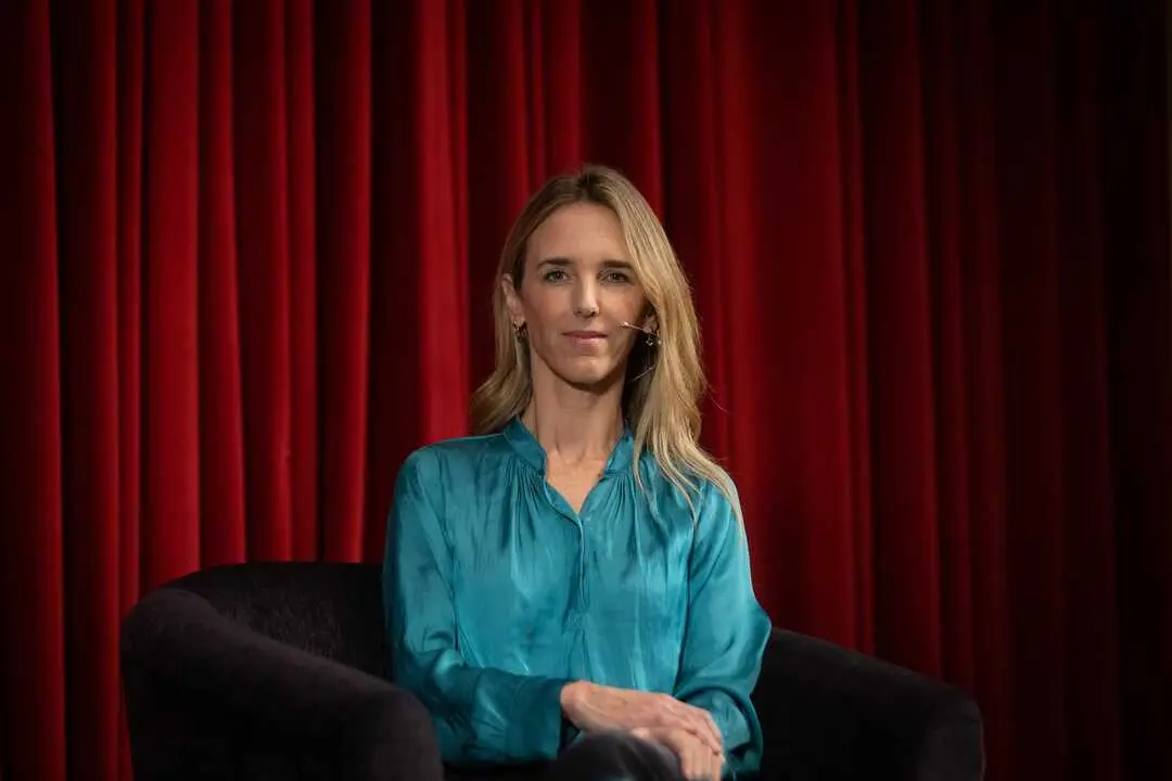 
<p> Nogueras (Junts) se alza con el Azote al Gobierno, Rufi&aacute;n (ERC), con el Azote de la Oposici&oacute;n, y D&iacute;az recibe el castigo de los periodistas</p>
<p>   MADRID, 11 (EUROPA PRESS)</p>
<p>   La portavoz adjunta del Grupo Popular en el Congreso Cayetana &Aacute;lvarez de Toledo se hizo anoche con el premio 'Emilio Castelar al Mejor Orador', un galard&oacute;n que otorga anualmente la Asociaci&oacute;n de Periodistas Parlamentarios (APP) a miembros del Congreso, el Senado y el Parlamento Europeo.</p>
<p>   &Aacute;lvarez de Toledo se impuso as&iacute; al diputado de Bildu Oskar Matute y a la diputada de Coalici&oacute;n Canaria (CC), Cristina Valido, que tambi&eacute;n compet&iacute;an por esta distinci&oacute;n.</p>
<p>   Sin embargo, la premiada no pudo recoger en persona el premio por encontrarse en Oslo (Noruega), donde viaj&oacute; para acudir a la ceremonia de entrega del Nobel de la Paz, que este a&ntilde;o ha reca&iacute;do en la l&iacute;der opositora venezolana Mar&iacute;a Corina Machado. Precisamente, la dirigente 'popular' quiso dedicar el premio a Machado a trav&eacute;s de la compa&ntilde;era que subi&oacute; al estrado a recoger el galard&oacute;n.</p>
<p>   La entrega de galardones tuvo lugar este mi&eacute;rcoles en una gala a la que asistieron la presidenta del Congreso, Francina Armengol, el ministro de la Presidencia, Justicia y Relaciones con las Cortes, F&eacute;lix Bola&ntilde;os, y diversos diputados, senadores y europarlamentarios.</p>
<p>   En la categor&iacute;a de premio 'Azote del Gobierno' el galard&oacute;n fue a parar a la portavoz de Junts en la C&aacute;mara Baja, M&iacute;riam Nogueras, quien se viene mostrando beligerante con el Gobierno a ra&iacute;z de romper su pacto de investidura con Pedro S&aacute;nchez. A este apartado tambi&eacute;n estaban nominados el secretario general del PP, Miguel Tellado, y su portavoz en el Congreso, Ester Mu&ntilde;oz.</p>
<p>   Por su parte, el portavoz de los republicanos catalanes, Gabriel Rufi&aacute;n, se hizo con el premio 'Azote de la oposici&oacute;n', al que tambi&eacute;n optaban el ministro de la Presidencia, F&eacute;lix Bola&ntilde;os, y el portavoz parlamentario del PSOE, Patxi L&oacute;pez.</p>
<p>   Al recoger el galard&oacute;n, Rufi&aacute;n brome&oacute; cuando agradeci&oacute; la distinci&oacute;n a su partido, "el PSOE", a su "compa&ntilde;ero" Bola&ntilde;os y a su "jefe", Patxi L&oacute;pez, espantando as&iacute; el rumor que apunta a que est&aacute; perge&ntilde;ando con ellos un nuevo partido de izquierdas.</p>
<p>PREMIOS 'NARANJA' Y 'LIM&Oacute;N' DE LA PRENSA</p>
<p>   El premio a la 'Mejor Relaci&oacute;n con la Prensa', al estilo de los 'premios naranja', se fue a manos del portavoz nacional del PP, Borja S&eacute;mper, quien tampoco pudo acudir a la gala por encontrarse convaleciente por el tratamiento de c&aacute;ncer.</p>
<p>   Eso s&iacute;, quiso que una compa&ntilde;era leyera unas palabras que hab&iacute;a escrito para agradecer esta distinci&oacute;n y mostrar su deseo de poder acudir presencialmente a estos premios el pr&oacute;ximo a&ntilde;o. Los otros dos competidores de S&eacute;mper eran el diputado de Comprom&iacute;s adscrito a Sumar, Alberto Ib&aacute;&ntilde;ez, y la portavoz de la Ejecutiva del PSOE y secretaria general del Grupo Socialista, Montse M&iacute;nguez.</p>
<p>   En el lado contrario, el premio 'Castigo para la Prensa' se lo qued&oacute; la vicepresidenta segunda y l&iacute;der de Sumar, Yolanda D&iacute;az, quien ten&iacute;a como rivales al propio presidente Pedro S&aacute;nchez, y a la exministra y l&iacute;der de Podemos, Ione Belarra.</p>
<p>   Los periodistas parlamentarios dieron el premio 'Diputado Revelaci&oacute;n' a la nueva portavoz del PNV, Maribel Vaquero, que sustituy&oacute; hace unos meses a Aitor Esteban tras ser elegido presidente del PNV. En la misma categor&iacute;a estaban nominados tambi&eacute;n el nuevo portavoz adjunto de Vox, Carlos Hern&aacute;ndez Quero, y la portavoz parlamentaria de Sumar, Ver&oacute;nica Mart&iacute;nez Barbero, que hace un a&ntilde;o relev&oacute; a &Iacute;&ntilde;igo Errej&oacute;n.</p>
<p>SENADOR Y EURODIPUTADO DEL A&Ntilde;O</p>
<p>   En el Senado hay dos categor&iacute;as. Por un lado, el 'Senador del A&ntilde;o' fue para la representante de Sumar Carla Delgado (Antonelli), quien se impuso a Alejo Miranda de Larra (PP), el encargado de interrogar a Pedro S&aacute;nchez en la 'comisi&oacute;n Koldo' de C&aacute;mara Alta; y a Eloy Su&aacute;rez, tambi&eacute;n del PP, que preside ese &oacute;rgano.</p>
<p>   Por otro lado, el premio al 'Senador del A&ntilde;o' se lo llev&oacute; Mar&iacute;a Mar Caballero (UPN), quien suele abrir los interrogatorios en la 'comisi&oacute;n Koldo', un galard&oacute;n por el que tambi&eacute;n compet&iacute;an Alfonso Gil Invern&oacute;n, portavoz adjunto del Grupo Socialista; y Eduard Pujol, portavoz de Junts.</p>
<p>   Por &uacute;ltimo, el premio al 'Eurodiputado del A&ntilde;o' fue para el vicepresidente de la Euroc&aacute;mara, el socialista Javier L&oacute;pez, aunque tambi&eacute;n optaban a dicha distinci&oacute;n el 'popular' Nicol&aacute;s Pascual de la Parte y el representante de Comprom&iacute;s, Vicent Marz&agrave;.</p>
<p>   La Asociaci&oacute;n de Periodistas Parlamentarios tambi&eacute;n otorg&oacute; en la tradicional cena anual en la que se entregan estos reconocimientos el 'Premio Montse Oliva al Cronista parlamentario del a&ntilde;o' al periodista Xos&eacute; Hermida, de 'El Pa&iacute;s', pero en la terna tambi&eacute;n estaban designados Virginia Mayoral ('Telecinco') y Miguel &Aacute;ngel Rodr&iacute;guez ('El Peri&oacute;dico').</p>
<p>   Tambi&eacute;n subieron al escenario para recoger sus galardones el fot&oacute;grafo Pedro Ruiz, cuya instant&aacute;nea 'Los pilares de la democracia' fue elegida Imagen del Parlamento, y Fernando S&aacute;nchez, colaborador de Europa Press, que recibi&oacute; el accesit en esta categor&iacute;a gracias a la imagen 'El no saludo', en la que se ve al presidente del Gobierno, Pedro S&aacute;nchez, mirando por la espalda al exsecretario de Organizaci&oacute;n del PSOE Santos Cerd&aacute;n.</p>
<p>   La APP tambi&eacute;n reconoce anualmente a los mejores relatos relacionados con las Cortes. En esta ocasi&oacute;n, el ganador del Premio de Relato Parlamentario ha sido Segundo Sanz, periodista de 'OKDiario', por su relato 'Luc&iacute;a, Gald&oacute;s y el braille', mientras que al accesit ha reca&iacute;do en &Aacute;ngel Luis Gigorro, funcionario del cuerpo de ujieres del Senado, por su relato 'Pan y cebolla'. </p>
      