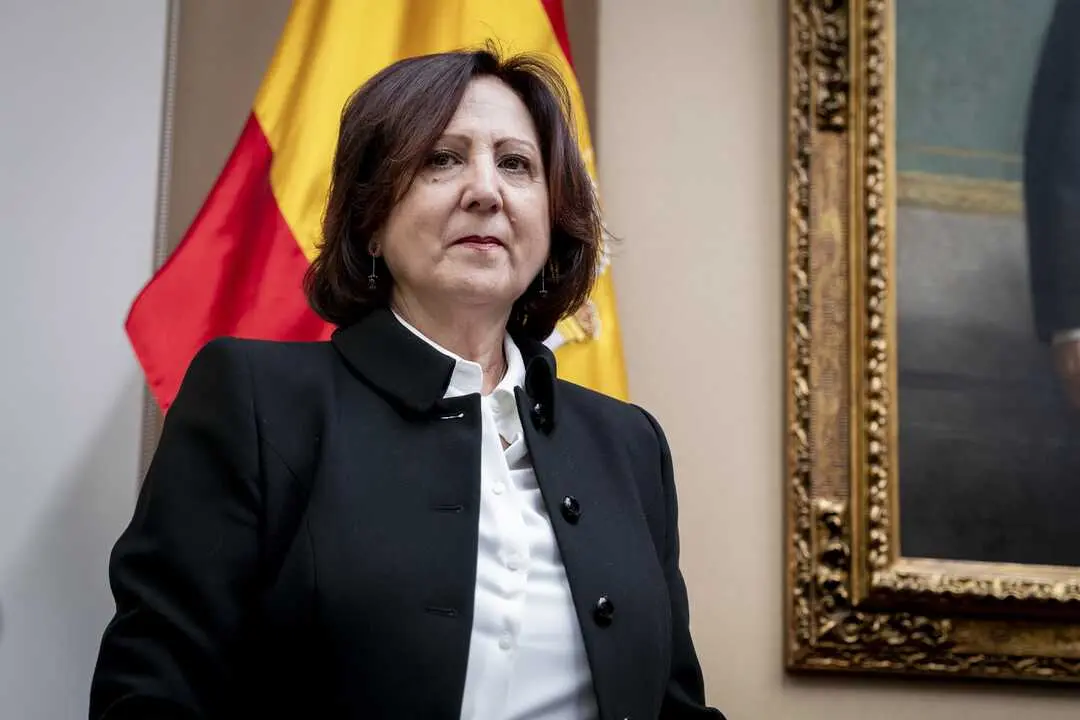 
<p> La fiscal del caso de Garc&iacute;a Ortiz amadrina a la nueva jefa del Ministerio P&uacute;blico</p>
<p>   MADRID, 11 (EUROPA PRESS TELEVISI&Oacute;N)</p>
<p>   Teresa Peramato ha tomado posesi&oacute;n como nueva fiscal general del Estado en un acto solemne que se ha celebrado este jueves en el Sal&oacute;n de Plenos del Tribunal Supremo (TS) ante los magistrados que formaron el tribunal que conden&oacute; a &Aacute;lvaro Garc&iacute;a Ortiz a dos a&ntilde;os de inhabilitaci&oacute;n por revelaci&oacute;n de secretos, propiciando con ello su salida del cargo.</p>
<p>   Peramato, fiscal de sala del TS experta en la lucha contra la violencia de g&eacute;nero y m&aacute;s de 35 a&ntilde;os en la carrera fiscal, ha elegido como padrinos a Mar&iacute;a &Aacute;ngeles S&aacute;nchez Conde, teniente fiscal del Supremo que ejerci&oacute; adem&aacute;s como fiscal del caso de Garc&iacute;a Ortiz; y a F&eacute;lix Pantoja, fiscal jubilado que fue coordinador de siniestralidad laboral.</p>
<p>   El acto, que ha durado apenas quince minutos, ha estado presidido por la presidenta del TS y del Consejo General del Poder General (CGPJ), Isabel Perell&oacute;, y ha contado con una nutrida representaci&oacute;n de magistrados del Supremo, incluidos los que formaron el tribunal que juzg&oacute; y conden&oacute; a Garc&iacute;a Ortiz, como el presidente de la Sala Segunda, Andr&eacute;s Mart&iacute;nez Arrieta.</p>
<p>   Tambi&eacute;n estaban las jefas de las fiscal&iacute;a superior y provincial de Madrid, Almudena Lastra y Pilar Rodr&iacute;guez, respectivamente, dos personas clave en el procedimiento contra Garc&iacute;a Ortiz que evidenciaron sus diferencias durante la investigaci&oacute;n y, finalmente, en el juicio.</p>
<p>   Seg&uacute;n recoge la sentencia, el testimonio de Lastra fue clave para la condena porque declar&oacute; que desde el principio advirti&oacute; de que la informaci&oacute;n sobre la investigaci&oacute;n por delitos fiscales contra Alberto Gonz&aacute;lez Amador --novio de la presidenta madrile&ntilde;a, Isabel D&iacute;az Ayuso-- acabar&iacute;a filtr&aacute;ndose. "&iquest;&Aacute;lvaro, has filtrado t&uacute;?", lleg&oacute; a preguntarle. "Eso ahora no importa", sostiene que contest&oacute; &eacute;l. Para el tribunal, tal contestaci&oacute;n es un indicio autoincriminatorio.</p>
<p>   A la toma de posesi&oacute;n de Peramato tambi&eacute;n han acudido ex fiscales generales del Estado, como Mar&iacute;a Jos&eacute; Segarra, Consuelo Madrigal y Juli&aacute;n S&aacute;nchez Melgar, as&iacute; como magistrados del Tribunal Constitucional (TC) y numerosos vocales del CGPJ.</p>
<p>    Y, como es habitual, ha asistido el ministro de Presidencia, Justicia y Relaciones con las Cortes, F&eacute;lix Bola&ntilde;os. Entre el p&uacute;blico se contaba igualmente al Defensor del Pueblo, &Aacute;ngel Gabilondo.</p>
<p>"SANAR LA HERIDA"</p>
<p>   Este mismo jueves se celebrar&aacute; un segundo acto en la sede de la Fiscal&iacute;a General del Estado, en la calle Fortuny, a 500 metros del alto tribunal. Previsiblemente, Peramato pronunciar&aacute; unas palabras ante la c&uacute;pula de la carrera fiscal.</p>
<p>   Ya el pasado 4 de diciembre, la fiscal se comprometi&oacute; a "sanar" la "herida" que ha dejado en la Fiscal&iacute;a la condena a su predecesor. As&iacute; lo dijo ante la Comisi&oacute;n de Justicia del Congreso que examin&oacute; su idoneidad para el cargo, d&iacute;as despu&eacute;s de que el CGPJ declarara por unanimidad que cumpl&iacute;a con los requisitos fijados por la ley para asumir la jefatura del Ministerio P&uacute;blico.</p>
<p>   Peramato fue propuesta por el Gobierno para el cargo de fiscal general el pasado 25 de noviembre, cinco d&iacute;as despu&eacute;s de que el Supremo hiciera p&uacute;blica su decisi&oacute;n de condenar a Garc&iacute;a Ortiz. No obstante, hasta esta semana no se ha dado a conocer el contenido de la sentencia, en la que el alto tribunal resuelve que el jefe de la Fiscal&iacute;a "no puede responder a una noticia falsa mediante la comisi&oacute;n de un delito" de revelaci&oacute;n de secretos.</p>
<p>   Licenciada en Derecho por la Universidad de Salamanca, su ciudad natal, ingres&oacute; en la carrera fiscal en 1990 pasando por diversas fiscal&iacute;as --Tenerife, Valladolid y Barcelona-- hasta que recal&oacute; en Madrid, donde en 2005 fue nombrada fiscal delegada para la secci&oacute;n de violencia sobre la mujer.</p>
<p>    Destaca por su perfil feminista y progresista. Fue portavoz de la Uni&oacute;n Progresista de Fiscales (UPF), asociaci&oacute;n a la que pertenecieron tanto Garc&iacute;a Ortiz como la tambi&eacute;n ex fiscal general del Estado Dolores Delgado. Este v&iacute;nculo es el principal objeto de cr&iacute;ticas hacia Peramato por parte de quienes recelan del denominado 'Equipo Fortnuy'.</p>
<p>   Se trata de la cuarta persona nombrada para liderar la Fiscal&iacute;a General del Estado bajo un Gobierno de Pedro S&aacute;nchez, tras Segarra (junio de 2018 a enero de 2020), Delgado (febrero de 2020 a julio de 2022) y Garc&iacute;a Ortiz (agosto de 2022 a noviembre de 2025).</p>
<p>   El propio Estatuto Fiscal determina que el mandato de Peramato tendr&aacute; una duraci&oacute;n de cuatro a&ntilde;os. Antes de que concluya dicho periodo &uacute;nicamente podr&aacute; cesar por cinco motivos: a petici&oacute;n propia, por incurrir en alguna de las incompatibilidades o prohibiciones establecidas en la ley, en caso de incapacidad o enfermedad que lo inhabilite para el cargo, por incumplimiento grave o reiterado de sus funciones, o cuando cese el Gobierno que lo hubiera propuesto.</p>
<p>   Una vez nombrada fiscal general, no podr&aacute; ser renombrada, excepto en el caso de que hubiese estado en el cargo durante un periodo inferior a dos a&ntilde;os.</p>
<p> IM&Aacute;GENES DISPONIBLES EN EUROPA PRESS TELEVISI&Oacute;N</p>
<p>URL DE DESCARGA: </p>
<p><a target="_blank" href="https://www.europapress.tv/sociedad/1035142/1/peramato-toma-posesion-nueva-fiscal-general-tribunal-condeno-garcia-ortiz">https://www.europapress.tv/sociedad/1035142/1/peramato-toma-posesion-nueva-fiscal-general-tribunal-condeno-garcia-ortiz</a></p>
<p>TEL&Eacute;FONO DE CONTACTO 91 345 44 06 </p>
      