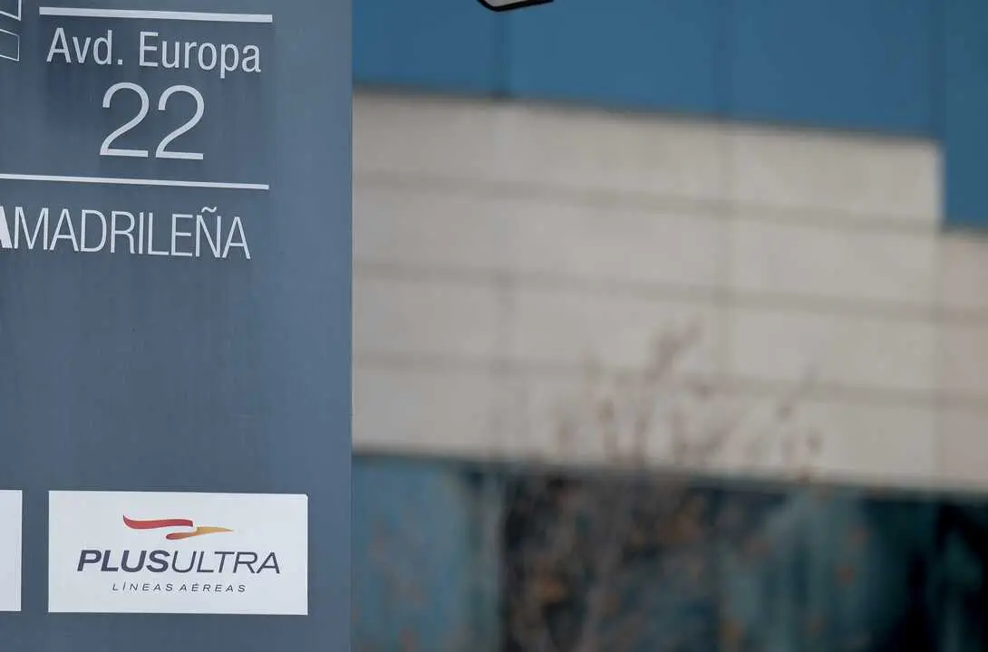 
<p>   MADRID, 11 (EUROPA PRESS)</p>
<p>   La Unidad de Delincuencia Econ&oacute;mica y Fiscal (UDEF) de la Polic&iacute;a Nacional ha detenido este jueves al presidente de Plus Ultra, Julio Mart&iacute;nez, y al CEO de la aerol&iacute;nea, Roberto Roselli, en una operaci&oacute;n en la que tambi&eacute;n se ha registrado la sede de la compa&ntilde;&iacute;a por presunto blanqueo.</p>
<p>   As&iacute; lo han confirmado a Europa Press fuentes consultadas por Europa Press, que precisan que la investigaci&oacute;n est&aacute; en manos del Juzgado de Instrucci&oacute;n N&uacute;mero 15 de Madrid y, de momento, bajo secreto de sumario.</p>
<p>   Se da la circunstancia de que el mismo juzgado fue el que acord&oacute; en enero de 2023 el archivo de la causa en la que investigaba las presuntas irregularidades en la concesi&oacute;n p&uacute;blica a Plus Ultra de 53 millones de euros en pandemia.</p>
<p>    La jueza Esperanza Collazos se&ntilde;al&oacute; en un auto que el rescate de la aerol&iacute;nea fue aprobado por el Consejo de Ministros, por lo que los imputados "carec&iacute;an de capacidad de decisi&oacute;n", despu&eacute;s de que la Audiencia de Madrid diese la raz&oacute;n a la aerol&iacute;nea y estableciese que no cab&iacute;a acordar la declaraci&oacute;n como investigado de su representante legal porque se hab&iacute;an "agotado el plazo de 12 meses previsto" para el desarrollo de las pesquisas.</p>
<p>   "Con los datos obrantes en autos, habida cuenta que no es posible la pr&aacute;ctica de otra diligencia en la causa, se ha sembrado una duda razonable sobre la comisi&oacute;n de alg&uacute;n tipo penal, en cuanto a las personas f&iacute;sicas y jur&iacute;dicas frente a las que se ejercit&oacute; la acci&oacute;n penal, en el bien entendido que ellas carec&iacute;an de capacidad de decisi&oacute;n, que se encontraba situada en el Consejo de Ministros que fue el &oacute;rgano que acord&oacute; y aprob&oacute; la subvenci&oacute;n a la mercantil Plus Ultra", explic&oacute; la magistrada en su resoluci&oacute;n.</p>
      