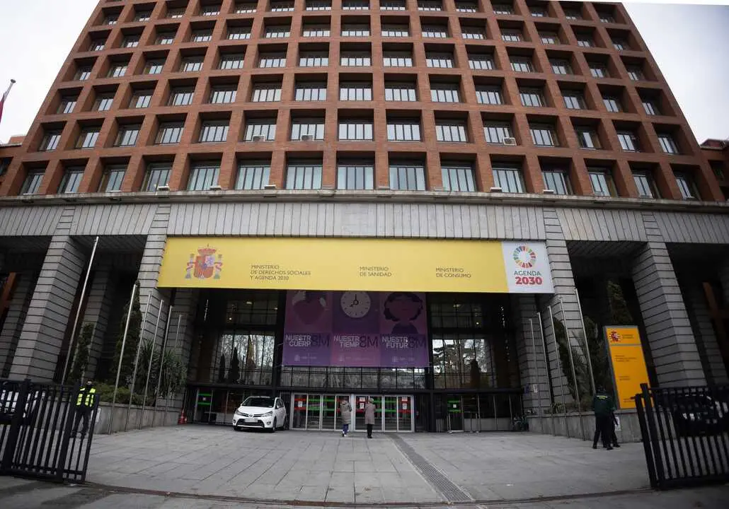 
<p>El Ministerio se reunir&aacute; con los sindicatos del &Aacute;mbito el 15 de diciembre y con el Comit&eacute; de Huelga el 17</p>
<p>   MADRID, 11 (EUROPA PRESS)</p>
<p>   El Ministerio de Sanidad ha comunicado al Comit&eacute; de Huelga de la Confederaci&oacute;n Espa&ntilde;ola de Sindicatos M&eacute;dicos (CESM) y al Sindicato M&eacute;dico Andaluz (SMA) que no contempla la creaci&oacute;n de un Estatuto Marco propio para m&eacute;dicos, al considerar que "fragmentar&iacute;a el sistema y segregar&iacute;a al resto de profesionales sanitarios".</p>
<p>   As&iacute; lo ha transmitido el Ministerio al Comit&eacute; de Huelga durante el encuentro de este jueves para abordar el nuevo Estatuto Marco, recordando a los sindicatos que ha atendido todas las demandas dentro de sus competencias.</p>
<p>   "Sanidad reitera la imposibilidad de incluir en la negociaci&oacute;n materias que son de competencia auton&oacute;mica, que invalidar&iacute;an el texto por inconstitucional", han se&ntilde;alado fuentes del Ministerio.</p>
<p>   De este modo, no se ha alcanzado un acuerdo en las materias cuya regulaci&oacute;n corresponde a las comunidades aut&oacute;nomas en virtud de su competencia exclusiva, como las relativas a retribuciones, organizaci&oacute;n de la jornada o dimensionamiento de plantillas. La inclusi&oacute;n de estos aspectos en el Estatuto Marco supondr&iacute;a una invasi&oacute;n competencial y, por tanto, una posible inconstitucionalidad.</p>
<p>   Sin embargo, Sanidad ha indicado que se ha avanzado en el &aacute;mbito de la ampliaci&oacute;n de los espacios de participaci&oacute;n y negociaci&oacute;n del colectivo m&eacute;dico, ya que se contempla la constituci&oacute;n de mesas t&eacute;cnicas espec&iacute;ficas para determinadas categor&iacute;as o grupos concretos de personal estatutario, siempre que las condiciones particulares del ejercicio profesional as&iacute; lo justifiquen.</p>
<p>   Tambi&eacute;n se ha avanzado en materia de definici&oacute;n y adecuaci&oacute;n de las retribuciones y complementos retributivos ligados a la jornada de guardia. As&iacute; como en el an&aacute;lisis de la jubilaci&oacute;n anticipada, teniendo en cuenta la normativa vigente de la Seguridad Social, que contempla la aplicaci&oacute;n de coeficientes reductores en funci&oacute;n de la peligrosidad, penosidad, toxicidad o insalubridad de las condiciones de trabajo.</p>
<p>   Respecto a la movilidad del personal, Sanidad ha indicado que requerir&aacute;, con car&aacute;cter general, el consentimiento de la persona interesada, quedando limitada sin dicho consentimiento a supuestos excepcionales de necesidad asistencial urgente, debidamente justificados y por un periodo m&aacute;ximo de siete d&iacute;as al a&ntilde;o.</p>
<p>   Por otra parte, el Ministerio ha convocado el pr&oacute;ximo lunes a los sindicatos del &Aacute;mbito de negociaci&oacute;n, &oacute;rgano habilitado para el di&aacute;logo social, con el &aacute;nimo de llegar a un acuerdo positivo para todos los profesionales sanitarios.</p>
<p>REUNI&Oacute;N CON EL COMIT&Eacute; EL 17 DE DICIEMBRE</p>
<p>   Tras la reuni&oacute;n, el Comit&eacute; de Huelga de la Confederaci&oacute;n Espa&ntilde;ola de Sindicatos M&eacute;dicos (CESM) y el Sindicato M&eacute;dico Andaluz (SMA) ha asegurado que el Ministerio se ha comprometido a negociar de manera "m&aacute;s espec&iacute;fica" seis puntos clave del nuevo Estatuto Marco, entre ellos la elaboraci&oacute;n de un texto y un &Aacute;mbito de Negociaci&oacute;n propios, para lo que se han emplazado a una nueva reuni&oacute;n el 17 de diciembre.</p>
<p>    En el nuevo encuentro, acordado el 17 de diciembre, tambi&eacute;n se abordar&aacute;n puntos como una clasificaci&oacute;n profesional adecuada; la jornada laboral m&eacute;dica; la declaraci&oacute;n de Medicina como profesi&oacute;n de riesgo; la movilidad forzosa, y la exclusividad.</p>
<p>   M&aacute;s all&aacute; de estas cuestiones no se ha adquirido ning&uacute;n compromiso adicional, por lo que CESM y SMA recuerdan que el conflicto "sigue abierto" y que continuar&aacute;n las movilizaciones, puesto que el Ministerio no retira su propuesta actual. En este sentido, ambas organizaciones insisten en que sus reivindicaciones siguen intactas, aunque valoran positivamente que se haya desbloqueado una negociaci&oacute;n que "parec&iacute;a estancada" tras el &uacute;ltimo encuentro y agradecen la voluntad de ambas partes por la b&uacute;squeda de un acuerdo.</p>
<p>    El Comit&eacute; de Huelga considera, en esta tercera jornada de paro nacional, que el "elevado seguimiento" del conflicto ha sido el responsable de que el Ministerio haya reconsiderado su posici&oacute;n, retirando el ultim&aacute;tum planteado en el &uacute;ltimo encuentro, lo que "demuestra la importancia de la uni&oacute;n de la profesi&oacute;n en contra del borrador de Estatuto Marco de Sanidad".</p>
      