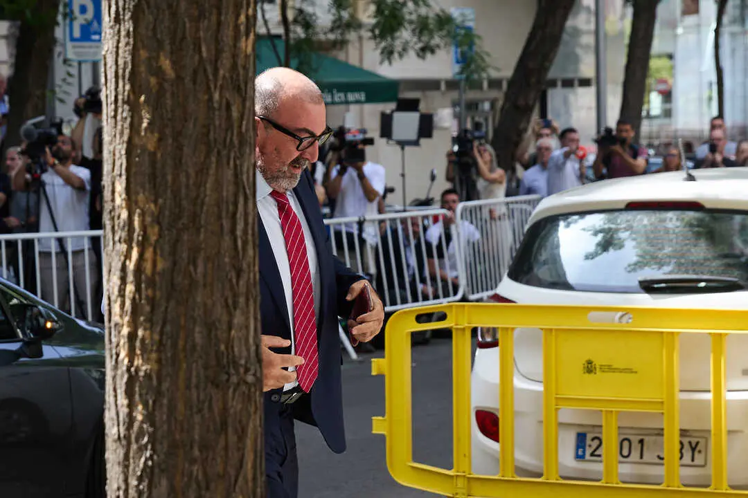 
<p> Los expertos de la Benem&eacute;rita dicen que no hay evidencia de que se manipularan con IA</p>
<p>   MADRID, 11 (EUROPA PRESS) </p>
<p>   Los peritos de la Guardia Civil y de la defensa de Santos Cerd&aacute;n han ratificado este jueves en el Tribunal Supremo sus informes sobre los audios del exasesor ministerial Koldo Garc&iacute;a. Los agentes han avalado la autenticidad de las grabaciones, mientras que los expertos propuestos por el ex secretario de Organizaci&oacute;n del PSOE han insistido en que podr&iacute;an estar manipuladas.</p>
<p>   Fuentes jur&iacute;dicas han confirmado a Europa Press que as&iacute; se han pronunciado ante el instructor del 'caso Koldo' en el Supremo, el magistrado Leopoldo Puente, por lo que han escenificado sus diferencias sobre las grabaciones que Koldo realiz&oacute; entre 2019 y 2023, una de las principales pruebas de la causa.</p>
<p>   Puente cit&oacute; a los dos peritos de parte y a los cuatro de la Guardia Civil "a fin de aclarar, completar o precisar" el resultado de sus informes, para poder valorarlos ante las "discrepancias" entre las periciales.</p>
<p>   El magistrado consider&oacute; que es "relevante" conocer, "hasta donde resulte t&eacute;cnicamente posible, los extremos relativos a si las conversaciones que se reflejan en los archivos de audio que han sido objeto de las pericias (...) fueron grabados directamente en los terminales en los que se hallaron" --los incautados durante el registro en la casa de Koldo-- "o si pudieran proceder de otros archivos de audio".</p>
<p>   As&iacute; las cosas, convoc&oacute; a los seis expertos para intentar determinar si los archivos de audio grabados por Koldo son "aut&eacute;nticos, en el sentido de que pueda descartarse, en t&eacute;rminos de razonabilidad, que hayan podido ser objeto de alguna clase de manipulaci&oacute;n, corte o edici&oacute;n".</p>
<p>LA GUARDIA CIVIL: SIN TRAZAS DE MANIPULACI&Oacute;N</p>
<p>   En su informe, los peritos de la Guardia Civil ya advirtieron al magistrado de que no hab&iacute;an identificado "trazas" que evidenciaran "alteraciones, manipulaciones o comportamientos an&oacute;malos en la administraci&oacute;n del sistema iOS --propio de los iPhones-- relacionados con la aplicaci&oacute;n Voice Memos y los audios objeto de estudio". Los audios examinados, seg&uacute;n explicaron, no presentan indicios de edici&oacute;n y las grabaciones se corresponden con el tipo de grabadora y modelo del dispositivo analizado.</p>
<p>   Seg&uacute;n las fuentes consultadas, este jueves dos de los peritos de la Benem&eacute;rita han manifestado que no pueden descartar, en el plano te&oacute;rico, que algunos de los audios se hubiesen podido manipular con inteligencia artificial (IA). No obstante, han reiterado que no hay evidencia de ello.</p>
<p>    Ya en su informe indicaron que, "aunque la relaci&oacute;n de los archivos de audio encontrados en el indicio digital mantiene los metadatos de fecha de creaci&oacute;n y modificaci&oacute;n, la ausencia de registros y archivos de configuraci&oacute;n complementarios que pudiera gestionar el dispositivo limita la fiabilidad para establecer con precisi&oacute;n el momento exacto en que fueron grabados, no pudiendo establecer una cronolog&iacute;a de hechos fiable".</p>
<p>   En el marco del dossier, los peritos tambi&eacute;n precisaron que, dado que el propio dispositivo de grabaci&oacute;n "no guarda archivos de configuraci&oacute;n donde se refleje una configuraci&oacute;n horaria definida por el usuario", se les dificultaba "precisar con exactitud las fechas reales de grabaci&oacute;n".</p>
<p>   En otro informe sobre la ac&uacute;stica de esos mismos audios, la Guardia Civil estableci&oacute; como conclusi&oacute;n que "es m&aacute;s probable observar los resultados del conjunto de los an&aacute;lisis de autenticidad efectuados sobre los archivos dubitados si la hip&oacute;tesis de autenticidad es la que se considera verdadera, que si se considera verdadera la hip&oacute;tesis contraria".</p>
<p>   Los peritos tambi&eacute;n observaron algunas irregularidades, se&ntilde;alando que hay algunos audios en los que "la fecha de etiquetado distaba seis meses de la de grabaci&oacute;n", que no tienen "metadatos de fecha/hora interna, lo que limita la trazabilidad temporal directa", o que es necesario "realizar estudios posteriores".</p>
<p>LOS PERITOS DE CERD&Aacute;N VEN "IRREGULARIDADES" EN LOS AUDIOS</p>
<p>   Este jueves, en su turno, los peritos propuestos por Cerd&aacute;n han ratificado el contenido del informe que presentaron, en el que detectaron "irregularidades" en las grabaciones de Koldo que no pueden considerarse "accidentales ni atribuibles al funcionamiento ordinario del sistema operativo iOS", propio de los iPhones.</p>
<p>    Los expertos han confirmado ante el magistrado sus conclusiones: que los audios de Koldo presentan "incoherencias t&eacute;cnicas, temporales, estructurales y metodol&oacute;gicas" algo que, a su juicio, solo puede explicarse "por exportaci&oacute;n, reensamblaje o manipulaci&oacute;n t&eacute;cnica".</p>
<p>   El informe de la defensa a&ntilde;ad&iacute;a que la calidad t&eacute;cnica de los audios muestra que "no re&uacute;nen los requisitos m&iacute;nimos exigidos para una identificaci&oacute;n biom&eacute;trica de locutor", por lo que creen que "no puede sostenerse cient&iacute;ficamente que las voces analizadas correspondan a una misma persona, ni que puedan atribuirse con fiabilidad a individuo concreto alguno".</p>
<p>   Asimismo, los peritos apreciaron una "deficiencia cr&iacute;tica en las pericias oficiales", as&iacute; como una "ruptura insubsanable en la cadena de custodia l&oacute;gica" por cuanto avisan de que "no es posible afirmar con certeza que los archivos examinados correspondan a las primeras copias forenses obtenidas por las unidades actuantes, ni que no hayan pasado por procesos intermedios de copia, reindexaci&oacute;n, restauraci&oacute;n o manipulaci&oacute;n".</p>
<p>   Con todo, no descartaron la hip&oacute;tesis de or&iacute;genes alternativos, como la "captaci&oacute;n remota mediante 'spyware'", por lo que "cualquier afirmaci&oacute;n de autenticidad original carece de sustento t&eacute;cnico verificable".</p>
<p>   La defensa de Cerd&aacute;n ha combatido en todo momento la autenticidad de dichos audios al considerar que el que fuera asesor del exministro Jos&eacute; Luis &Aacute;balos en Transportes podr&iacute;a ser un "agente encubierto" de la Guardia Civil que podr&iacute;a haber fabricado o manipulado las grabaciones o, al menos, provocado ciertas conversaciones, sabedor de que las estaba registrando.</p>
<p>   Sus abogados tambi&eacute;n han planteado en sus escritos la posibilidad de que se usara un programa inform&aacute;tico del estilo de Pegasus para hacer las grabaciones, recordando en ese sentido que hay juzgados que ya investigan el presunto espionaje con ese 'spyware'. Este jueves, la defensa ha intentado recorrer este camino en los interrogatorios, pero el magistrado ha frenado a los letrados, seg&uacute;n las fuentes consultadas.</p>
      