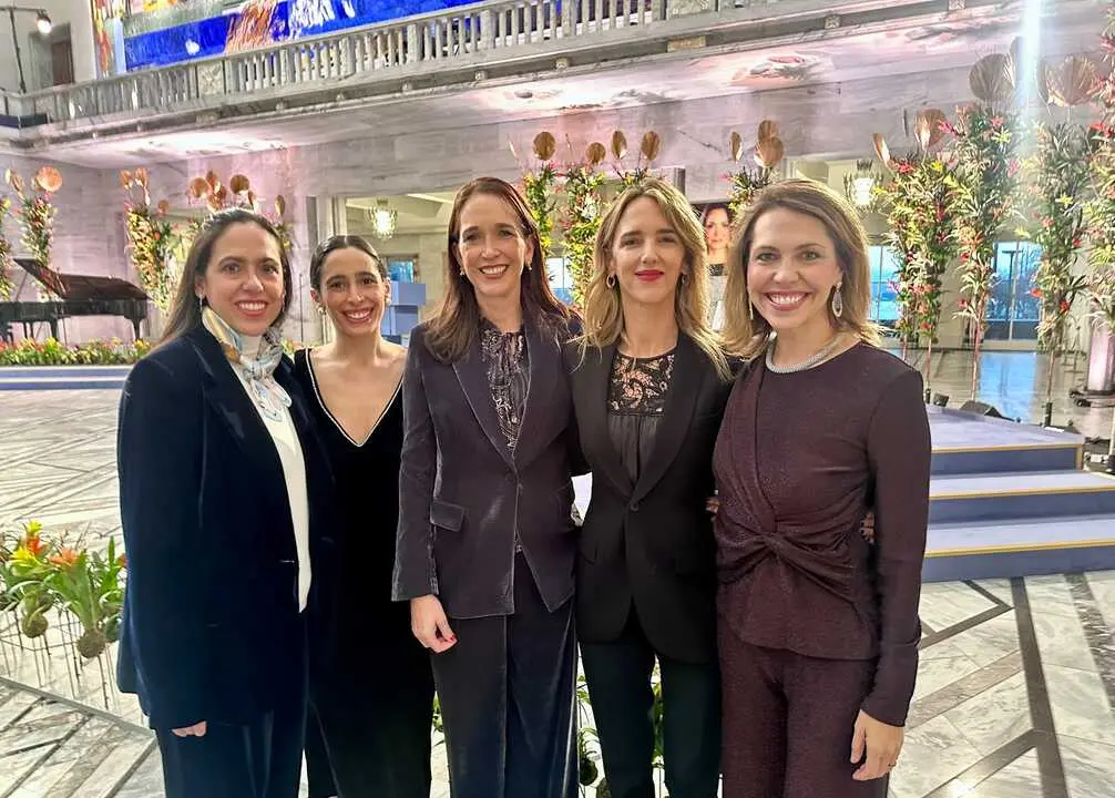 
<p>Feij&oacute;o dice que la presencia de la diputada del PP en Oslo les representa: "Seguiremos siempre con la democracia y la libertad"</p>
<p>   MADRID, 11 (EUROPA PRESS) </p>
<p>   La l&iacute;der opositora venezolana Mar&iacute;a Corina Machado y la portavoz adjunta del Grupo Popular en el Congreso, Cayetana &Aacute;lvarez de Toledo, se han fundido en un abrazo en Oslo (Noruega), donde la pol&iacute;tica antichavista ha sido galardonada con el Premio Nobel de la Paz 2025.</p>
<p>   "Nuestro abrazo. El que pronto se dar&aacute;n todos los venezolanos. Gracias, querida Mar&iacute;a Corina Machado", ha escrito &Aacute;lvarez de Toledo en su cuenta oficial de la red social 'X', que acompa&ntilde;a con un v&iacute;deo en el que ambas se dan un fuerte y prolongado abrazo en la capital noruega.</p>
<p>   El l&iacute;der del Partido Popular, Alberto N&uacute;&ntilde;ez Feij&oacute;o, considera que la presencia de &Aacute;lvarez de Toledo en Oslo les "representa" en "un d&iacute;a crucial". "Seguiremos siempre con la democracia y la libertad", afirm&oacute;</p>
<p>   Adem&aacute;s, Feij&oacute;o destac&oacute; la emoci&oacute;n de Ana Corina al recoger el premio Nobel de la Paz a su madre. "Un premio que honra a una valiente dem&oacute;crata y a todo el pueblo venezolano", a&ntilde;adi&oacute; en un mensaje en sus redes sociales.</p>
<p>    En Oslo, &Aacute;lvarez de Toledo ha estado con la familia de la opositora venezolana, adjuntando ella misma una fotograf&iacute;a con las tres hermanas y la sobrina de Mar&iacute;a Corina, una "hero&iacute;na de la libertad". "Qu&eacute; honor poder compartir con ellas este d&iacute;a tan emocionante", ha exclamado en 'X'.</p>
<p>&Aacute;LVAREZ DE TOLEDO VIAJ&Oacute; COMO MIEMBRO DEL PARLAMENTO ESPA&Ntilde;OL</p>
<p>   &Aacute;lvarez de Toledo, que guarda una relaci&oacute;n de amistad con Machado, viaj&oacute; el martes a Oslo como "miembro del Parlamento" espa&ntilde;ol para asistir a la entrega del Premio Nobel de la Paz a la opositora venezolana.</p>
<p>   "En el PP tenemos muy claro d&oacute;nde estamos. Siempre hemos estado del lado de la libertad, del lado de los dem&oacute;cratas en Venezuela y en contra de los tiranos como Maduro, a diferencia del Gobierno de Espa&ntilde;a que, probablemente, por proteger negocios de alg&uacute;n insigne socialista ha tenido una postura equidistante", se&ntilde;al&oacute; entonces en rueda de prensa la portavoz del Grupo Popular, Ester Mu&ntilde;oz.</p>
<p>   El Comit&eacute; Noruego reconoci&oacute; el 10 de octubre con el Premio Nobel de la Paz a la opositora por su "incansable esfuerzo" para promover los derechos y libertades en Venezuela y favorecer una transici&oacute;n "justa y pac&iacute;fica" de la "dictadura a la democracia".</p>
      