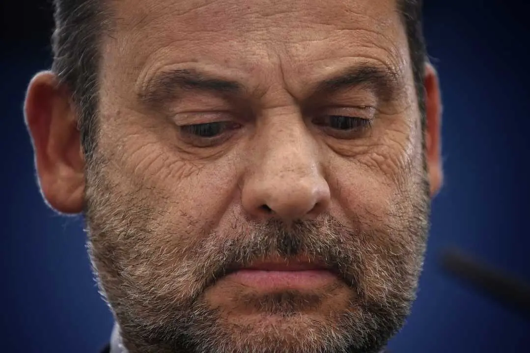 
<p>    MADRID, 11 (EUROPA PRESS)</p>
<p>   La Unidad Central Operativa (UCO) de la Guardia Civil sostiene que la trama de fraude en el sector de los hidrocarburos protagonizada supuestamente entre otros por el empresario V&iacute;ctor de Aldama pag&oacute; al exministro Jos&eacute; Luis &Aacute;balos el chalet de La Alcaidesa en C&aacute;diz a fin de que Villafuel obtuviera la licencia de operador.</p>
<p>   "Hijo puta el putero. Ha sido pillar la casa y le ha dado al botoncito", le lleg&oacute; a decir la empresaria Leonor Gonz&aacute;lez a su pareja Nat&aacute;n Gonz&aacute;lez, seg&uacute;n se desprende del &uacute;ltimo informe aportado por el Instituto Armado al juez de la Audiencia Nacional Santiago Pedraz, y al que ha tenido acceso Europa Press. Seg&uacute;n los agentes, "los interlocutores atribu&iacute;an la concesi&oacute;n de la autorizaci&oacute;n a la compra previa de la vivienda pretendida por el ministro".</p>
<p>    La UCO destaca que la adquisici&oacute;n de ese chalet se produjo "tras un proceso de b&uacute;squeda y selecci&oacute;n en el que intervino activamente" el entonces asesor de &Aacute;balos, Koldo Garc&iacute;a. De Aldama tambi&eacute;n tuvo un papel protagonista, en tanto que actu&oacute; "como intermediario entre el ministro y la organizaci&oacute;n criminal", iniciando "las gestiones necesarias para la adquisici&oacute;n" de la vivienda.</p>
<p>    "Referente a la referida anuencia del ministro y cu&aacute;l fue la contraprestaci&oacute;n que habr&iacute;a pactado a trav&eacute;s de V&iacute;ctor de Aldama con Claudio Rivas, la conversaci&oacute;n mantenida con Koldo Garc&iacute;a, el 27 de diciembre de 2020, un d&iacute;a antes de la primera reuni&oacute;n de la organizaci&oacute;n criminal en el MINCOTUR (Ministerio de Industria y Turismo), lo esclareci&oacute;", se&ntilde;alan los agentes.</p>
<p>   La Guardia Civil recalca que Koldo le remiti&oacute; "cuatro enlaces del portal inmobiliario Idealista relativos a propiedades en venta, entre las cuales se inclu&iacute;a la que, meses m&aacute;s tarde, la organizaci&oacute;n criminal entreg&oacute; y puso a disposici&oacute;n de &Aacute;balos, en La Alcaidesa". </p>
      