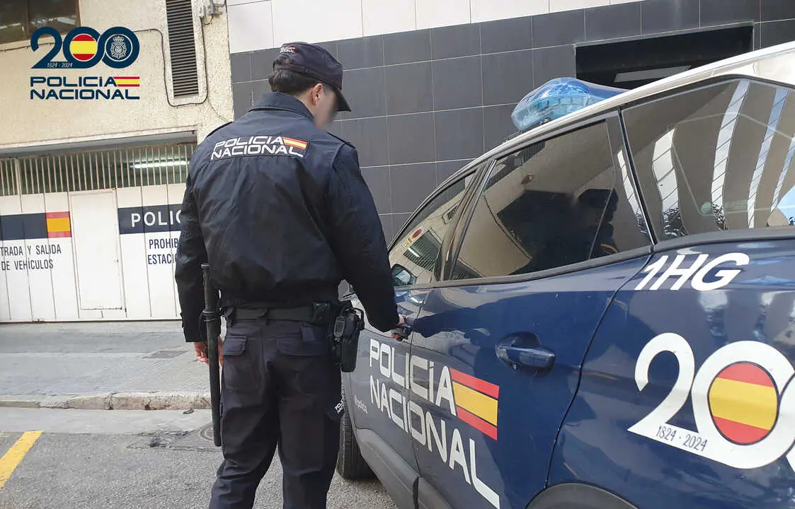 
<p>    MADRID, 12 (EUROPA PRESS)</p>
<p>   La Polic&iacute;a Nacional ha interceptado por primera vez un alijo de hero&iacute;na en formato de pastillas y ha abortado una nueva ruta desde Colombia para la introducci&oacute;n de esta droga, gracias a una operaci&oacute;n en la que fueron detenidas y enviadas a prisi&oacute;n cinco personas acusadas de los delitos de pertenencia a organizaci&oacute;n criminal y contra la salud p&uacute;blica.</p>
<p>   La operaci&oacute;n se ha desarrollado por la Brigada Central de Estupefacientes de Udyco Central de la Polic&iacute;a Nacional y culmin&oacute; el pasado mes de noviembre cuando los cinco integrantes del entramado criminal se dispon&iacute;an a entregar ocho kilogramos de hero&iacute;na en pastillas a plena luz del d&iacute;a en el aparcamiento de un centro comercial de la ciudad de Madrid.</p>
<p>    La Polic&iacute;a ha contado con la colaboraci&oacute;n de la DEA estadounidense y la Polic&iacute;a de Colombia, ya que se inici&oacute; siguiendo el rastro a un hist&oacute;rico traficante de hero&iacute;na en el marco de una investigaci&oacute;n dirigida por la Fiscal&iacute;a Especial Antidroga de la Audiencia Nacional y el Juzgado de Instrucci&oacute;n n&uacute;mero 17 de Madrid.</p>
<p>CITAS EN UN RESTAURANTE DE MADRID</p>
<p>   Seg&uacute;n ha informado la Polic&iacute;a, las primeras averiguaciones pusieron de manifiesto que el grupo criminal celebraba sus reuniones siempre en persona y en un lugar de su confianza, concretamente un restaurante de comida r&aacute;pida ubicado en Madrid. El cabecilla no utilizaba tel&eacute;fono m&oacute;vil ni acud&iacute;a nunca directamente a las citas, sino que realizaba una o varias paradas para cerciorarse de que no le segu&iacute;an y asegurar as&iacute; su actividad delictiva.</p>
<p>    Los agentes comprobaron que utilizaba gafas de sol o lentes y gorras para ocultar su aspecto f&iacute;sico. Tampoco se desplazaba en su coche particular, sino que recurr&iacute;a al transporte p&uacute;blico o veh&iacute;culos de alquiler con conductor. Avanzada la investigaci&oacute;n, adem&aacute;s, constataron que las reuniones eran cada vez m&aacute;s frecuentes y se logr&oacute; identificar a otra persona.</p>
<p>    Los investigadores han destacado que se trata de la primera vez que se detectaba esta nueva ruta de la hero&iacute;na desde Colombia a Espa&ntilde;a. Adem&aacute;s, la organizaci&oacute;n criminal estaba contratando a otras personas para que se encargasen de recibir la droga, lo que para la Polic&iacute;a demuestra una "alta profesionalidad" por las medidas de seguridad para evitar ser descubiertos por los agentes.</p>
<p>    Finalmente, se logr&oacute; la detenci&oacute;n de cinco personas que pasaron a disposici&oacute;n de la autoridad judicial como presuntas responsables e los delitos de pertenencia a organizaci&oacute;n criminal y contra la salud p&uacute;blica, ingresando en prisi&oacute;n todos ellos.</p>
<p>    En los tres registros practicados en la capital madrile&ntilde;a se incautaron cinco terminales m&oacute;viles, un veh&iacute;culo y 100.000 USDT en un monedero virtual de criptomonedas de la organizaci&oacute;n.</p>
      