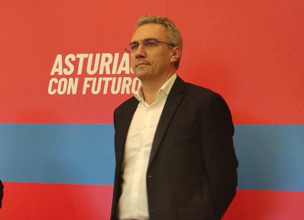 
<p>    MADRID, 11 (EUROPA PRESS)</p>
<p>   El secretario de Estudios y Programas del PSOE, Javier Izquierdo, ha presentado este jueves su renuncia como miembro de la direcci&oacute;n federal en plena crisis por las denuncias de acoso sexual en el partido. Tambi&eacute;n ha comunicado que deja su acta como senador por Valladolid.</p>
<p>    "Tras a&ntilde;os en cargos p&uacute;blicos y org&aacute;nicos de mi partido, he comunicado a la direcci&oacute;n federal mi renuncia como miembro de la CEF y tambi&eacute;n como senador", ha anunciado Izquierdo en un mensaje en la red social 'X', que ha recogido Europa Press.</p>
<p>   Seg&uacute;n ha explicado el hasta ahora dirigente socialista, ha tomado la decisi&oacute;n "para afrontar otras tareas profesionales y personales seguro de que habr&aacute; quien lo haga mejor". "Siempre agradecido", ha zanjado en la publicaci&oacute;n.</p>
<p>   Minutos antes de la renuncia, el medio 'eldiario.es' publicaba la existencia de una cuarta denuncia por presunto acoso sexual en el PSOE dirigida en esta ocasi&oacute;n contra Izquierdo.</p>
<p>    Fuentes de Ferraz han confirmado a Europa Press la renuncia de Izquierdo, a la vez que han que precisado que no pueden conocer si existe la denuncia al tratarse de una cuesti&oacute;n confidencial.</p>
<p>    En este contexto, la secretaria de Organizaci&oacute;n del PSOE, Rebeca Torr&oacute;, presentar&aacute; este viernes 12 de diciembre las conclusiones tras la investigaci&oacute;n sobre las denuncias de acoso contra el exdirigente socialista Francisco Salazar. Adem&aacute;s, junto a la secretaria de Igualdad, Pilar Bernab&eacute;, ha convocado a todas las responsables de este &aacute;rea a una reuni&oacute;n presencial en la sede del partido en la calle Ferraz.</p>
      