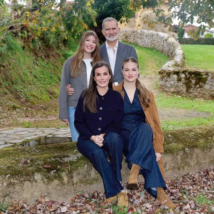 
<p>    MADRID, 12 (EUROPA PRESS)</p>
<p>   Los Reyes Felipe VI y Letizia han elegido este a&ntilde;o una imagen junto a sus hijas tomada en un entorno rural para felicitar la Navidad en su tradicional 'christmas' con el que tambi&eacute;n han querido hacer un gui&ntilde;o al Quijote en la elecci&oacute;n de la tipograf&iacute;a.</p>
<p>   La foto, en la que la Reina est&aacute; sentada en un muro junto a la Princesa Leonor y el Rey y la Infanta Sof&iacute;a est&aacute;n de pie detr&aacute;s de ellas, fue tomada en la localidad asturiana de Valdesoto, elegida este a&ntilde;o Pueblo Ejemplar en el marco de los Premios Princesa de Asturias.</p>
<p>   La elecci&oacute;n de esta imagen, seg&uacute;n explican desde Zarzuela, busca reconocer "a los municipios peque&ntilde;os, a sus comarcas ganaderas y agr&iacute;colas y a sus parajes naturales".</p>
<p>   Tambi&eacute;n la elecci&oacute;n de la tipograf&iacute;a del mensaje que hay en el lado izquierdo en su interior, "Feliz Navidad y Pr&oacute;spero A&ntilde;o Nuevo 2026", tiene un significado en esta ocasi&oacute;n.</p>
<p>   En concreto, seg&uacute;n explican desde Casa Real, se ha elegido la Ibarra Real Nova, una tipograf&iacute;a originalmente dise&ntilde;ada en el siglo XVIII y utilizada en la edici&oacute;n de 1780 del 'Quijote' realizada para la Real Academia Espa&ntilde;ola.</p>
<p>    En el siglo XXI, coincidiendo con el cuarto centenario de la publicaci&oacute;n de la primera parte del libro de Miguel de Cervantes se recuper&oacute; esta tipograf&iacute;a y se cre&oacute; la versi&oacute;n digital de la misma, poniendo en valor el patrimonio tipogr&aacute;fico espa&ntilde;ol.</p>
<p>   En el lado derecho, como es habitual, las firmas de los Reyes y sus hijas est&aacute;n acompa&ntilde;adas por el mensaje manuscrito "con todo nuestro afecto y los mejores deseos", mientras que en la parte posterior se ha incluido el escudo y el lema "Servicio, compromiso y deber".</p>
<p>FELICITACI&Oacute;N DE LOS REYES EM&Eacute;RITOS</p>
<p>   Por lo que se refiere a la felicitaci&oacute;n navide&ntilde;a de Don Juan Carlos y Do&ntilde;a Sof&iacute;a en esta ocasi&oacute;n han optado por una foto de sus cinco perros delante de un &aacute;rbol de Navidad, en lugar de una imagen m&aacute;s tradicional como alg&uacute;n cuadro o escultura de tem&aacute;tica navide&ntilde;a.</p>
<p>   Seg&uacute;n ha precisado Zarzuela, la imagen se tom&oacute; en la residencia de la Reina em&eacute;rita en el Palacio de la Zarzuela. Est&aacute; acompa&ntilde;ada por el mensaje "Feliz Navidad y Pr&oacute;spero A&ntilde;o Nuevo", junto al que se ha escrito a mano 2026 y las firmas de los padres del Rey.</p>
      