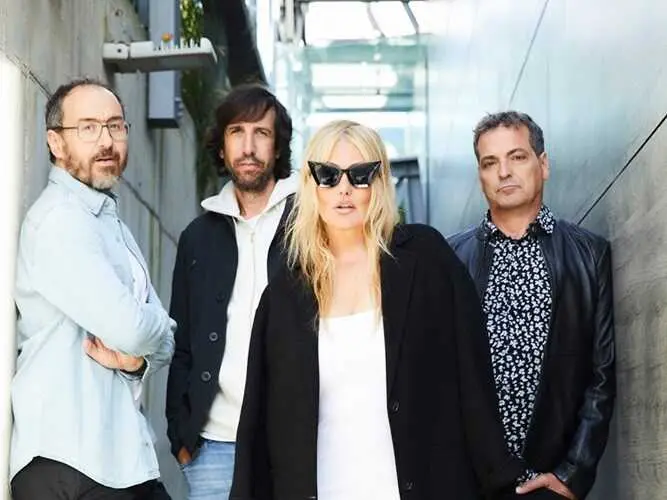 
<p>    SAN SEBASTI&Aacute;N, 12 (EUROPA PRESS)</p>
<p>   La Oreja de Van Gogh sigue sumando fechas a su gira 'Tantas cosas que contar'. As&iacute;, tras agotar el taquillaje en numerosos 'shows' en tiempo r&eacute;cord, y con medio mill&oacute;n de entradas vendidas, el grupo donostiarra ha ampliado su tour con seis nuevos conciertos.</p>
<p>   Las nuevas ciudades que se suman a la gira de regreso de Amaia Montero como vocalista de la banda son Badajoz, C&oacute;rdoba, Gran Canaria y Tenerife. Barcelona y Madrid, por su parte, sumar&aacute;n otra fecha m&aacute;s a las ya anunciadas previamente para el a&ntilde;o que viene. Las entradas saldr&aacute;n a la venta el pr&oacute;ximo lunes.</p>
<p>   Esta gira de celebraci&oacute;n de sus m&aacute;s de tres d&eacute;cadas de trayectoria "promete ser un recorrido emocional por canciones como 'Cu&iacute;date', 'La Playa', 'Puedes contar conmigo', 'Rosas', '20 de enero' y otros himnos atemporales que siguen latiendo bien fuerte en la memoria colectiva", han recordado desde la promotora Get In.</p>
<p>   'Tantas cosas que contar' es el nombre elegido por La Oreja de Van Gogh para este tour, en el que no participar&aacute; su guitarrista fundador Pablo Benegas, como gui&ntilde;o a uno de sus &aacute;lbumes m&aacute;s emblem&aacute;ticos: 'El viaje de Copperpot', que este a&ntilde;o ha cumplido 25 a&ntilde;os de su lanzamiento.</p>
      