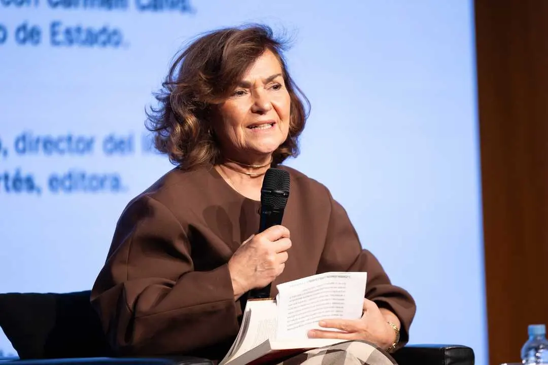
<p>   PAMPLONA, 12 (EUROPA PRESS)</p>
<p>   La presidenta del Consejo de Estado, Carmen Calvo, ha afirmado este viernes que la gesti&oacute;n sobre las denuncias de acoso a mujeres dentro del PSOE "no se ha empezado bien pero se va a terminar bien".</p>
<p>   Ex vicepresidente del Gobierno y ex secretaria de Igualdad saocialista, Carmen Calvo, que ha atendido a los medios de comunicaci&oacute;n tras participar en un acto en Pamplona, ha asegurado que "se va a terminar bien porque ser socialista es completamente incompatible con atropellar los derechos de las mujeres, su libertad y la integridad de sus cuerpos, y como eso es incompatible, cuando el partido siga aclarando lo que sucede, todas las decisiones ir&aacute;n a alg&uacute;n sitio". "Fuera de nuestro partido quienes hacen esto. Ayudar a la justicia para que todo se acabe conociendo y desde ese orden de cosas, continuar la lucha democr&aacute;tica del feminismo, porque el feminismo no es otra cosa que democracia", ha afirmado.</p>
<p>   Calvo ha reconocido que la gesti&oacute;n en el PSOE sobre estas denuncias ha empezado mal porque han sido lentos, "pero tendr&aacute; que terminar bien porque mi partido es un partido comprometido con lo que significa el feminismo para la democracia".</p>
<p>   Adem&aacute;s, ha afirmado que "la lucha feminista contin&uacute;a intacta, y contra los compa&ntilde;eros, dentro del partido, todo, absolutamente todo el peso de nuestras normas, y fuera, la justicia de nuestro pa&iacute;s sin paliativos, porque no hay otra".</p>
<p>   Calvo ha reclamado que "cunda el ejemplo, primero para las mujeres que est&aacute; siendo en este momento acosadas en cualquier lugar; que cunda el ejemplo en todas las organizaciones en las que las mujeres se callan por miedo; que cunda el ejemplo para sanar una sociedad donde los hombres no pueden hacer esto y donde la inmensa mayor&iacute;a de los hombres que no lo hacen ayuden tambi&eacute;n a que quienes lo hacen sepan que esto no es sostenible".</p>
<p>    Adem&aacute;s, ha afirmado que "los compa&ntilde;eros que en su fuero interno sepan que han hecho esto, ya saben que no pueden ser militantes del Partido Socialista".</p>
<p>   Calvo ha explicado que, precisamente por este mensaje que viene trasladando, le duele lo ocurrido en el PSOE. "Lo he dicho sin ning&uacute;n tipo de ambajes. A quienes m&aacute;s nos duele es a los que formamos parte de esta organizaci&oacute;n. Y a las feministas de este partido nos duele todav&iacute;a m&aacute;s, porque trabajamos por esto y no vamos a parar. Claro que nos duele m&aacute;s. Lo que ocurre es que lo que las feministas llevamos diciendo desde antes de que la dictadura terminara es que esto es una realidad que se ha negado durante mucho tiempo", ha se&ntilde;alado.</p>
<p>   Carmen Calvo ha pedido que ninguna mujer "se calle". "En cualquier lugar en el que est&eacute;, que ninguna se calle. La &uacute;nica manera de sanar esto es abrir las compuertas. Yo ya recuerdo que, por desgracia, cuando una mujer era asesinada no se consideraba asesinato. No se daba ni siquiera como noticia principal, se daba como noticia residual y se llamaba crimen pasional. Pues ahora cuando se asesina a una mujer se le llama asesinato. Y si podemos ir con la justicia en la mano contra su asesino, est&aacute; en la c&aacute;rcel", ha se&ntilde;alado.</p>
      