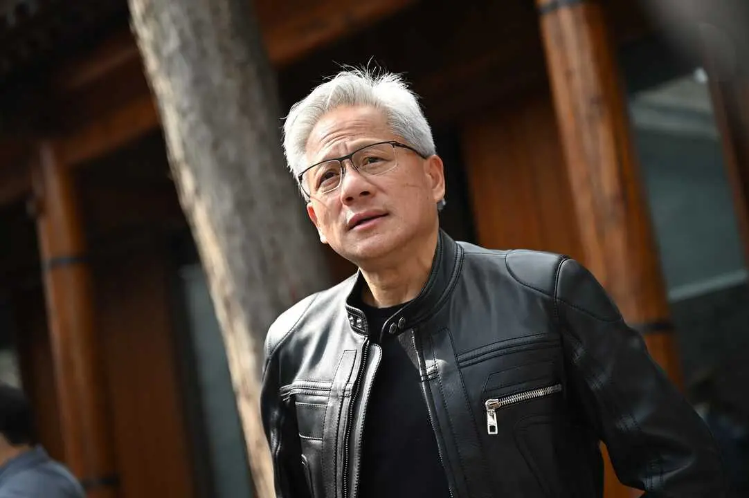 
<p>La revista 'Time' destaca a "los arquitectos de la IA", se&ntilde;alando a Huang como uno de los l&iacute;deres m&aacute;s influyentes de esta tecnolog&iacute;a</p>
<p>   MADRID, 12 (EUROPA PRESS)</p>
<p>   Jensen Huang, consejero delegado de Nvidia, el fabricante tecnol&oacute;gico estadounidense en el epicentro de la fiebre de la IA, que en 2025 se convirti&oacute; en la empresa m&aacute;s valiosa del mundo al superar los 5 billones de d&oacute;lares (4,3 billones de euros) de capitalizaci&oacute;n burs&aacute;til, ha sido elegido como "persona del a&ntilde;o" por el peri&oacute;dico 'Financial Times'.</p>
<p>   El diario de referencia en la City destaca el papel que ha desempe&ntilde;ado el cofundador de Nvidia, que lidera la compa&ntilde;&iacute;a de manera ininterrumpida desde 1993, en la transformaci&oacute;n que ha convertido a los chips en "el motor de la fiebre de la IA que arrasa el mundo empresarial y financiero".</p>
<p>   Adem&aacute;s de considerarle un factor clave en la adopci&oacute;n de una tecnolog&iacute;a capaz de transformar industrias enteras, se&ntilde;ala que Huang, de 62 a&ntilde;os, ha estado en el centro de uno de los mayores programas de inversi&oacute;n jam&aacute;s llevados a cabo por el sector privado, lo que ha impulsado la econom&iacute;a estadounidense y sostenido un auge burs&aacute;til.</p>
<p>    No obstante, el peri&oacute;dico destaca como uno de los mayores logros de Huang la capacidad del ejecutivo nacido en Taiw&aacute;n para negociar con la Casa Blanca de Donald Trump, apuntando que, aparte de halagar al presidente durante apariciones conjuntas, ha demostrado ser experto a la hora de cerrar acuerdos, como la venta de chips a Arabia Saud&iacute; o la cesi&oacute;n de un porcentaje de las ventas de Nvidia en China al Gobierno a cambio de licencias de exportaci&oacute;n.</p>
<p>   Bajo el liderazgo de Jensen Huang, del que 'Financial Times' destaca su longevidad como directivo, pues permanece de manera ininterrumpida al frente de la compa&ntilde;&iacute;a que fund&oacute; en 1993 junto a Chris Malachowsky y Curtis Priem, Nvidia se ha convertido en la empresa cotizada m&aacute;s valiosa de la historia, tras ser la primera, y hasta ahora &uacute;nica compa&ntilde;&iacute;a, en conquistar los 5 billones de d&oacute;lares de capitalizaci&oacute;n, hito logrado el pasado 29 de octubre.</p>
<p>   A pesar de que la valoraci&oacute;n de Nvidia desde entonces ha ca&iacute;do a unos 4,4 billones de d&oacute;lares (3,8 billones de euros), la empresa se mantiene como la m&aacute;s valiosa del mundo y se prev&eacute; que el propio Huang finalice 2025 con un patrimonio neto de m&aacute;s de 160.000 millones de d&oacute;lares (136.515 millones de euros), situ&aacute;ndose entre las 10 personas m&aacute;s ricas del mundo.</p>
<p>    La elecci&oacute;n del CEO de Nvidia por 'Financial Times' a&ntilde;ade un nuevo representante tecnol&oacute;gico al palmar&eacute;s de la personalidad m&aacute;s destacada cada a&ntilde;o desde 2007 por el diario brit&aacute;nico, que en anteriores ediciones eligi&oacute; a figuras del sector como Steve Jobs (2010), Tim Cook (2014), Satya Nadella (2019) o Elon Musk (2021).</p>
<p>'TIME' Y LOS ARQUITECTOS DE LA IA.</p>
<p>   La relevancia de la inteligencia artificial en 2025, y de la figura de Jensen Huang, tambi&eacute;n ha sido destacada por la revista 'Time' que ha elegido como su 'persona del a&ntilde;o' a los "arquitectos de la IA", destacando al CEO de Nvidia como "uno de los l&iacute;deres de IA m&aacute;s influyentes del mundo".</p>
<p>   De este modo, coloca al empresario de origen taiwan&eacute;s en el centro de una de las dos im&aacute;genes de portada con las que ilustra su decisi&oacute;n de 2025 y que homenajea la famosa fotograf&iacute;a de 1932 'Almuerzo en lo alto de un rascacielos' con un grupo de obreros sobre una viga de acero a 244 metros de altura en el edificio RCA de Nueva York.</p>
<p>    En la imagen Jensen Huang aparece junto a Sam Altman (OpenAI), Elon Musk (Tesla/SpaceX), Mark Zuckerberg (Meta), Lisa Su (AMD), Demis Hassabis (DeepMind), Dario Amodei (Anthropic) y Fei-Fei Li (ImageNet), conocida como la 'madrina' de la IA.</p>
<p>    Para 'Time', que elige a su 'persona del a&ntilde;o' desde 1927, este fue el a&ntilde;o en que la IA despunt&oacute; con fuerza y se hizo evidente que no habr&iacute;a vuelta atr&aacute;s y, acaparando las noticias y los debates sobre su impacto. "Cualquiera que fuera la pregunta, la IA era la respuesta", se&ntilde;ala la publicaci&oacute;n, subrayando la velocidad sin precedentes de la adopci&oacute;n de la nueva tecnolog&iacute;a.</p>
<p>   "Toda industria la necesita, toda empresa la usa y toda naci&oacute;n necesita desarrollarla", declara a 'Time' el propio Jensen Huang, para quien se trata de "la tecnolog&iacute;a m&aacute;s impactante de nuestro tiempo".</p>
<p>    Si bien desde su elecci&oacute;n de Charles Lindbergh en 1927 este reconocimiento suele caer sobre una persona, 'Time' algunas veces decide se&ntilde;alar como protagonista anual a un concepto, como sucedi&oacute; con la Tierra en peligro de extinci&oacute;n (1988) o el PC (1982).</p>
<p>    En este sentido, la revista apunta que, con su decisi&oacute;n de 2025, es la tercera ocasi&oacute;n en que su elecci&oacute;n busca capturar un momento clave de la revoluci&oacute;n tecnol&oacute;gica, tras el reconocimiento de 1982 al ordenador personal y al surgimiento de las comunidades digitales con la portada espejada de 2006 que nombr&oacute; a "T&uacute;" como personalidad de aquel a&ntilde;o y que ahora est&aacute; dando paso a la era de la IA.</p>
      