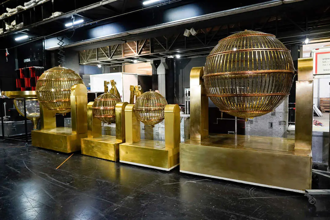 
<p>   MADRID, 12 (EUROPA PRESS TELEVISI&Oacute;N)</p>
<p>   Los bombos y el resto de elementos que intervendr&aacute;n en el sorteo extraordinario de la loter&iacute;a de Navidad 2025 el 22 de diciembre han llegado este viernes al Teatro Real de Madrid, seg&uacute;n ha informado Loter&iacute;as y Apuestas del Estado.</p>
<p>   Justo cuando faltan diez d&iacute;as para la celebraci&oacute;n del sorteo, los bombos y las bolas que repartir&aacute;n la suerte; la tolva, que transportar&aacute; las bolas desde las liras hasta el bombo; o la trompeta, desde la que saldr&aacute;n las bolas hasta la copa, han hecho entrada en el coliseo madrile&ntilde;o a primera hora.</p>
<p>   De este modo, el bombo grande, que ocupaba un espacio protagonista en el escenario, ya est&aacute; listo para acoger las 100.000 bolas de los n&uacute;meros que participan en el sorteo. Fabricado en 2006, est&aacute; realizado en una aleaci&oacute;n de lat&oacute;n y bronce, y tiene una altura de 2,64 metros, una anchura de 2,11 metros y un peso aproximado de 850 kilogramos (kg). El di&aacute;metro de su esfera alcanza 1,58 metros.</p>
<p>    Por su parte, el bombo peque&ntilde;o albergar&aacute; las bolas de los premios y est&aacute; realizado con los mismos materiales que el grande. Cuenta con unas dimensiones de 1,60 de alto por 1,28 metros de ancho, con un di&aacute;metro de esfera de 0,74 metros y un peso en torno a los 450 kg.</p>
<p>    Este viernes tambi&eacute;n han llegado al Teatro Real las 100.000 bolas de n&uacute;meros y las 1.807 bolas de premios. Destacaban entre todas las del primer premio, el popular 'El Gordo', que repartir&aacute; 4 millones de euros por serie. Todas est&aacute;n fabricadas en madera de boj, con los n&uacute;meros grabados en l&aacute;ser y con el mismo peso (3 gramos) y el mismo tama&ntilde;o (18 mm).</p>
<p>    Loter&iacute;as ha explicado que hasta la madrugada del 21 de diciembre todos los elementos del sorteo de Navidad permanecer&aacute;n a 16 metros bajo el escenario "custodiados por unas estrictas medidas de seguridad durante las 24 horas del d&iacute;a".</p>
<p>    Este a&ntilde;o la emisi&oacute;n del sorteo de Navidad es de 3.960 millones de euros, de los que se reparte un 70% en premios. Es decir, que el 22 de diciembre se repartir&aacute;n 2.772 millones de euros en premios. Entre los premios repartidos por la Loter&iacute;a de Navidad, destacan el primer premio, 'El Gordo', con 4.000.000 de euros a la serie; el segundo premio, de 1.250.000 euros a la serie; y el tercero, con 500.000 euros a la serie.</p>
<p> IM&Aacute;GENES DISPONIBLES EN EUROPA PRESS TELEVISI&Oacute;N</p>
<p>URL DE DESCARGA: </p>
<p><a target="_blank" href="https://www.europapress.tv/sociedad/1035524/1/bombos-sorteo-loteria-navidad-2025-ya-estan-teatro-real-madrid">https://www.europapress.tv/sociedad/1035524/1/bombos-sorteo-loteria-navidad-2025-ya-estan-teatro-real-madrid</a></p>
<p>TEL&Eacute;FONO DE CONTACTO 91 345 44 06 </p>
      