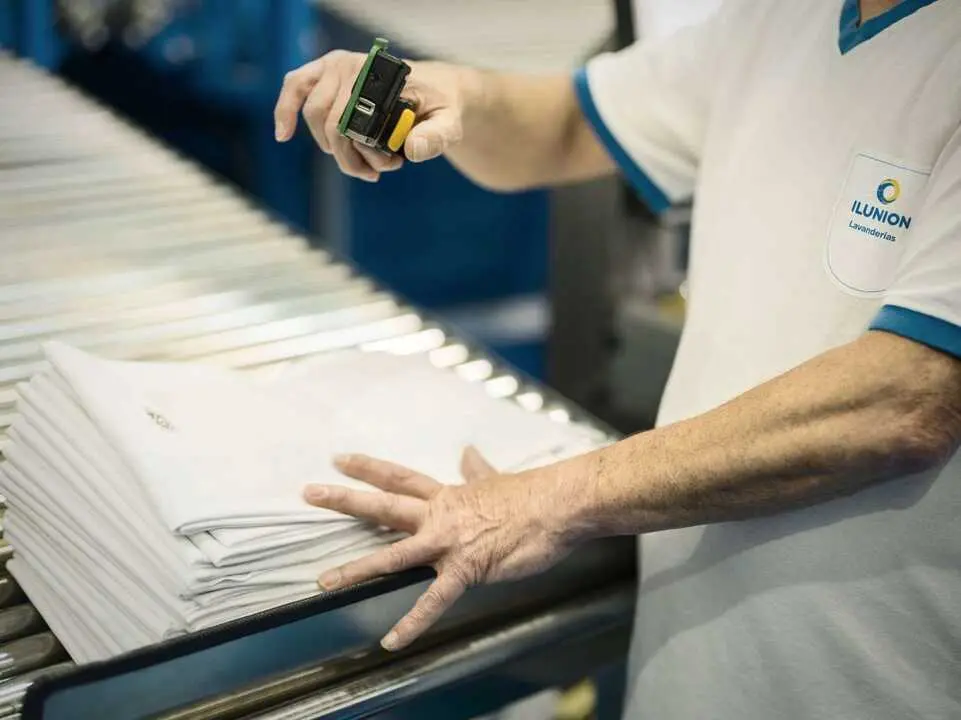 
<p>   MADRID, 12 (EUROPA PRESS)</p>
<p>   La tasa de paro de las personas con discapacidad en Espa&ntilde;a se situ&oacute; en el 18,5% en 2024, lo que supone un descenso de 1,2 puntos con respecto al a&ntilde;o anterior, y 7,3 puntos m&aacute;s que la tasa de paro de las personas sin discapacidad, que se situ&oacute; en un 11,2%, seg&uacute;n la Estad&iacute;stica de Discapacidad en el Mercado Laboral publicada este viernes por el Instituto Nacional de Estad&iacute;stica (INE).</p>
<p>   Por su parte, la tasa de empleo se situ&oacute; en el 28,9%, con un aumento de 0,4 puntos respecto a 2023. Mientras, en la poblaci&oacute;n sin discapacidad esta tasa fue del 69,7%, lo que supone una diferencia de 40,8 puntos.</p>
<p>   Adem&aacute;s, de la estad&iacute;stica se desprende que la tasa de actividad de las personas con discapacidad se sit&uacute;o en el 35,4% en 2024, lo que supuso un descenso de 0,1 puntos respecto al a&ntilde;o anterior. Esta tasa representa menos de la mitad que la de la poblaci&oacute;n sin discapacidad, que alcanza el 78,5%.</p>
<p>   Por sexo, la tasa de actividad creci&oacute; 1,2 puntos en las mujeres, hasta alcanzar el 36,3%, mientras que se redujo 1,1 puntos en los hombres, hasta el 34,7%. Por su parte, la tasa de empleo de las mujeres con discapacidad fue del 29,8% (1,5 puntos m&aacute;s que en 2023) y la de hombres del 28,2% (0,4 puntos menos).</p>
<p>   Por edad, el grupo de 25 a 44 a&ntilde;os mostr&oacute; las tasas m&aacute;s altas de actividad (48,6%) y empleo (37,6%) y una tasa de paro del 22,7%, mientras que el grupo m&aacute;s joven, de 16 a 24 a&ntilde;os, present&oacute; el doble de tasa de paro (48,6%) y una tasa de empleo tres veces inferior (11,7%).</p>
<p>   Por tipo de discapacidad, la sensorial present&oacute; la mayor tasa de actividad (52,4%), mientras que la mental registr&oacute; la menor (29,8%).</p>
<p>   De los datos tambi&eacute;n se desprende que el 69,9% de los ocupados con discapacidad eran asalariados del sector privado y el 20,8%, del sector p&uacute;blico. El 83,8% ten&iacute;an contrato indefinido y el 82,5% a jornada completa.</p>
<p>   Por comunidades aut&oacute;nomas, las que presentaron mayor tasa de actividad fueron Cantabria (45,1%) y Comunidad de Madrid (41,5%). En el lado opuesto, figuran Canarias (28,4%) y Principado de Asturias (29,3%).</p>
<p>   En cuanto al salario medio anual bruto de los trabajadores con discapacidad, este alcanz&oacute; los 23.159,7 euros en 2023, un 5,1% m&aacute;s que en 2022. Esta cifra represent&oacute; el 82,1% del salario medio de los trabajadores sin discapacidad (28.207,8 euros).</p>
<p>   De las 33.015.200 personas con relaci&oacute;n a la Seguridad Social en 2023 con 16 o m&aacute;s a&ntilde;os, 3.305.700 (el 10%) ten&iacute;an discapacidad reconocida.</p>
<p>   De ellas, 2.526.700 recibieron solo una pensi&oacute;n contributiva --lo que represent&oacute; el 76,4% del total con relaci&oacute;n a la Seguridad Social, frente al 20,5% sin discapacidad-- y 377.300 estuvieron en alta laboral exclusiva (11,4% frente al 63,3%).</p>
      