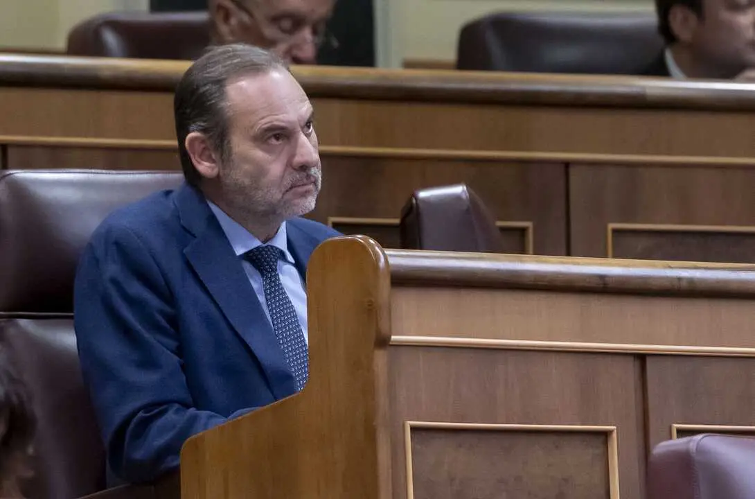 
<p>    MADRID, 12 (EUROPA PRESS)</p>
<p>   El Bar&oacute;metro de Opini&oacute;n del Centro de Investigaciones Sociol&oacute;gicas (CIS) de este mes de diciembre refleja un incremento de la inquietud generada por la corrupci&oacute;n y una mayor censura al comportamiento de los pol&iacute;ticos, aunque el principal problema de Espa&ntilde;a es, de nuevo, la vivienda.</p>
<p>   En el primer estudio de este tipo realizado por el CIS tras el ingreso en prisi&oacute;n del exministro socialista Jos&eacute; Luis &Aacute;balos, las menciones a la corrupci&oacute;n suben cuatro puntos con respecto al mes anterior, hasta el 16,2%, su segundo m&aacute;ximo de este a&ntilde;o. Y tambi&eacute;n crecen las alusiones al mal comportamiento de los pol&iacute;ticos, que pasan el 12,9% de noviembre a un 13,8%.</p>
<p>    En la c&uacute;spide de los problemas repite la vivienda, que lleva ya 13 meses en ese primer puesto, esta vez con un 39,9% tan s&oacute;lo una d&eacute;cima menos que el mes anterior.</p>
<p>   (SEGUIR&Aacute; AMPLIACI&Oacute;N)</p>
      