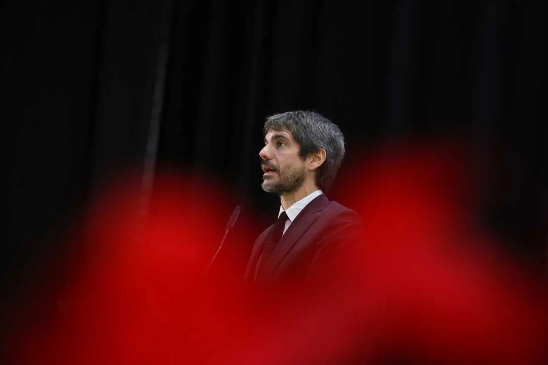 
<p>   MADRID, 21 (EUROPA PRESS)</p>
<p>   El Ministerio de Cultura, a trav&eacute;s del Instituto de la Cinematograf&iacute;a y las Artes Audiovisuales (ICAA), ha concedido ayudas para la escritura de guiones de largometrajes cinematogr&aacute;ficos por valor de 8 millones. Las cuant&iacute;as de las ayudas son de 30.000 euros para los proyectos de guiones de largometrajes y de 25.000 euros para los de documentales.</p>
<p>    De un total de 4.080 solicitudes presentadas, han resultado beneficiarios 285 guiones, de los que 224 son de ficci&oacute;n (84% de la dotaci&oacute;n total), 53 de car&aacute;cter documental (13% de la dotaci&oacute;n total) y 8 de animaci&oacute;n (3% de dotaci&oacute;n total). Treinta y cuatro de los guiones se realizan en r&eacute;gimen de coautor&iacute;a.</p>
<p>    Esta l&iacute;nea de ayudas ha reservado un 25% del cr&eacute;dito a proyectos de guiones escritos en lenguas cooficiales distintas al castellano y un 45% a proyectos de guiones escritos exclusivamente por mujeres. As&iacute;, han resultado beneficiarios 74 guiones escritos en lenguas cooficiales distintas al castellano, un 25,9% de la dotaci&oacute;n total, de los que 35 son en catal&aacute;n, 16 en valenciano, 10 en euskera, 13 en gallego.</p>
<p>   Respecto a la presencia femenina en la autor&iacute;a de los guiones de largometrajes beneficiarios, 131 est&aacute;n escritos exclusivamente por mujeres, un 45% de la dotaci&oacute;n total. Atendiendo a la comunidad aut&oacute;noma de residencia de los beneficiarios, &eacute;stas se distribuyen en Andaluc&iacute;a (22), Arag&oacute;n (9), Canarias (4), Cantabria (1), Castilla -La Mancha (5), Castilla y Le&oacute;n (2) Catalu&ntilde;a (60), Comunidad de Madrid (107), Comunidad Foral de Navarra (2), Comunidad Valenciana (29), Extremadura (3), Galicia (18), Islas Baleares (5), Pa&iacute;s Vasco (14), Principado de Asturias (1) y Regi&oacute;n de Murcia (2).</p>
<p>    Seg&uacute;n el Ministerio, en la selecci&oacute;n de proyectos solo se han admitido guiones en cuya elaboraci&oacute;n y desarrollo no se hayan utilizado herramientas de inteligencia artificial generativa.</p>
<p>    Con esta convocatoria, el Ministerio de Cultura recupera la l&iacute;nea de ayudas para la elaboraci&oacute;n de guiones de largometrajes ya prevista en la Ley 55/2007, de 28 de diciembre, del Cine, y que llevaba sin convocarse desde el a&ntilde;o 2011. Con ellas se busca afianzar las capacidades de los profesionales en los primeros eslabones de la cadena de valor con el fin de mejorar el tejido industrial espa&ntilde;ol y de combatir la precariedad laboral de los guionistas</p>
      