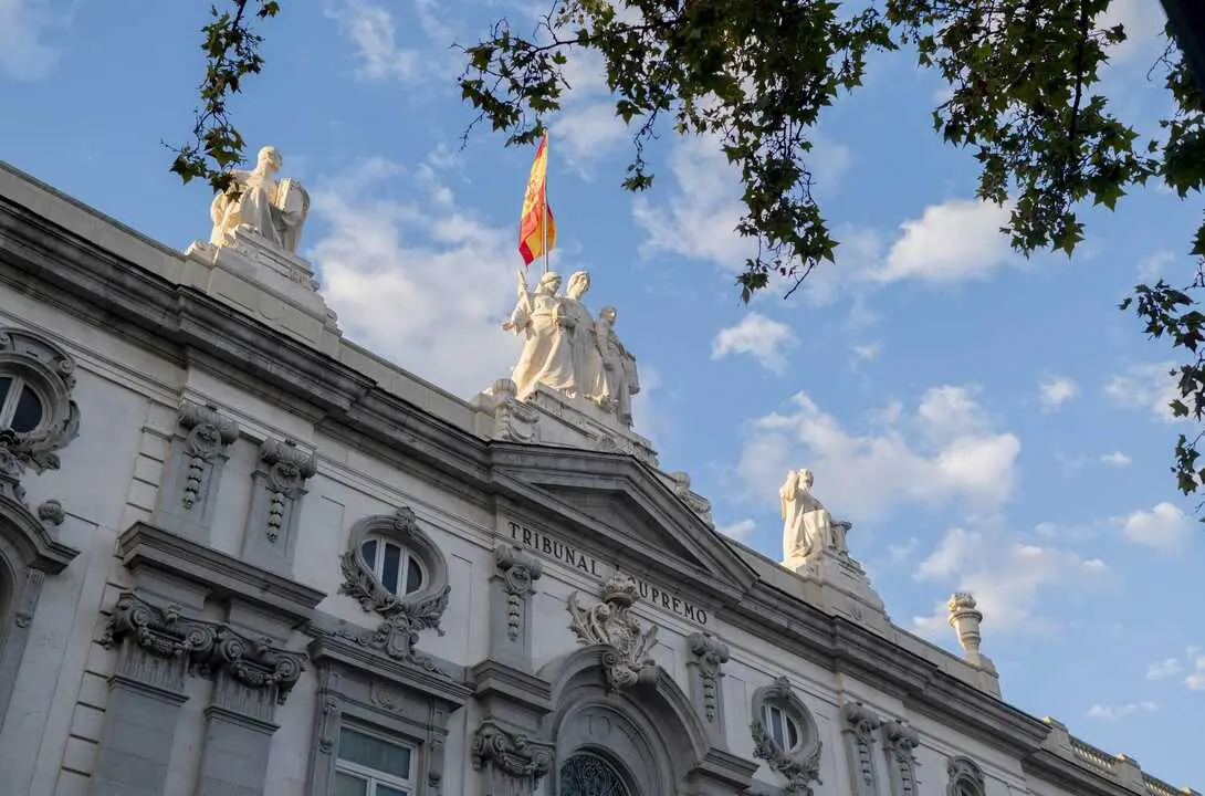 
<p>Concluye que basta con avisar antes a la junta de propietarios, salvo que afecte de forma innecesaria o desproporcionada al resto de vecinos</p>
<p>   MADRID, 12 (EUROPA PRESS)</p>
<p>   El Tribunal Supremo ha fijado que basta con avisar previamente a la comunidad de vecinos para instalar un punto de recarga de veh&iacute;culo el&eacute;ctrico para uso privado en una plaza de garaje, toda vez que ha descartado que sea necesaria la autorizaci&oacute;n de la junta de propietarios para realizar el montaje.</p>
<p>   Los magistrados de la Sala de lo Civil han concluido que, aunque el cableado para suministro de energ&iacute;a discurra en todo o en parte por elementos comunes o deba quedar sujeto a los mismos, "no se precisa" el visto bueno de la comunidad, "salvo que se aprecie una afectaci&oacute;n innecesaria o desproporcionada de dichos elementos comunes o pueda entra&ntilde;ar un perjuicio para los dem&aacute;s copropietarios".</p>
<p>((HABR&Aacute; AMPLIACI&Oacute;N))</p>
      