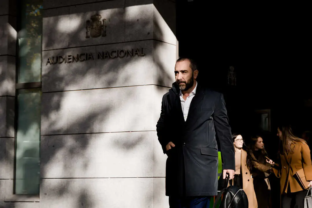 
<p>La UCO sostiene que Aldama puso a la trabajadora a disposici&oacute;n de &Aacute;balos y Koldo para "funciones de asesor&iacute;a fiscal"</p>
<p>   MADRID, 12 (EUROPA PRESS)</p>
<p>   La secretaria del empresario V&iacute;ctor de Aldama, Mar&iacute;a Pilar Losada, ha asegurado este viernes como testigo en la Audiencia Nacional por el 'caso hidrocarburos' que realiz&oacute; alguna gesti&oacute;n para el exministro Jos&eacute; Luis &Aacute;balos porque se lo ped&iacute;a su jefe.</p>
<p>   En su declaraci&oacute;n ante el juez Santiago Pedraz, la testigo ha indicado que habl&oacute; con &Aacute;balos una &uacute;nica vez por un problema en la vivienda de &eacute;l en Valencia, de acuerdo con las fuentes jur&iacute;dicas consultadas por Europa Press.</p>
<p>   La secretaria del tambi&eacute;n considerado presunto conseguidor del 'caso Koldo' ha enmarcado ese contacto con &Aacute;balos en que era una de las muchas cosas que le ped&iacute;a Aldama que hiciera.</p>
<p>   Seg&uacute;n el &uacute;ltimo informe de la Unidad Central Operativa (UCO) de la Guardia Civil aportado a la causa, la "relaci&oacute;n estrecha" de Aldama con &Aacute;balos y su asesor ministerial Koldo Garc&iacute;a incluy&oacute; que el empresario "puso a disposici&oacute;n de ambos los servicios de su secretaria personal para que &eacute;sta les prestara funciones de asesor&iacute;a fiscal".</p>
<p>   Los investigadores recogen que, el 11 de febrero de 2022, Losada acudi&oacute; al domicilio personal del exministro de Transportes. "Buenas tardes, como est&aacute;s. Espero que bien. Me gustar&iacute;a tomarme un caf&eacute; contigo, dime cu&aacute;ndo podr&iacute;as y d&oacute;nde. Es importante", mensaje&oacute; ella a &Aacute;balos, que le dijo que estar&iacute;a en casa toda la tarde.</p>
<p>   Tambi&eacute;n se&ntilde;alan como "particularmente relevante" que la secretaria, en sus comunicaciones con Aldama, se refiriera a &Aacute;balos como "el jefe" y a Koldo como "K".</p>
<p>   Ello "evidencia un trato habitual, directo y cercano con ambos", seg&uacute;n la Guardia Civil, que plasma otro mensaje de Losada, esta vez con Aldama, en el que dice haber hecho "un peque&ntilde;o informe preliminar para el jefe" y que "lo tiene K".</p>
      