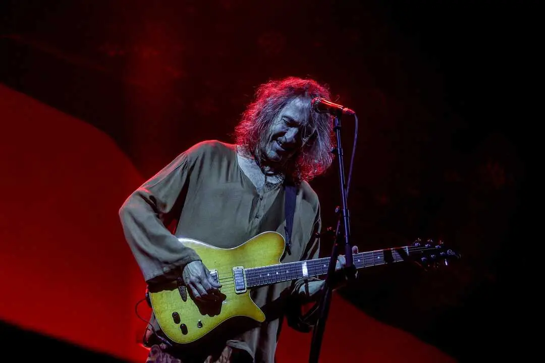 
<p>   PLASENCIA (C&Aacute;CERES), 12 (EUROPA PRESS)</p>
<p>   El m&uacute;sico Robe Iniesta recibir&aacute; este domingo, 14 de diciembre, un "sentido homenaje" en su localidad natal, Plasencia, tras su fallecimiento este pasado mi&eacute;rcoles a los 63 a&ntilde;os.</p>
<p>   As&iacute; lo han confirmado las redes sociales del artista, que agradecen el cari&ntilde;o y apoyo recibido "estos d&iacute;as tan dif&iacute;ciles y tan tristes" y avanzan que avanzan que el lugar y la hora de este homenaje se indicar&aacute;n ma&ntilde;ana s&aacute;bado.</p>
<p>   Por su parte, el Ayuntamiento de Plasencia ha ampliado el horario de firma en el libro de condolencias instalado en el zagu&aacute;n municipal, que tambi&eacute;n permanecer&aacute; abierto este viernes hasta las 20,00 horas, y el s&aacute;bado de 10,00 a 14,00 horas, para que los ciudadanos puedan dejar su despedida al m&uacute;sico placentino.</p>
      