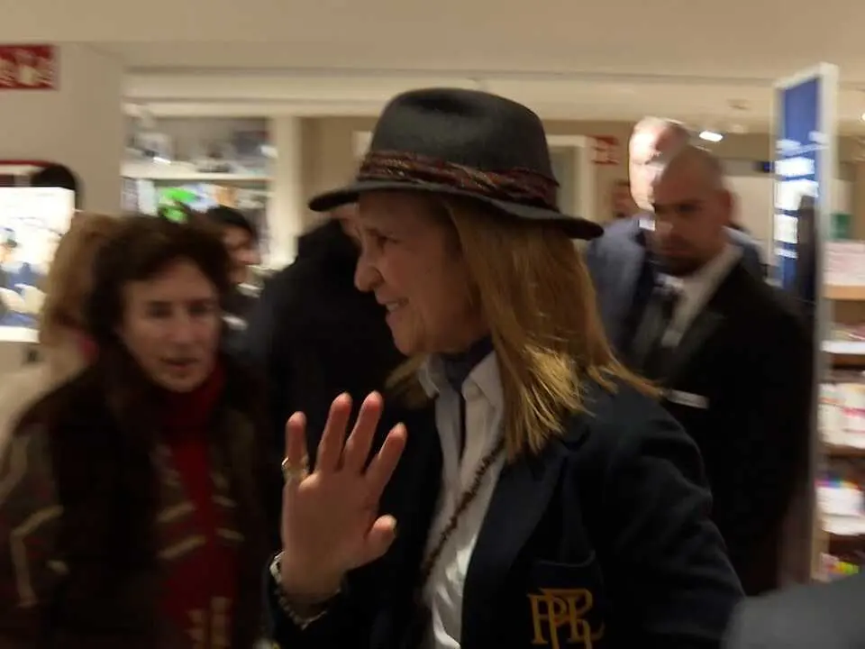 
<p>Laurence Debray pone en valor la asistencia de lectores de todas las edades: "El m&aacute;s joven ten&iacute;a 12 a&ntilde;os"</p>
<p>   MADRID, 12 (EUROPA PRESS)</p>
<p>   La infanta Elena ha asistido este viernes a la firma del libro 'Reconciliaci&oacute;n' (Planeta), la biograf&iacute;a del rey Juan Carlos I escrita por de la autora Laurence Debray, para mostrar su apoyo a la escritora y hablar con los primeros asistentes.</p>
<p>     La coautora de las memorias ha querido destacar, en declaraciones a Europa Press, la buena relaci&oacute;n que tiene con la infanta: "Me apoya mucho y siempre vamos a los eventos juntas. La quiero mucho, siempre me ha apoyado mucho. Ella y su hermana", ha valorado tras la firma del libro en 'El Corte Ingl&eacute;s' de la calle Goya.</p>
<p>   A ra&iacute;z de esto, Debray ha excusado la brevedad de la estancia de la Infanta, quien llegaba de viaje en ese momento. "Es una persona muy fiel y un encanto de mujer", ha resaltado antes de agradecer el "apoyo" de la infanta en sus visitas a Madrid, "como amiga y como hija del rey".</p>
<p>   Asimismo, la autora ha comentado acerca de la recepci&oacute;n del libro, que ha vendido 40.000 ejemplares en los primeros cinco d&iacute;as desde que se ha puesto a la venta en Espa&ntilde;a: "Sobre las cr&iacute;ticas que ha habido en los medios, pues tengo la impresi&oacute;n que la gente se queda con las ganas de saber m&aacute;s, de tener su propia impresi&oacute;n, de leerlo. Yo estoy encantada", ha valorado. El libro ya va por la quinta edici&oacute;n, lo que la editorial ha descrito como "cifras hist&oacute;ricas".</p>
<p>UNA FIRMA MULTITUDINARIA Y DE TODAS LAS EDADES</p>
<p>   Al ser preguntada por sus impresiones, la bi&oacute;grafa del em&eacute;rito ha destacado la asistencia de lectores de todas las edades, el m&aacute;s joven siendo un ni&ntilde;o de doce a&ntilde;os. "Ha venido un ni&ntilde;o que adem&aacute;s quer&iacute;a &eacute;l la firma en su ejemplar y algunos otros tambi&eacute;n j&oacute;venes que rondaban los 20", ha subrayado.</p>
<p>   Esta variedad en la asistencia la ha calificado como "positiva", ya que, seg&uacute;n la escritora, es importante que la gente joven tenga inquietudes para "conocer la historia del pa&iacute;s". La autora ha terminado as&iacute; de resumir la lectura como "un libro de historia y un testimonio para la historia".</p>
<p>   En este sentido, un joven de 20 a&ntilde;os ha puesto en valor su inter&eacute;s en la figura del em&eacute;rito como el motivo principal de su asistencia: "Es un personaje interesante, sobre todo por el proceso de la transici&oacute;n espa&ntilde;ola y el poder que ha ostentado durante los &uacute;ltimos 40 a&ntilde;os en Espa&ntilde;a".</p>
<p>   Como muchos otros, ha aprovechado la firma de esta biograf&iacute;a para comprar el libro y leerlo por primera vez. As&iacute;, espera que su lectura sirva para "potenciar el conocimiento de Espa&ntilde;a desde una perspectiva m&aacute;s personal de la vivencia del rey".</p>
<p>   El evento, que ha superado por media hora el tiempo previsto, ha tenido un gran n&uacute;mero de asistentes en su apertura, a los que se han ido sumando m&aacute;s lectores que han aprovechado la oportunidad para tener unas palabras con la autora.</p>
<p>    En 'Reconciliaci&oacute;n', de 500 p&aacute;ginas narradas en primera persona, el rey em&eacute;rito repasa su vida desde su nacimiento en Roma el 5 de enero de 1938, en el exilio, hasta su salida voluntaria del pa&iacute;s para mudarse a Abu Dabi, donde reside desde agosto de 2020.</p>
      