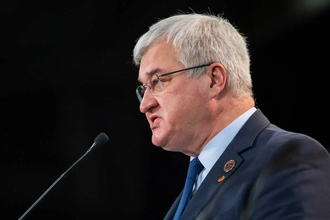 
<p>Kiev presiona para que esta medida "permanezca en vigor" mientras Mosc&uacute; "amenace la seguridad"</p>
<p>   MADRID, 12 (EUROPA PRESS)</p>
<p>   El Gobierno ucraniano ha aplaudido que los pa&iacute;ses de la Uni&oacute;n Europea hayan acordado este viernes la inmovilizaci&oacute;n indefinida de 210.000 millones de euros de activos rusos congelados en suelo europeo, con los que Bruselas quiere financiar a Ucrania.</p>
<p>   "La UE ha tomado una medida urgente y justificada para bloquear cualquier transferencia de activos del Banco Central de Rusia inmovilizados en la UE", ha celebrado el ministro de Exteriores ucraniano, Andri Sibiha, que ha calificado la decisi&oacute;n de "oportuna y decisiva para proteger a Europa y apoyar a Ucrania".</p>
<p>   Para el jefe de la diplomacia ucraniana, esta acci&oacute;n "cierra una peligrosa laguna y debe permanecer en vigor mientras las acciones de Rusia amenacen la seguridad y la estabilidad econ&oacute;mica de la Uni&oacute;n Europea", seg&uacute;n ha indicado a trav&eacute;s de su perfil en la red social X.</p>
<p>   La medida, que ha sido adoptada con 25 votos a favor y dos en contra --Hungr&iacute;a y Eslovaquia--, es un paso previo para reforzar las salvaguardas antes de recurrir a la liquidez de estos activos para financiar el "pr&eacute;stamo de reparaci&oacute;n" a Ucrania que los l&iacute;deres europeos esperan consensuar en la cumbre de la pr&oacute;xima semana.</p>
      