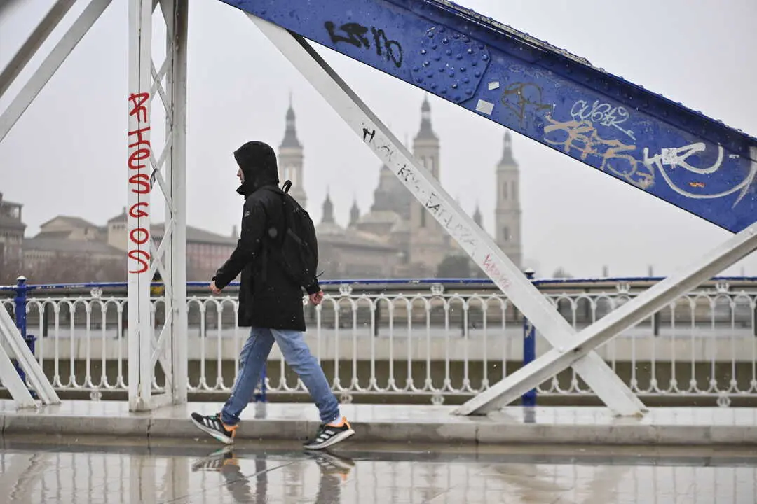 
<p>    MADRID, 13 (EUROPA PRESS)</p>
<p>   Lluvia, viento, tormenta, oleaje, nieve y niebla activan este s&aacute;bado avisos en trece provincias, as&iacute; como Ceuta y Melilla, seg&uacute;n la Agencia Estatal de Meteorolog&iacute;a (AEMET), que prev&eacute; un d&iacute;a marcado por la inestabilidad en Canarias, sur peninsular y &aacute;rea mediterr&aacute;nea debido a la formaci&oacute;n de la borrasca 'Emilia' en torno a Marruecos.</p>
<p>   En concreto, las provincias con aviso amarillo por lluvia ser&aacute;n M&aacute;laga, Santa Cruz de Tenerife (La Gomera y La Palma) y Las Palmas (Fuerteventura y Lanzarote). Sin embargo, se elevar&aacute;n al nivel naranja (importante) en C&aacute;diz, Ceuta, Santa Cruz de Tenerife (Tenerife) y Las Palmas (Gran Canaria).</p>
<p>   En cuanto al viento, Almer&iacute;a, C&aacute;diz, M&aacute;laga y Ceuta esperan avisos amarillos, que subir&aacute;n al nivel naranja en Santa Cruz de Tenerife (Tenerife, La Palma, La Gomera, El Hierro) y Las Palmas (Gran Canaria).</p>
<p>   Por su parte, las tormentas activar&aacute;n avisos amarillos en C&aacute;diz, Ceuta, Santa Cruz de Tenerife (Tenerife, La Palma, La Gomera) y Las Palmas (Gran Canaria, Fuerteventura y Lanzarote). Tambi&eacute;n de este nivel, pero por nieve, estar&aacute;n Santa Cruz de Tenerife (La Palma) y Las Palmas (Gran Canaria) y con aviso amarillo por niebla estar&aacute; Lugo.</p>
<p>   Adem&aacute;s, el oleaje pondr&aacute; con avisos amarillos a Almer&iacute;a, C&aacute;diz, Granada, M&aacute;laga, Asturias (litoral costero occidental y oriental), Cantabria (litoral costero), Guip&uacute;zcoa, Vizcaya, Ceuta (costa) y Melilla (costa). Pero se elevar&aacute;n al nivel naranja en A Coru&ntilde;a, Lugo, Pontevedra Santa Cruz de Tenerife (Tenerife, La Palma, La Gomera, El Hierro) y Las Palmas (Gran Canaria, Fuerteventura y Lanzarote).</p>
<p>   La AEMET prev&eacute; para este s&aacute;bado precipitaciones fuertes y persistentes en el entorno del Estrecho y litoral gaditano, que podr&aacute;n sobrepasar los 100 litros acumulados. Adem&aacute;s, espera probables rachas muy fuertes de levante en el Estrecho y Albor&aacute;n.</p>
<p>   AEMET tambi&eacute;n ha hecho hincapi&eacute; en que Canarias tendr&aacute; rachas muy fuertes de viento de componente norte con chubascos y tormentas que, especialmente en vertientes norte, se prev&eacute;n fuertes y persistentes y que dejar&aacute;n acumulados significativos de nieve en cumbres.</p>
<p>   As&iacute;, se prev&eacute; que predominar&aacute;n los cielos nubosos o cubiertos en la mayor parte del territorio, con tendencia a despejarse en la mitad norte peninsular a excepci&oacute;n de &aacute;reas mediterr&aacute;neas. Estas lluvias provocar&aacute;n precipitaciones en Baleares, sur de Andaluc&iacute;a, Ceuta, Melilla y en la mayor parte del tercio oriental peninsular, poco probables en Catalu&ntilde;a.</p>
<p>   Los mayores acumulados, con precipitaciones fuertes y persistentes acompa&ntilde;ados con tormenta, se esperan en M&aacute;laga y especialmente en C&aacute;diz y Ceuta, donde localmente se podr&iacute;an acumular m&aacute;s de 100 litros. Tambi&eacute;n podr&iacute;a darse alg&uacute;n acumulado significativo en puntos del sureste, as&iacute; como alguna lluvia d&eacute;bil en el Cant&aacute;brico occidental aunque con baja probabilidad.</p>
<p>   De esta forma, los chubascos tambi&eacute;n se prev&eacute;n fuertes, persistentes y con tormenta en Canarias, en especial en vertientes norte de las islas monta&ntilde;osas con cota de nieve entre 1.700 y 2.000 metros (m) en Canarias, que podr&aacute;n descender locamente a los 1.400 m y con acumulados significativos en cumbres.</p>
<p>   Adem&aacute;s, se esperan probables bancos de niebla matinales en interiores de los tercios este y norte peninsulares y heladas d&eacute;biles en monta&ntilde;as de la mitad norte peninsular.</p>
<p>   En cuanto a temperaturas m&aacute;ximas, estar&aacute;n en ascenso en la mitad occidental de la Pen&iacute;nsula, localmente notables en puntos del extremo oeste, alto Ebro y este de la meseta Sur, con descensos en la Ib&eacute;rica sur y acusados en Canarias. Al mismo tiempo, las m&iacute;nimas descender&aacute;n en Canarias, Cant&aacute;brico y cuadrante noroeste, pero aumentar&aacute;n en el cuadrante sureste y resto de zonas mediterr&aacute;neas y de Andaluc&iacute;a con pocos cambios t&eacute;rmicos en el resto.</p>
<p>    A su vez, soplar&aacute; viento del norte fuerte con rachas muy fuertes en Canarias, con viento de componente este en el resto. No obstante, se prev&eacute; moderado en Baleares, mitad sur peninsular y litorales mediterr&aacute;neos y del noroeste, que llegar&aacute;n a fuerte con probables rachas muy fuertes de levante en el Estrecho y Albor&aacute;n, mientras que en el resto ser&aacute; en general flojo.</p>
      