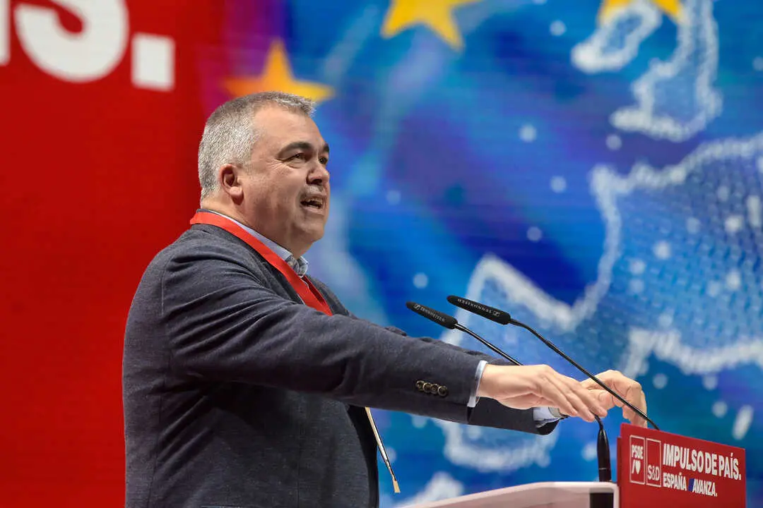 
<p>El que fue responsable del aparato del PSOE firm&oacute; la resoluci&oacute;n de expulsi&oacute;n de los cuatro concejales ahora no adscritos de Santiago</p>
<p>   SANTIAGO DE COMPOSTELA, 13 (EUROPA PRESS)</p>
<p>   El que fue secretario de Organizaci&oacute;n del Partido Socialista a nivel estatal, Santos Cerd&aacute;n, ser&aacute; citado a declarar como testigo en el juicio por la expulsi&oacute;n de las filas socialistas de los cuatro ediles compostelanos Mercedes Ros&oacute;n, Milagros Castro, Gonzalo Mu&iacute;&ntilde;os, y Marta &Aacute;lvarez, que en la actualidad son no adscritos.</p>
<p>   Cerd&aacute;n es uno de los testigos solicitados por la representaci&oacute;n legal de los concejales ahora no adscritos en la audiencia previa a la celebraci&oacute;n del juicio --previsto para los d&iacute;as 7 y 8 de septiembre--, una sesi&oacute;n que tuvo lugar en el pasado mes de octubre y a cuyo contenido ha tenido acceso Europa Press.</p>
<p>   En la vista, el abogado de los ediles expulsados del Partido Socialista pide que el que fue secretario de Organizaci&oacute;n del PSOE comparezca como testigo en calidad de persona firmante de la resoluci&oacute;n disciplinaria aprobada contra los concejales.</p>
<p>   Asimismo, el representante legal de los cuatro concejales ahora no adscritos solicita que comparezcan tambi&eacute;n como testigos, adem&aacute;s de los propios demandantes, cuatro trabajadores eventuales del Partido Socialista en la ciudad y el exalcalde Jos&eacute; Antonio S&aacute;nchez Bugallo.</p>
<p>   Sin embargo, en esta audiencia previa, la abogada que representa al Partido Socialista se opone y presenta recurso contra la citaci&oacute;n de Cerd&aacute;n al asegurar que ya no forma parte del PSOE y que la petici&oacute;n solo busca un "efecto medi&aacute;tico" dada su situaci&oacute;n --en aquel momento permanec&iacute;a detenido en el marco de la supuesta trama de cobro de comisiones a cambio de adjudicaciones--.</p>
<p>   La letrada que se encarga de la representaci&oacute;n legal del Partido Socialista s&iacute; defiende que comparezca el director de la Asesor&iacute;a Jur&iacute;dica de Ferraz, por considerar que podr&iacute;a aclarar la tramitaci&oacute;n de los expedientes disciplinarios. As&iacute;, se&ntilde;ala que &eacute;ste tiene pleno conocimiento del proceso, al contrario que Santos Cerd&aacute;n, a quien, seg&uacute;n argumenta, solo se le hace llegar la propuesta de resoluci&oacute;n para su firma.</p>
<p>   Adem&aacute;s, propone que acuda como testigo el encargado de instruir el expediente desde Ferraz y que se aporten los archivos de audio de las ruedas de prensa hechas por los demandantes o que, en el caso de que la solicitud de esta prueba sea impugnada, que las grabaciones se reproduzcan durante el juicio.</p>
<p>   Por &uacute;ltimo, solicita que no se repitan las declaraciones de testigos que ya comparecieron --como Bugallo y trabajadores eventuales--, de forma que se utilicen sus testimonios durante la vista que decidi&oacute; sobre las medidas cautelares que ped&iacute;an los cuatro ediles para frenar su expulsi&oacute;n del partido, un aspecto que la magistrada rechaza.</p>
<p>LA JUEZA ACEPTA TODAS LAS PROPUESTAS DE TESTIGOS</p>
<p>   Por el contrario, la jueza acepta todos los testigos propuestos por las partes y se&ntilde;ala que, en el caso de Cerd&aacute;n, el hecho de que pertenezca o no al partido es indiferente toda vez que se le cita en calidad de firmante de la resoluci&oacute;n.</p>
<p>   Tambi&eacute;n considera que el instructor de los expedientes podr&aacute; ilustrar sobre los motivos por los que se imponen las sanciones y tambi&eacute;n sobre la mec&aacute;nica de estas.</p>
<p>   En relaci&oacute;n a la petici&oacute;n de la abogada del PSOE de no recoger el testimonio de los cuatro demandantes, la jueza recuerda que la vista por las medidas cautelares ten&iacute;a un objetivo concreto y determinado, aunque despu&eacute;s se hablase all&iacute; de lo "divino y lo humano".</p>
<p>   As&iacute;, se&ntilde;ala que, para salvar el principio de inmediaci&oacute;n --regla procesal fundamental que exige la presencia directa y personal del juez en las audiencias y debates-- se admiten todas las propuestas de comparecencia.</p>
<p>UN CONFLICTO QUE ARRANC&Oacute; EN EL D&Iacute;A DE SAN JUAN DE 2024</p>
<p>   El conflicto interno del PSOE local de la capital gallega estall&oacute; el 24 junio de 2024, cuando los seis concejales del grupo municipal votaron en el pleno a favor de una ordenanza sobre las viviendas tur&iacute;sticas en contra de la decisi&oacute;n marcada por la direcci&oacute;n local, que optaba por la abstenci&oacute;n.</p>
<p>   Esa misma jornada, d&iacute;a de San Juan y festivo en muchas localidades gallegas, la ejecutiva de Santiago convoc&oacute; una reuni&oacute;n para ordenar el relevo de dos de los trabajadores del grupo, la jefa de gabinete y el responsable de comunicaci&oacute;n, unos cambios que el portavoz municipal, entonces Gonzalo Mu&iacute;&ntilde;os, se neg&oacute; a firmar y por los que fue suspendido de militancia durante un plazo de 18 meses.</p>
<p>   A continuaci&oacute;n, Mu&iacute;&ntilde;os fue suspendido de militancia y la direcci&oacute;n local acord&oacute; nombrar a Gumersindo Guinarte como nuevo portavoz del Grupo Municipal y a Marta Abal como secretaria, convocando a Mercedes Ros&oacute;n, Milagros Castro y Marta &Aacute;lvarez a una reuni&oacute;n para ratificar dichos nombramientos. Sin embargo, las tres concejalas no acudieron al entender que la convocatoria era nula, lo que supuso la ruptura en la totalidad del grupo municipal y su posterior expulsi&oacute;n.</p>
<p>   As&iacute; las cosas, y tras pedir judicialmente medidas cautelares que frenasen su expulsi&oacute;n --un aspecto que les fue denegado--, Mercedes Ros&oacute;n, Milagros Castro, Gonzalo Mu&iacute;&ntilde;os y Marta &Aacute;lvarez presentaron una demanda contra el PSOE en la que reclaman la impugnaci&oacute;n de las resoluciones disciplinarias para su reincorporaci&oacute;n en el grupo municipal local.</p>
      