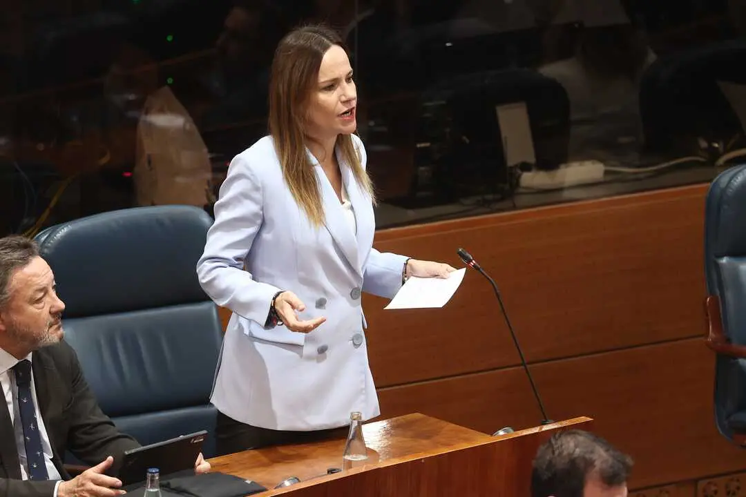 
<p>    MADRID, 14 (EUROPA PRESS)</p>
<p>   La portavoz de Vox en la Asamblea de Madrid, Isabel P&eacute;rez Mo&ntilde;ino, ha preguntado este domingo a la presidenta de la Comunidad de Madrid, Isabel D&iacute;az Ayuso, "si el acento del marroqu&iacute; reincidente" que agredi&oacute; a una anciana en el Metro "cabe en Madrid".</p>
<p>   Mo&ntilde;ino y el portavoz nacional de Seguridad e Inmigraci&oacute;n, Samuel V&aacute;zquez, han acudido a la Puerta del Sol de la capital a denunciar el &uacute;ltimo supuesto hecho violento que atribuyen a un extranjero a una anciana de 80 a&ntilde;os en el Metro de Madrid.</p>
<p>   Durante su intervenci&oacute;n, Mo&ntilde;ino ha asegurado que la v&iacute;ctima ha quedado "silenciada" y vincul&oacute; el suceso con lo que considera "una falta de pol&iacute;ticas firmes en materia de seguridad e inmigraci&oacute;n".</p>
<p>   "Una mujer que no abrir&aacute; portadas de los peri&oacute;dicos ni abrir&aacute; telediarios ni siquiera ocupar&aacute; un espacio en esas concejal&iacute;as de mujer y de feminismo. Una v&iacute;ctima completamente silenciada porque el agresor es un marroqu&iacute; reincidente que est&aacute; aqu&iacute; en nuestras calles", ha aseverado.</p>
<p>   As&iacute;, ha criticado que "entre los socialistas y los mis&oacute;ginos extranjeros, las mujeres cada vez est&aacute;n m&aacute;s inseguras en Espa&ntilde;a y frente a esto hay que aplicar pol&iacute;ticas y discursos valientes". "Todos fuera, los socialistas del poder y los delincuentes extranjeros fuera de nuestras calles a cumplir su pena a sus pa&iacute;ses de origen", ha solicitado.</p>
<p>   En ese contexto, la parlamentaria madrile&ntilde;a ha cuestionado el discurso del Ejecutivo madrile&ntilde;o sobre la diversidad y la convivencia, preguntando directamente a Ayuso si determinados comportamientos delictivos "caben" en el modelo de regi&oacute;n que defiende.</p>
<p>    Mo&ntilde;ino ha extendido sus cr&iacute;ticas a otros episodios recientes de violencia y delincuencia ocurridos en Madrid y reclam&oacute; la aplicaci&oacute;n de pol&iacute;ticas de "ley y orden".</p>
<p>    Asimismo, ha defendido la expulsi&oacute;n de delincuentes extranjeros para que cumplan condena en sus pa&iacute;ses de origen y ha asegurado que, si llega al Gobierno, impulsar&aacute; medidas para "limpiar" Madrid y Espa&ntilde;a de criminalidad, con el objetivo -seg&uacute;n afirm&oacute;- de devolver la seguridad, la libertad y la prosperidad a los ciudadanos.</p>
<p>   Por su parte, el portavoz nacional de Seguridad e Inmigraci&oacute;n, Samuel V&aacute;zquez, ha puesto el foco en la ideolog&iacute;a de g&eacute;nero, lo que llamaban espacios seguros son espacios de impunidad para sus depredadores", asegurando que es necesario invertir en educaci&oacute;n "para que nuestras hijas detecten a estos babosos y se separen de ellos".</p>
      