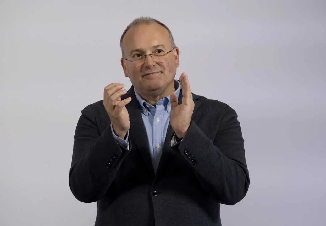 
<p>   MADRID, 15 (EUROPA PRESS)</p>
<p>   El secretario general del Partido Popular, Miguel Tellado, ha sugerido en su cuenta de la red X que la reuni&oacute;n que mantuvieron el expresidente del Gobierno, Jos&eacute; Luis Rodr&iacute;guez Zapatero y el empresario de Plus Ultra Julio Mart&iacute;nez, detenido la semana pasada por la Polic&iacute;a, pudo ser para un "soplo" y ha pedido al presidente del Gobierno, Pedro S&aacute;nchez, que lo explique en la rueda de prensa de cierre del a&ntilde;o que tiene hoy en Moncloa.</p>
<p>   Tellado publica, junto a su comentario, una fotograf&iacute;a de los titulares que publican hoy El Debate y El Confidencial. El primero de ellos desvela que "Zapatero se reuni&oacute; en un monte sin cobertura con el detenido de Plus Ultra 72 horas antes de que lo arrestara la Polic&iacute;a". La segunda noticia apunta que "los investigadores detectaron que el hombre de Zapatero borr&oacute; mensajes y correos antes de su detenci&oacute;n".</p>
<p>   El secretario general del PP afirma en su comentario de X, recogido por Europa Press, que Zapatero es "siempre tan previsor" y afirma que el empresario con el que se reuni&oacute;n "justo antes de que lo detuvieran" es "cliente de sus hijas". "El investigado borr&oacute; pruebas, y el gui&oacute;n parece escrito: reuni&oacute;n, limpieza y detenci&oacute;n", expone el dirigente 'popular'.</p>
<p>   A rengl&oacute;n seguido reclama que Pedro S&aacute;nchez, en su rueda de prensa de hoy, aclare si este encuentro fue una "casualidad" o un "soplo" para "limpiar sin l&iacute;mite", como dec&iacute;a su "fontanera", en referencia a Leire D&iacute;ez, la exmilitante del PSOE, detenida por presuntamente cobrar mordidas, junto con el expresidente de la Sepi, Vicente Fern&aacute;ndez y el socio de Servinhabar vinculado a Santos Cerd&aacute;n, Antx&oacute;n Alonso.</p>
<p>   El directivo de Plus Ultra --rescatada por el Gobierno espa&ntilde;ol con 56 millones de euros-- Julio Mart&iacute;nez fue detenido la semana pasada por presuntamente desviar fondos de la aerol&iacute;nea venezolana y por blanqueo de capitales. Seg&uacute;n El Confidencial, el arrestado que fue puesto en libertad posteriormente con medidas cautelares, habr&iacute;a eliminado contenido de sus tel&eacute;fonos m&oacute;viles y borrado correos electr&oacute;nicos d&iacute;as antes de su detenci&oacute;n.</p>
      