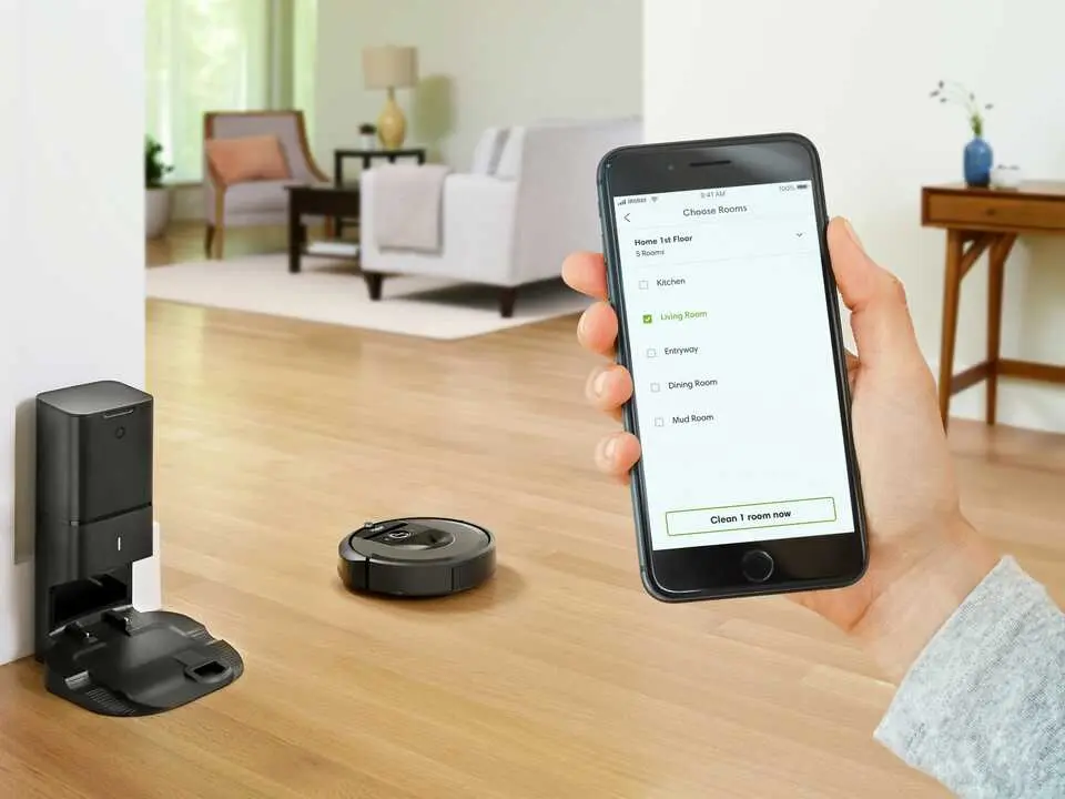 
<p>    MADRID, 15 (EUROPA PRESS)</p>
<p>   iRobot, la empresa fabricante de los aspiradores 'Roomba', ha iniciado junto a varias filiales un proceso voluntario de bancarrota bajo la protecci&oacute;n del Cap&iacute;tulo 11 de la Ley de Quiebras de Estados Unidos en el marco del acuerdo de reestructuraci&oacute;n alcanzado con la compa&ntilde;&iacute;a china Shenzhen Picea Robotics y Santrum Hong Kong, subsidiaria de esta, para adquirir el 100% de la compa&ntilde;&iacute;a estadounidense, que dejar&aacute; de cotizar en el Nasdaq.</p>
<p> iRobot, que seguir&aacute; operando con normalidad durante la quiebra y espera completar el proceso para febrero de 2026, considera este acuerdo de reestructuraci&oacute;n "un paso crucial" para fortalecer la base financiera de la empresa y posicionarla para el crecimiento a largo plazo.</p>
<p>   Seg&uacute;n los t&eacute;rminos del acuerdo, Picea, principal prestamista y fabricante de iRobot, recibir&aacute; el 100% de las acciones de la empresa, lo que permitir&aacute; a esta seguir operando y mejorar su estabilidad financiera, as&iacute; como reducir la deuda e impulsar la innovaci&oacute;n en su cartera de rob&oacute;tica y dispositivos dom&eacute;sticos inteligentes.</p>
<p>   Una vez completada la transacci&oacute;n, iRobot pasar&aacute; a ser una empresa privada propiedad al 100% de Picea y sus acciones dejar&aacute;n de cotizar en Nasdaq Stock Market. Asimismo, iRobot prev&eacute; que, si el Tribunal del Distrito de Delaware aprueba el plan de bancarrota, los accionistas de la compa&ntilde;&iacute;a no recibir&aacute;n ninguna participaci&oacute;n en el capital de la firma reorganizada, por lo que los accionistas "experimentar&aacute;n una p&eacute;rdida total y no recuperar&aacute;n su inversi&oacute;n".</p>
<p>   "El anuncio de hoy marca un hito crucial para asegurar el futuro a largo plazo de iRobot", declar&oacute; Gary Cohen, consejero delegado de iRobot.</p>
<p>    El fabricante de 'Roomba', fundado en 1990 y que dio el salto al parqu&eacute; en 2005, ya advirti&oacute; el pasado mes de marzo de "dudas sustanciales" sobre su capacidad para continuar operando ante la incertidumbre por el impacto sobre la demanda de los consumidores de la competencia, las condiciones macroecon&oacute;micas y los aranceles.</p>
<p>   En enero de 2024, el gigante estadounidense del comercio electr&oacute;nico Amazon cancel&oacute; un acuerdo para la adquisici&oacute;n de iRobot al considerar que la transacci&oacute;n no ten&iacute;a visos de lograr la aprobaci&oacute;n de los reguladores de la Uni&oacute;n Europea, que hab&iacute;an advertido unos meses antes de que la compra podr&iacute;a "restringir" la competencia.</p>
<p>   Tras frustrarse la operaci&oacute;n, iRobot anunci&oacute; un plan de reestructuraci&oacute;n para reforzar su base financiera y que supuso un ajuste de plantilla superior al 50%.</p>
      