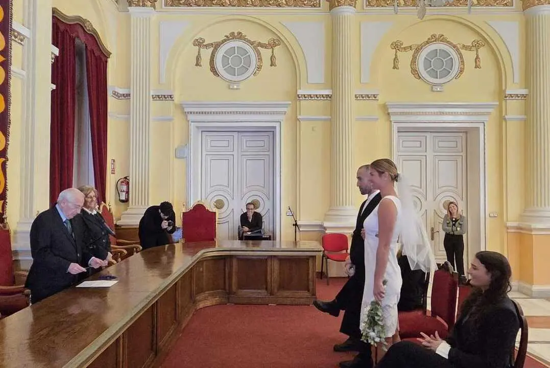 
<p>   MELILLA, 15 (EUROPA PRESS)</p>
<p>   El Gobierno de Melilla triplicar&aacute; en 2026 el presupuesto destinado a ayudas sociales, que pasar&aacute; de un mill&oacute;n a tres millones de euros, para financiar tratamientos de reproducci&oacute;n asistida a familias que deseen tener hijos, cubrir servicios b&aacute;sicos de atenci&oacute;n bucodental a personas vulnerables y conceder ayudas de hasta 18.000 euros anuales a enfermos de ELA y a sus cuidadores.</p>
<p>   As&iacute; lo ha anunciado el presidente de la Ciudad Aut&oacute;noma, Juan Jos&eacute; Imbroda, quien ha subrayado que el incremento presupuestario permitir&aacute; aumentar el n&uacute;mero de beneficiarios y facilitar el acceso a las ayudas. En este sentido, ha explicado que el l&iacute;mite de acceso, hasta ahora condicionado por el salario, se ampliar&aacute; "en un cincuenta por ciento" para llegar a m&aacute;s familias melillenses.</p>
<p>   Entre las medidas ya en marcha, Imbroda ha detallado que desde este mediados de diciembre, y durante un mes, las familias con enfermos neurol&oacute;gicos graves podr&aacute;n solicitar ayudas de hasta 18.000 euros anuales. Para ello, la Consejer&iacute;a de Pol&iacute;ticas Sociales ha consignado una partida de 300.000 euros, con car&aacute;cter retroactivo desde el 1 de enero de este a&ntilde;o, cuyas condiciones han sido publicadas este viernes en el Bolet&iacute;n Oficial de Melilla (BOME).</p>
<p>   Aunque el plazo de solicitud se extender&aacute; durante un mes, la Consejer&iacute;a ha animado a los potenciales beneficiarios a presentar la documentaci&oacute;n antes del 31 de diciembre con el objetivo de agilizar la tramitaci&oacute;n y la concesi&oacute;n de las ayudas.</p>
<p>   El presidente melillense ha se&ntilde;alado que esta subida presupuestaria quedar&aacute; recogida en el nuevo reglamento de la Consejer&iacute;a de Pol&iacute;ticas Sociales y ha reiterado el compromiso del Ejecutivo local (PP) de firmar convenios con el Colegio de Odont&oacute;logos, el Colegio Oficial de Farmac&eacute;uticos y el Colegio de M&eacute;dicos.</p>
<p>   La primera autoridad ha resaltado que estos acuerdos permitir&aacute;n ofrecer atenci&oacute;n bucodental b&aacute;sica a personas vulnerables, impulsar el copago farmac&eacute;utico y apoyar a las familias que necesiten tratamientos de reproducci&oacute;n asistida, "dentro del refuerzo de las pol&iacute;ticas sociales y de salud p&uacute;blica previsto para 2026".</p>
      