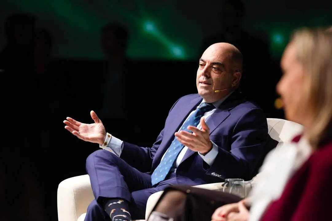 
<p>   JEREZ DE LA FRONTERA (C&Aacute;DIZ), 15 (EUROPA PRESS) </p>
<p>   La Federaci&oacute;n Nacional de Asociaciones de Empresarios y Trabajadores Aut&oacute;nomos (ATA) ha interpuesto una denuncia contra el Gobierno de Espa&ntilde;a ante la Comisi&oacute;n Europea por la falta de transposici&oacute;n y aplicaci&oacute;n de la directiva relativa al sistema com&uacute;n del impuesto sobre el valor a&ntilde;adido (IVA) en lo que respecta al r&eacute;gimen especial de exenci&oacute;n del IVA para aut&oacute;nomos y peque&ntilde;as empresas, conocido como "IVA franquiciado".</p>
<p>    En concreto, se ha presentado una denuncia por el incumplimiento de la Directiva Europea 2020/285 del Consejo, de 18 de febrero de 2020, por la que se modifican los art&iacute;culos 281 a 294 de la Directiva 2006/112/CE, "vulnerando con ello los principios de efectividad, no discriminaci&oacute;n, proporcionalidad, seguridad jur&iacute;dica, competencia leal y libertad de establecimiento del Derecho de la Uni&oacute;n Europea".</p>
<p>    As&iacute; lo ha anunciado este lunes el presidente de ATA, Lorenzo Amor, durante su participaci&oacute;n en un encuentro informativo organizado en Jerez de la Frontera (C&aacute;diz) por Europa Press Andaluc&iacute;a de la mano de la Fundaci&oacute;n Cajasol y con el patrocinio de Moeve, titulado 'Aut&oacute;nomos y emprendedores impulsan la Andaluc&iacute;a del futuro', y que va a clausurar el presidente de la Junta de Andaluc&iacute;a, Juanma Moreno.</p>
<p>   El presidente de ATA ha justificado esta denuncia al entender que el Gobierno de Espa&ntilde;a "vuelve a discriminar a los aut&oacute;nomos espa&ntilde;oles con respecto a los aut&oacute;nomos europeos", ya que "Espa&ntilde;a es el &uacute;nico pa&iacute;s de la Uni&oacute;n Europea que no ha aplicado la directiva europea del IVA franquiciado, que era de obligado cumplimiento el 1 de enero del a&ntilde;o 2025".</p>
<p>    Ha agregado que eso "significa que un aut&oacute;nomo franc&eacute;s o uno italiano, una empresa francesa o italiana, por ejemplo, que factura menos de 85.000 euros, no est&aacute; obligada a repercutir IVA", y eso ya se hace "en toda Europa", salvo en Espa&ntilde;a, que "no lo ha hecho".</p>
<p>    "Y, por eso, el viernes, denunciamos al Gobierno de Espa&ntilde;a ante la Comisi&oacute;n Europea por el incumplimiento de esta directiva, porque ya est&aacute; bien de discriminar a los aut&oacute;nomos espa&ntilde;oles con respecto a los aut&oacute;nomos europeos", ha abundado Lorenzo Amor.</p>
<p>   Desde ATA han decidido interponer esta denuncia como la organizaci&oacute;n intersectorial representativa mayoritaria "con la legitimaci&oacute;n especial otorgada para actuar en defensa de los intereses colectivos de los aut&oacute;nomos ante las administraciones p&uacute;blicas, tanto nacionales como europeas".</p>
<p>   Por ello, ATA exige "la implantaci&oacute;n en Espa&ntilde;a de un r&eacute;gimen real de simplificaci&oacute;n-exenci&oacute;n de IVA para peque&ntilde;os negocios, alineado con la UE, que reduzca cargas administrativas y facilite el cumplimiento", al tiempo que advierten de que "este incumplimiento tienen un enorme efecto sobre las actividades de los negocios y nos resta competitividad".</p>
<p>   Desde ATA han explicado que la Directiva 2006/112/CE que establece un sistema com&uacute;n del IVA fue modificada por la Directiva (UE) 2020/285 en sus art&iacute;culos 281 a 292 para modernizar y armonizar el r&eacute;gimen especial de exenci&oacute;n para peque&ntilde;as empresas, con el objetivo de simplificar sus obligaciones fiscales y reducir la carga administrativa.</p>
<p>   Esta reforma --indica la misma organizaci&oacute;n-- permite a los Estados miembros establecer un umbral de facturaci&oacute;n anual de hasta 85.000 euros, por debajo del cual los aut&oacute;nomos y pymes quedar&iacute;an exentos de repercutir, liquidar y declarar el IVA.</p>
<p>   Seg&uacute;n ATA, la Directiva fij&oacute; dos plazos que el Gobierno espa&ntilde;ol ha incumplido; en concreto, un plazo de transposici&oacute;n --los Estados miembros deb&iacute;an adoptar y publicar las disposiciones necesarias a m&aacute;s tardar el 31 de diciembre de 2024-- y otro de aplicaci&oacute;n, de forma que las nuevas normas deb&iacute;an aplicarse a partir del 1 de enero de 2025.</p>
<p>   "A fecha de hoy, el Gobierno de Espa&ntilde;a no ha adoptado ninguna medida legislativa para transponer la Directiva Europea 2020/285", ha criticado el presidente de ATA, quien ha agregado que la normativa espa&ntilde;ola, contenida en la Ley 37/1992, de 28 de diciembre, del Impuesto sobre el Valor A&ntilde;adido, carece de un r&eacute;gimen general de franquicia del IVA basado en un umbral de facturaci&oacute;n.</p>
<p>   "Los aut&oacute;nomos espa&ntilde;oles son los &uacute;nicos en la Uni&oacute;n Europea que no se pueden acoger al IVA franquiciado si facturan menos de 85.000 euros", ha puesto de relieve el presidente nacional de ATA, Lorenzo Amor, quien ha advertido de que la "falta de previsi&oacute;n legal de un umbral de exenci&oacute;n y la inexistencia de procedimientos de control y registro adaptados a la hora de aplicar de repercutir y liquidar el IVA son dos de los obst&aacute;culos principales que llevan a los aut&oacute;nomos a vivir con una inseguridad legislativa que se ha instalado en nuestro d&iacute;a a d&iacute;a".</p>
      