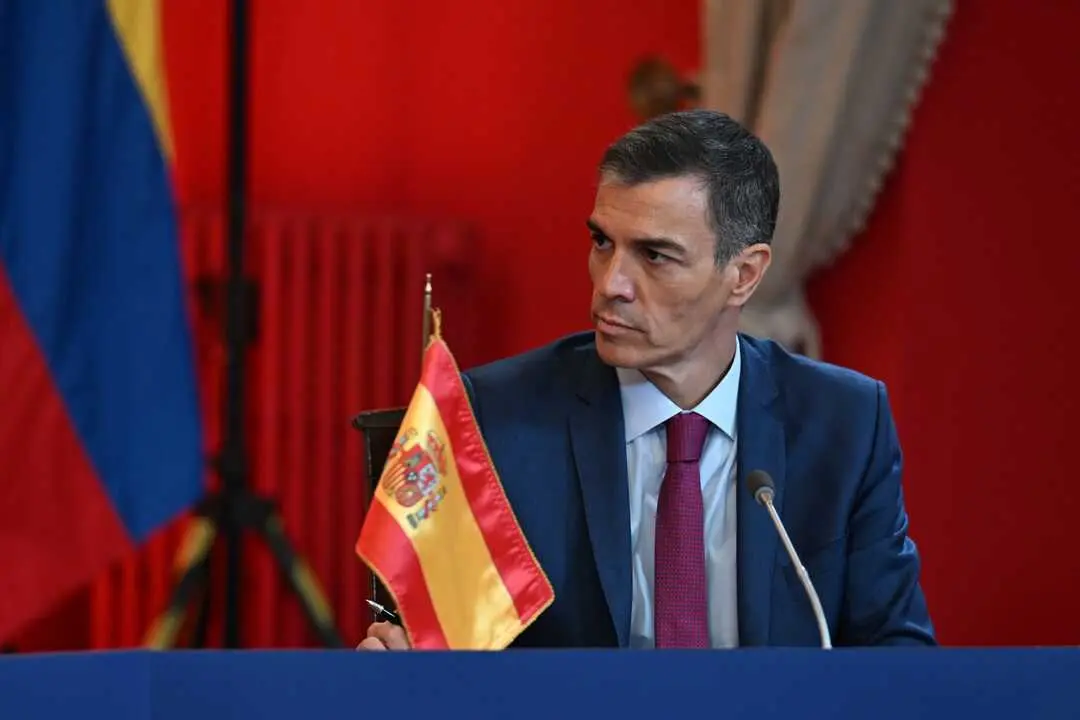 
<p>   MADRID, 15 (EUROPA PRESS)</p>
<p>   El presidente del Gobierno, Pedro S&aacute;nchez, ha felicitado al presidente electo de Chile, Jos&eacute; Antonio Kast, por su victoria en las elecciones presidenciales de este domingo en las que se ha impuesto con el 58,61 por ciento de votos, por delante del 41,39 por ciento de la exministra Jeannette Jara.</p>
<p>   "Felicito a Jos&eacute; Antonio Kast por su victoria en las elecciones y al pueblo chileno por una jornada electoral ejemplar", ha expresado este lunes el socialista en un mensaje en la red social X, que ha recogido Europa Press.</p>
<p>   S&aacute;nchez ha asegurado que "Chile es un pa&iacute;s querido por los espa&ntilde;oles", adem&aacute;s de "un socio estrat&eacute;gico para Europa" con el que Espa&ntilde;a seguir&aacute; trabajando y profundizando su relaci&oacute;n.</p>
<p>   En un comunicado del Ministerio de Exteriores, el Gobierno ha felicitado a Kast como pr&oacute;ximo presidente de Chile y ha expresado la voluntad de trabajar "de forma estrecha" con su gabinete con vistas a "seguir fortaleciendo la amistad entre nuestros pueblos y la relaci&oacute;n estrat&eacute;gica entre ambos pa&iacute;ses en beneficio de nuestros ciudadanos y de la prosperidad del espacio iberoamericano".</p>
<p>   En la misma l&iacute;nea se ha pronunciado desde Bruselas el ministro de Exteriores, Jos&eacute; Manuel Albares, quien ha felicitado al "ganador" de las presidenciales. "Desde luego el Gobierno de Espa&ntilde;a se dispone, y esa es nuestra voluntad, a trabajar lo m&aacute;s estrechamente posible, como hicimos con el gobierno anterior, con el nuevo gobierno de Chile, en beneficio de la amistad y de la hermandad" entre los dos pa&iacute;ses.</p>
<p>   El candidato conservador Jos&eacute; Antonio Kast ha ganado la segunda vuelta de las elecciones presidenciales de Chile celebradas este domingo, por lo que el miembro del Partido Republicano sustituir&aacute; a Gabriel Boric como presidente de Chile.</p>
<p>    En su primer discurso como presidente electo, Kast ha asegurado que ser&aacute; el presidente de "todos" los chilenos, se ha mostrado dispuesto a llegar a acuerdos con todas las formaciones y ha hecho reiteradas menciones a la seguridad, uno de los temas centrales en campa&ntilde;a, y al orden, del que ha dicho "no es un capricho".</p>
<p>   El sucesor de Gabriel Boric ha prometido que estos cuatro a&ntilde;os lo van a "hacer bien" y que los va a dedicar a "reconstruir" el pa&iacute;s, "respetando al que piensa distinto" en reiterados llamamientos a la unidad de los chilenos.</p>
      