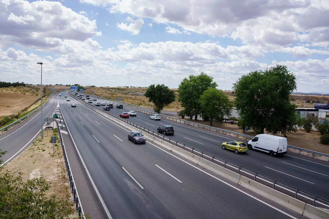 
<p>   MADRID, 15 (EUROPA PRESS)</p>
<p>   Un total de ocho personas han muerto este fin de semana en ocho siniestros mortales ocurridos en las carreteras espa&ntilde;olas. Entre las v&iacute;ctimas, se han contabilizado cuatro motoristas, un ciclista y un peat&oacute;n.</p>
<p>    Seg&uacute;n ha informado este lunes la Direcci&oacute;n General de Tr&aacute;fico (DGT), cinco de los siniestros han ocurrido en v&iacute;a convencional y tres en autopista o autov&iacute;a. Entre los siniestros ha habido cuatro salidas de la v&iacute;a, dos colisiones y un atropello a peat&oacute;n.</p>
<p>    La siniestralidad ha tenido lugar en Palma (Baleares), Herencia (Ciudad Real), Coir&oacute;s (A Coru&ntilde;a), Espeluy (Ja&eacute;n), Begonte (Lugo), Fresno de Torote (Madrid), Alcal&aacute; del R&iacute;o (Sevilla) y El Viso de San Juan (Toledo).</p>
<p>   En el acumulado anual hasta el 14 de diciembre se llevan contabilizados un total de 1.080 fallecidos, de los cuales 56 han muerto en la primera quincena de diciembre, seg&uacute;n los datos de la DGT, recogidos por Europa Press.</p>
      
