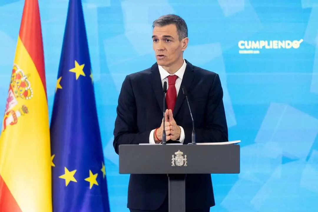 
<p>Para los j&oacute;venes el abono costar&aacute; 30 euros</p>
<p>   MADRID, 15 (EUROPA PRESS TELEVISI&Oacute;N)</p>
<p>   El presidente del Gobierno, Pedro S&aacute;nchez, ha anunciado que los descuentos en el transporte p&uacute;blico continuar&aacute;n vigentes durante el a&ntilde;o 2026, al mismo tiempo que entrar&aacute; en funcionamiento a partir de la segunda quincena de enero un nuevo billete &uacute;nico para toda Espa&ntilde;a de 60 euros al mes (30 euros para los j&oacute;venes).</p>
<p>   "Se trata de una apuesta muy rotunda por la movilidad sostenible y tambi&eacute;n por la clase media y trabajadora, porque supone un ahorro para el bolsillo de muchas familias en nuestro pa&iacute;s y, por tanto, creo que es una medida transformadora y muy relevante", ha se&ntilde;alado el presidente durante una comparecencia para hacer balance del a&ntilde;o.</p>
<p>   Este billete ya fue anunciado a principios de a&ntilde;o para entrar en vigor en 2026, pero faltaba ponerle precio y fecha definitiva. Servir&aacute; para usar los trenes de media distancia y cercan&iacute;as, as&iacute; como los autob&uacute;s estatales, pero no valdr&aacute; para la alta velocidad.</p>
<p>   ((HABR&Aacute; AMPLIACI&Oacute;N)) </p>
<p> IM&Aacute;GENES DISPONIBLES EN EUROPA PRESS TELEVISI&Oacute;N</p>
<p>URL DE DESCARGA: </p>
<p><a target="_blank" href="https://www.europapress.tv/economia/1036162/1/gobierno-extiende-descuentos-transporte-anuncia-billete-unico-60-euros-mes">https://www.europapress.tv/economia/1036162/1/gobierno-extiende-descuentos-transporte-anuncia-billete-unico-60-euros-mes</a></p>
<p>TEL&Eacute;FONO DE CONTACTO 91 345 44 06 </p>
      