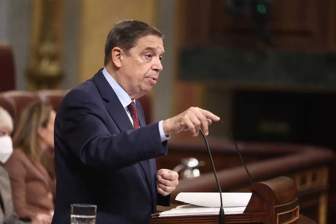 
<p>   MADRID, 15 (EUROPA PRESS)</p>
<p>   El ministro de Agricultura, Pesca y Alimentaci&oacute;n, Luis Planas, ha pedido calma ante la investigaci&oacute;n en curso sobre la peste porcina africana (PPA), si bien "por responsabilidad" no ha querido dar informaci&oacute;n al respecto.</p>
<p>   "Lo que hay que tener es calma y mantener las medidas de control", ha subrayado Planas en una entrevista en 'Las ma&ntilde;anas' de RNE, recogida por Europa Press, dado que los esfuerzos se centran en saber si el virus sali&oacute; de un laboratorio.</p>
<p>   En este sentido, Planas ha recordado que no afecta al consumo humano y ha celebrado tambi&eacute;n que no ha llegado a ninguna explotaci&oacute;n porcina dentro del radio de control.</p>
<p>   "Por el bien de todos, espero que pueda hacerse la luz y podamos saber de d&oacute;nde viene, para corregirlo y tambi&eacute;n porque es muy importante de cara a la seguridad que damos a la Uni&oacute;n Europea (UE) y al resto del mundo", ha defendido el titular de Agricultura.</p>
<p>"EST&Aacute; GARANTIZADA LA SOSTENIBILIDAD DE LA PESCA"</p>
<p>   Planas ha celebrado el acuerdo con la Uni&oacute;n Europea sobre la pesca, al considerar que este permite a los pescadores espa&ntilde;oles faenar 143 d&iacute;as al a&ntilde;o. En concreto, ha asegurado que fue "sorprendente" que el acuerdo se cerrara en apenas 48 horas, teniendo en cuenta c&oacute;mo funciona el organismo comunitario, y ha destacado que "ha sido un trabajo tit&aacute;nico poder llegar a los 143".</p>
<p>   Asimismo, ha se&ntilde;alado que el acuerdo implica la posibilidad de modificar la legislaci&oacute;n para el Mediterr&aacute;neo, la cual, seg&uacute;n ha afirmado, "beneficia a los pescadores".</p>
<p>   No obstante, ha reconocido que el pacto no favorece a todas las especies, puesto que, aunque el Mediterr&aacute;neo queda en buena situaci&oacute;n, en zonas donde se capturan especies como la bacaladilla o la caballa la situaci&oacute;n es distinta, ya que, seg&uacute;n ha advertido, est&aacute; "sobreexplotada", por lo que ha pedido una mayor implicaci&oacute;n de la Uni&oacute;n Europea ante pa&iacute;ses como Reino Unido o Noruega, que est&aacute;n sobrepescando.</p>
<p>   El ministro ha defendido que Espa&ntilde;a constituye el primer sector pesquero de Europa y ha solicitado m&aacute;s previsi&oacute;n a la hora de fijar las cuotas pesqueras, argumentando que "hay un problema de calendario". Por ello, ha reclamado que el debate sobre los d&iacute;as de trabajo se celebre con antelaci&oacute;n y ha propuesto el mes de octubre, al considerar que "no es normal que una empresa sepa en diciembre cu&aacute;ndo va a poder trabajar", lamentando la lentitud del proceso europeo. En este sentido, tambi&eacute;n ha solicitado la elaboraci&oacute;n de informes plurianuales sobre las condiciones de las especies.</p>
<p>16 CASOS POSITIVOS</p>
<p>   El Laboratorio Central de Veterinaria de Algete (Madrid) confirm&oacute; la semana pasada el positivo al virus de la PPA en otros tres jabal&iacute;es, que se han localizado en las inmediaciones de los casos notificados con anterioridad, en el municipio de Cerdanyola del Vall&eacute;s (Barcelona).</p>
<p>   Con estos nuevos positivos, se confirma la presencia de la enfermedad en un total de 16 animales silvestres, seg&uacute;n afirm&oacute; Agricultura.</p>
<p>   Adem&aacute;s, Adem&aacute;s, se analizaron otros 115 cad&aacute;veres de animales encontrados muertos en el medio natural o en carreteras y v&iacute;as ferroviarias en la zona infectada y sus alrededores, que han resultados negativos.</p>
      