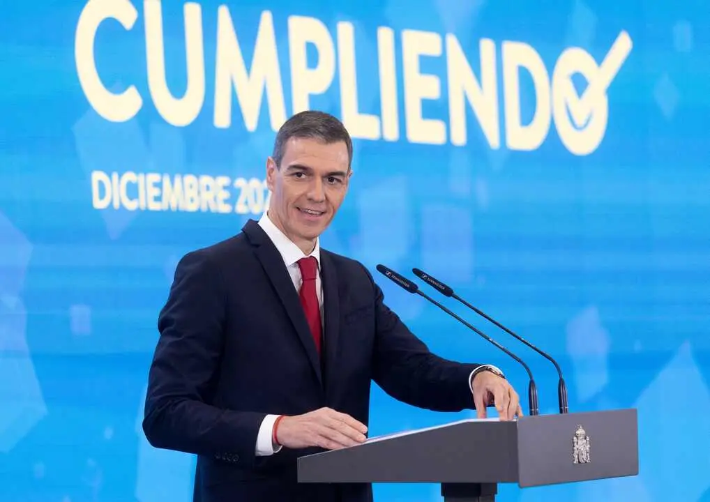 
<p>Rechaza lecciones de PP y Vox tras el caso Salazar y asegura que "el acoso y la denuncia no tienen un carn&eacute;"    </p>
<p>   MADRID, 15 (EUROPA PRESS)</p>
<p>   El presidente del Gobierno, Pedro S&aacute;nchez, ha mantenido su intenci&oacute;n de seguir gobernando y agotar la legislatura, apelando a la "responsabilidad" que tiene Espa&ntilde;a "en el momento hist&oacute;rico en el que se encuentra" Europa, y lo har&aacute; incluso si tiene que "aguantar" lo que ha definido como "campa&ntilde;as de acoso personal", "mentiras" y "fango".</p>
<p>   "Debemos proteger la democracia y el orden multilateral de los xen&oacute;fobos, de los aislacionistas y de aquellos aut&oacute;cratas que quieren precisamente debilitar o derrocar ese sistema multilateral. Y si para hacerlo tenemos, bueno, pues que aguantar campa&ntilde;as de acoso personal, mentiras, en definitiva fango, lo haremos", ha afirmado el jefe del Gobierno.</p>
<p>   As&iacute; lo ha sostenido este lunes durante una rueda de prensa desde Moncloa para hacer balance de las medidas llevadas a cabo durante los &uacute;ltimos seis meses, donde ha defendido la "contundencia" y la "transparencia" con la que ha actuado el Ejecutivo contra los casos de corrupci&oacute;n.</p>
<p>   S&aacute;nchez ha asegurado que "pese al ruido" que se vive desde que lleg&oacute; a Moncloa en 2018, el Gobierno no olvida a qui&eacute;nes sirve y qui&eacute;nes son, adem&aacute;s de recordar todo lo logrado "durante estos siete a&ntilde;os" de mandato, y el "momento hist&oacute;rico" en el que se encuentra inmerso nuestro pa&iacute;s y Europa.</p>
<p>   "S&eacute; cu&aacute;l es mi responsabilidad, sabemos cu&aacute;l es nuestra responsabilidad como Gobierno de coalici&oacute;n progresista y no vamos, no voy a eludirla", ha manifestado el l&iacute;der socialista, que ha puesto como ejemplo la necesidad de avanzar en una "econom&iacute;a m&aacute;s justa", neutralizar la emergencia clim&aacute;tica, o defender el Estado de bienestar.</p>
<p>   "Debemos tambi&eacute;n proteger la democracia y el orden multilateral de los xen&oacute;fobos, de los aislacionistas y de aquellos aut&oacute;cratas que quieren precisamente debilitar o derrocar ese sistema multilateral", ha a&ntilde;adido.</p>
<p>   Lo har&aacute;, ha explicado, porque "la raz&oacute;n no s&oacute;lo est&aacute; en el presente de nuestros conciudadanos, tambi&eacute;n est&aacute; en el pasado y en el futuro de nuestro pa&iacute;s", motivo por el que se siente cargado de "determinaci&oacute;n, de convicci&oacute;n y tambi&eacute;n de energ&iacute;a" para seguir en "esta segunda parte de la legislatura".</p>
<p>NO ACEPTAN LECCIONES TRAS EL CASO SALAZAR</p>
<p>   En otro orden de cosas, S&aacute;nchez ha rechazado lecciones del PP y Vox tras darse a conocer denuncias por acoso sexual contra el exasesor de Moncloa y exmilitante del PSOE Francisco Salazar, y ha defendido que "el acoso y la denuncia no tienen un carn&eacute;", pero que "la contundencia" contra el abuso "s&iacute; tienen unas siglas", las del PSOE.</p>
<p>   El jefe del Ejecutivo ha reivindicando que "siempre" han sido los progresistas, y en particular el PSOE, "quien ha abierto camino" en los derechos de las mujeres, como el derecho a la interrupci&oacute;n voluntaria del aborto o la ley contra la violencia de g&eacute;nero.</p>
<p>   S&aacute;nchez ha admitido que el Gobierno ha cometido "errores, como todos", pero que "todos los avances en materia de igualdad" entre hombres y mujeres "siempre se han logrado de la mano, en primer lugar, de las mujeres y bajo gobiernos progresistas".</p>
<p>   "Digo todo esto porque, evidentemente, no vamos a aceptar lecciones de quienes votan en contra de esos avances, de quienes recurren esos avances ante el Tribunal Constitucional. Y, por tanto, cero elecciones de quienes cuestionan la violencia contra las mujeres o pactan con aquellos que cuestionan la violencia contra las mujeres", ha proseguido.</p>
      
