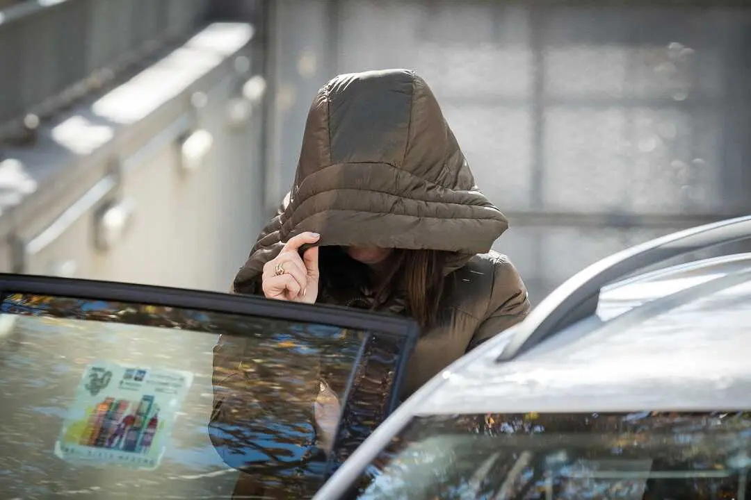 
<p> La UCO cree que los tres habr&iacute;an cobrado 700.000 euros en comisiones por cinco operaciones distintas</p>
<p>   MADRID, 15 (EUROPA PRESS)</p>
<p>   El juez de la Audiencia Nacional (AN) Santiago Pedraz se har&aacute; cargo de la investigaci&oacute;n contra la exmilitante socialista Leire D&iacute;ez, el expresidente de la Sociedad Estatal de Participaciones Industriales (SEPI) Vicente Fern&aacute;ndez y el empresario Antxon Alonso, quienes habr&iacute;an cobrado 700.000 euros en comisiones "implicando en su operativa a empresas p&uacute;blicas y entidades dependientes de la SEPI" en cinco operaciones.</p>
<p>   Fuentes jur&iacute;dicas han confirmado a Europa Press que el asunto --que sigue secreto-- ha reca&iacute;do en el titular del Juzgado Central de Instrucci&oacute;n N&uacute;mero 5 despu&eacute;s de que el asunto fuera a reparto. Fue su compa&ntilde;ero del N&uacute;mero 6, Antonio Pi&ntilde;a --que se encontraba de guardia en ese momento--, el que tom&oacute; declaraci&oacute;n a los tres investigados este s&aacute;bado y acord&oacute; dejarles en libertad.</p>
<p>   En una resoluci&oacute;n dictada por el propio Pi&ntilde;a, y a la que ha tenido acceso Europa Press, el Juzgado se&ntilde;ala, a partir de las investigaciones de la Unidad Central Operativa (UCO) de la Guardia Civil, que los tres investigados pertenecen a un grupo autodenominado "Hirurok" que "podr&iacute;a haber orientado diversos expedientes seguidos en la Administraci&oacute;n p&uacute;blica, en beneficio propio o de terceros, aprovech&aacute;ndose de su posici&oacute;n, relaciones y capacidad de influencia sobre determinadas personas vinculadas a la funci&oacute;n p&uacute;blica".</p>
<p>    Seg&uacute;n indica, para "la perfecci&oacute;n de este sistema", los tres habr&iacute;an actuado de manera coordinada con el objetiva "de obtener el m&aacute;ximo beneficio econ&oacute;mico a trav&eacute;s del cobro de comisiones" a trav&eacute;s de "contrataci&oacute;n y facturaci&oacute;n mendaz", y canalizando los fondos principalmente a trav&eacute;s de la mercantil Mediaciones Mart&iacute;nez.</p>
<p>   Los investigadores sospechan, seg&uacute;n la resoluci&oacute;n, que la actividad de los investigados se habr&iacute;a desarrollado "al menos entre 2021 y 2023"; se habr&iacute;a proyectado a "distintos puntos del territorio nacional, alcanzando varias administraciones p&uacute;blicas", y habr&iacute;an adoptado medidas de seguridad para garantizar "la m&aacute;s discreci&oacute;n y confidencialidad de sus actuaciones".</p>
<p>    Al respecto, a&ntilde;ade que se han detectado cinco operaciones en las que habr&iacute;an conseguido decisiones favorables a sus intereses desde diversas administraciones "y a trav&eacute;s de diferentes cargos p&uacute;blicos, implicando en su operativa a empresas p&uacute;blicas y entidades dependientes de la SEPI", que presidi&oacute; Fern&aacute;ndez entre junio de 2018 y octubre de 2019.</p>
<p>EL RESCATE DE TUBOS REUNIDOS</p>
<p>   La primera operaci&oacute;n que mencionan es la concesi&oacute;n de un rescate otorgado por la SEPI a la empresa Tubos Reunidos por 112,8 millones de euros.</p>
<p>   Seg&uacute;n se detalla, desde el grupo 'Hirurok' habr&iacute;an realizado acciones de "intermediaci&oacute;n" para que se otorgara esa ayuda, "percibiendo por ello un total de 114.950 euros a trav&eacute;s de facturaci&oacute;n, aparentemente mendaz, emitida por Mediaciones Mart&iacute;nez".</p>
<p>SERVINABAR SOBRE LA SEDE DE MERCASA</p>
<p>   Otra operaci&oacute;n es la adjudicaci&oacute;n de un contrato p&uacute;blico por parte de Mercasa en favor de Servinabar, la empresa propiedad de Alonso y de la que ser&iacute;a socio el exdirigente socialista Santos Cerd&aacute;n, por un importe de 18.119,75 euros y que habr&iacute;a consistido en "la pretensi&oacute;n del cambio de sede de la sociedad p&uacute;blica".</p>
<p>    "Los investigados, en connivencia con una serie de directivos de la sociedad p&uacute;blica, dise&ntilde;aron una operativa, la cual, por un lado, generaba de forma mendaz esta justificaci&oacute;n, y por otro y al mismo tiempo, propiciaba un beneficio econ&oacute;mico al grupo", a&ntilde;ade, calificando de innecesaria la adjudicaci&oacute;n.</p>
<p>   Y se&ntilde;ala que por parte de Mercasa se contrat&oacute; a Servinabar para que emitiera "un informe t&eacute;cnico de las oficinas de la sede central de Mercasa, cuantificando de manera elevada el coste de las obras de rehabilitaci&oacute;n de la sede".</p>
<p>A FAVOR DE LA CONSTRUCTORA ERIBERRI</p>
<p>   La tercera adjudicaci&oacute;n rese&ntilde;ada es una del Parque Empresarial Principado de Asturias (PEPA) en favor de la UTE Construcciones y Excavaciones Erriberri-Afesa Medio Ambiente por 2,8 millones de euros.</p>
<p>    Para los investigadores, los miembros de 'Hirurok', a trav&eacute;s del presidente de la mesa de contrataci&oacute;n, habr&iacute;an tenido la capacidad de beneficiar a la mercantil Eriberri en el proceso de adjudicaci&oacute;n y, como contraprestaci&oacute;n, la empresa habr&iacute;a canalizado fondos al grupo por un total de 400.000 euros.</p>
<p>   "Haci&eacute;ndolo en algunos casos a trav&eacute;s de operativas que ten&iacute;an la aparente finalidad de encubrir el origen de los fondos y provocar una desconexi&oacute;n entre este origen y sus destinatarios finales", agrega.</p>
<p>PAGOS DE ENUSA A UN DESPACHO DE ABOGADOS</p>
<p>   El juzgado tambi&eacute;n recoge en la resoluci&oacute;n supuestos pagos desde la empresa p&uacute;blica Enusa a favor del despacho de abogados SDP Carrillo y Montes.</p>
<p>    Seg&uacute;n explica, la operativa tuvo lugar cuando Acciona se encontraba interesada en hacerse con dos explotaciones tituladas por la empresa p&uacute;blica, concretamente una incineradora en Melilla y un centro de tratamiento de residuos en Castell&oacute;n.</p>
<p>    "Varios directivos de la mentada empresa p&uacute;blica" y el grupo de los investigados habr&iacute;an tenido "la capacidad de decidir sobre la contrataci&oacute;n por parte de Enuna del despacho de abogados, con la finalidad aparente de dar soporte jur&iacute;dico al desarrollo de la operaci&oacute;n", indica.</p>
<p>    La contrataci&oacute;n habr&iacute;a deparado sobrecostes "aparentemente cuantificados en el 50% del importe del contrato que, posteriormente, habr&iacute;an sido canalizados hasta sociedades de la &oacute;rbita de Hirurok" y "se habr&iacute;an materializado una serie de pagos por parte del referido despacho a Mediaciones Mart&iacute;nez" por 17.545 euros.</p>
<p> UNA AYUDA DE SEPIDES PARA FORESTALIA </p>
<p>   Por &uacute;ltimo, en la resoluci&oacute;n se menciona la concesi&oacute;n de un ayuda otorgada por Sepides a la sociedad Arapellet, perteneciente al grupo Forestalia, por un valor de 17,32 millones de euros.</p>
<p>    "Se habr&iacute;a pactado previamente el pago de 200.000 euros a favor del grupo 'Hirurok'" que fueron canalizados, como en otras operaciones, trav&eacute;s de la sociedad Mediaciones Mart&iacute;nez.</p>
<p>INVERSIONES INMOBILIARIAS EN MARBELLA Y JACA</p>
<p>   El juzgado sostiene que la mayor parte de esos fondos fueron canalizados para efectuar inversiones inmobiliarias en Marbella (M&aacute;laga) y Jaca (Huesca), "presumi&eacute;ndose actualmente como inversiones comunes y, por lo tanto, ligados a los tres investigados", si bien otra parte fondos fue "a los propios miembros del grupo de forma individual".</p>
<p>   A ello a&ntilde;ade que el volumen y forma de ingreso variaron seg&uacute;n la persona, asegurando que el expresidente de la SEPI se habr&iacute;a hecho con "al menos 49.350 euros, a trav&eacute;s de una serie de transferencias e ingresos en efectivo".</p>
<p>    La causa ha sido impulsada por la Fiscal&iacute;a Anticorrupci&oacute;n y en ella se investigan presuntos delitos de prevaricaci&oacute;n, malversaci&oacute;n, tr&aacute;fico de influencias y organizaci&oacute;n criminal.</p>
      