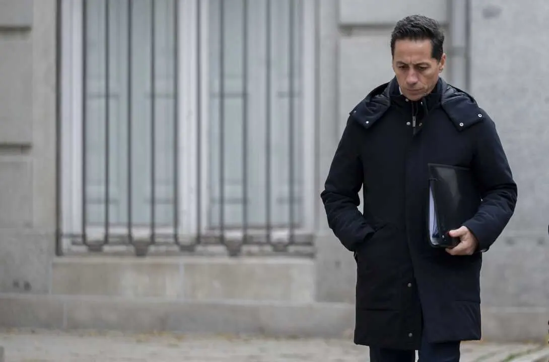 
<p> Garc&iacute;a Alconchel niega irregularidades en las gestiones que realiz&oacute; con Servinabar</p>
<p>   MADRID, 15 (EUROPA PRESS) </p>
<p>   El magistrado del Tribunal Supremo que investiga el 'caso Koldo' ha prohibido salir del pa&iacute;s a Manuel Jos&eacute; Garc&iacute;a Alconchel, quien fuera director de la zona sur de Acciona Construcci&oacute;n Espa&ntilde;a, al tiempo que le ha retirado el pasaporte y le ha impuesto la obligaci&oacute;n de comparecer cada quince d&iacute;as en sede judicial.</p>
<p>   As&iacute; consta en un auto en el que el instructor Leopoldo Puente explica que ha adoptado esta decisi&oacute;n a petici&oacute;n del jefe de la Fiscal&iacute;a Anticorrupci&oacute;n, Alejandro Luz&oacute;n. El fiscal ha reclamado estas medidas cautelares en una vista que se ha celebrado este lunes despu&eacute;s de que Garc&iacute;a Alconchel compareciera como investigado en el marco de la causa en la que se indaga en una presunta trama de ama&ntilde;os en licitaciones de obra p&uacute;blica a cambio de mordidas.</p>
<p>   Las acusaciones populares se han adherido a la petici&oacute;n de la Fiscal&iacute;a, mientras que la defensa ha mostrado su oposici&oacute;n. El magistrado ha accedido a la solicitud, despu&eacute;s de que el pasado 3 de diciembre el instructor acordara aplicar las mismas medidas a otros dos exdirectivos de la constructora: Justo Vicente Pelegrini, quien fuera director de Construcci&oacute;n de Acciona para Espa&ntilde;a, y a Tom&aacute;s Olarte, exdirector de la zona norte de la compa&ntilde;&iacute;a.</p>
<p>   El magistrado acord&oacute; la imputaci&oacute;n de los tres a ra&iacute;z de los &uacute;ltimos informes de la Unidad Central Operativa (UCO) de la Guardia Civil sobre varias obras adjudicadas a la Uni&oacute;n Temporal de Empresas (UTE) de Acciona con Servinabar, mercantil que se sit&uacute;a en el epicentro de la presunta trama integrada por el ex secretario de Organizaci&oacute;n del PSOE Santos Cerd&aacute;n, el exministro Jos&eacute; Luis &Aacute;balos y el exasesor ministerial Koldo Garc&iacute;a.</p>
<p>INDICIOS DE COHECHO E INTEGRACI&Oacute;N EN ORGANIZACI&Oacute;N CRIMINAL </p>
<p>   El instructor considera que hay suficientes indicios de que Garc&iacute;a Alconchel habr&iacute;a cometido delitos de integraci&oacute;n en organizaci&oacute;n criminal y cohecho para prohibir su salida del pa&iacute;s e imponer el resto de medidas cautelares que ha acordado.</p>
<p>   Puente sostiene que Garc&iacute;a Alconchel habr&iacute;a firmado --en nombre de Acciona Construcci&oacute;n y con "pleno conocimiento" de Pelegrini-- un memor&aacute;ndum de entendimiento en el que se fijaba que la constructora "abonar&iacute;a a Servinabar un 2% del importe total de la adjudicaci&oacute;n" de la obra p&uacute;blica correspondiente a la reforma del Puente del Centenario en Sevilla.</p>
<p>   Asimismo, destaca que el exdirectivo "habr&iacute;a procedido a contar en la ejecuci&oacute;n de la mencionada obra, con un solo trabajador de la empresa Servinabar, precisamente Antonio Mu&ntilde;oz Cano, cu&ntilde;ado de Cerd&aacute;n, desde septiembre de 2019 hasta diciembre de 2022".</p>
<p>   Y, al hilo, apunta que fue el propio Garc&iacute;a Alconchel "quien dispuso lo necesario" para el traslado del cu&ntilde;ado de Cerd&aacute;n, "habida cuenta de que &eacute;ste carec&iacute;a, incluso, de medios propios para desplazarse por s&iacute; mismo hasta el lugar de la obra".</p>
<p>   Adem&aacute;s, el magistrado recalca que "solo dos d&iacute;as antes" de que &Aacute;balos, Cerd&aacute;n y el exasesor ministerial Koldo Garc&iacute;a se desplazaran a Marruecos, Garc&iacute;a Alconchel --en nombre de Acciona-- "habr&iacute;a suscrito un contrato m&aacute;s con Servinabar" tras identificar una oportunidad de negocio para la construcci&oacute;n de un puerto en Marruecos, previsiblemente en Kenitra.</p>
<p>   "En tal sentido, las medidas cautelares de naturaleza personal que han sido interesadas aqu&iacute; por las acusaciones no es solo que resultan precisas, con el fin de asegurar, en la medida razonablemente posible, que el investigado no pudiera sustraerse a la acci&oacute;n de la justicia y que comparecer&aacute; en la causa cuando fuere llamado (...), sino que tambi&eacute;n resultan plenamente proporcionadas en tanto, solo de forma ligera e indispensable, limitan el ejercicio de su libertad ambulatoria", se&ntilde;ala el instructor.</p>
<p>DESCARGA RESPONSABILIDAD EN SU JEFE</p>
<p>   Este lunes, Garc&iacute;a Alconchel ha descargado la responsabilidad de la alianza con Servinabar, en el que fuera su jefe, Justo Vicente Pelegrini, tambi&eacute;n investigado. Adem&aacute;s, interrogado sobre la contrataci&oacute;n del cu&ntilde;ado del ex dirigente socialista como pe&oacute;n, ha contado que no ten&iacute;a ni medios para llegar a la oficina, por lo que tuvieron que llevarle. "Resulta casi c&oacute;mico", ha reaccionado el magistrado.</p>
<p>   En este sentido, ha asegurado que no fue &eacute;l quien decidi&oacute; trabajar con Servinabar, sino Pelegrini, seg&uacute;n las fuentes consultadas. De acuerdo con la UCO, &eacute;ste firm&oacute; el acuerdo marco de 2015 y los exdirectores de la zona sur y norte fueron suscribiendo los sucesivos Memor&aacute;ndum de Entendimiento (MoE) ante cada proyecto.</p>
<p>   Garc&iacute;a Alconchel ha relatado que cuando empez&oacute; a trabajar en los proyectos, en 2018, Servinabar ya hab&iacute;a pasado todos los "filtros" y ten&iacute;a alianzas con la constructora. Y ha precisado que fue su superior, Pelegrini, quien le coment&oacute; la colaboraci&oacute;n con la empresa que la UCO vincula a Cerd&aacute;n.</p>
<p>   En el contexto de las obras adjudicadas en Sevilla, tambi&eacute;n se le ha preguntado por la contrataci&oacute;n del cu&ntilde;ado de Cerd&aacute;n como pe&oacute;n. La UCO detalla que estuvo contratado por Servinabar entre septiembre de 2019 y diciembre de 2022, por lo que recibi&oacute; 53.130,30 euros.</p>
<p>   Seg&uacute;n ha expuesto el propio Garc&iacute;a Alconchel, el cu&ntilde;ado de Cerd&aacute;n fue contratado por Servinabar para la obra del Puente Centenario de Sevilla, pero en la obra del acceso al puerto de la capital andaluza hizo labores de supervisor de seguridad, para lo que ha afirmado que se le dio formaci&oacute;n.</p>
<p>   Al magistrado le ha extra&ntilde;ado que una persona contratada como pe&oacute;n en una obra acabara de supervisor de seguridad en otra, a lo que Garc&iacute;a Alconchel ha replicado que esas labores se suelen subcontratar y, en este caso, la constructora no ten&iacute;a personal propio que lo hiciera.</p>
<p>   Acciona Construcci&oacute;n ha negado el pago de comisiones a ninguna de las personas se&ntilde;aladas en la causa judicial, indicando que se reserva el derecho a ejercer las acciones legales oportunas si de las investigaciones se desprendiera alg&uacute;n perjuicio directo para la compa&ntilde;&iacute;a como consecuencia de la actuaci&oacute;n de los investigados o de cualquier otro.</p>
      