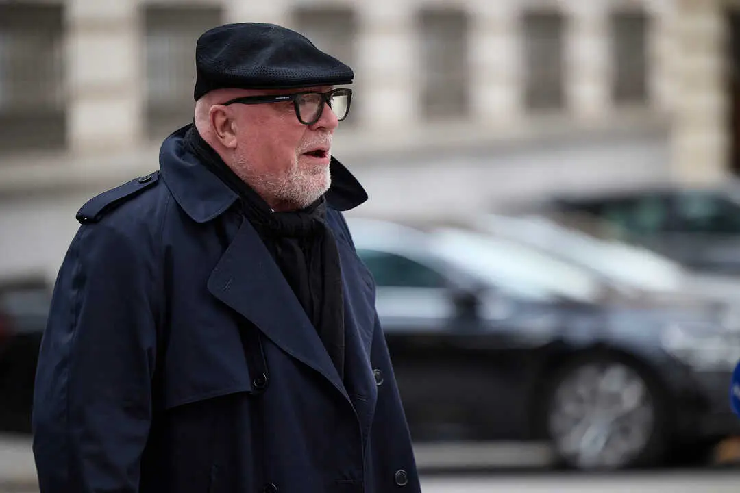 
<p> Anticorrupci&oacute;n pide 12 a&ntilde;os de prisi&oacute;n para el comisario jubilado y 4 a&ntilde;os y medio para su socio </p>
<p> MADRID, 15 (EUROPA PRESS)</p>
<p>   Un agente de la Polic&iacute;a Nacional ha declarado en el juicio que se celebra en la Audiencia Nacional contra el comisario jubilado Jos&eacute; Manuel Villarejo por el 'Proyecto Grass', que &eacute;ste y su socio, Rafael Redondo, buscaron "desactivar" a los empresarios Luis P&eacute;rez Gil y Joaqu&iacute;n Molpeceres por medio de encontrarles "marrones", tales como cuentas bancarias en el extranjero o "posibles sobornos en el Puerto de Denia".</p>
<p>   As&iacute; ha testificado este lunes el agente, a quien la Fiscal&iacute;a ha identificado como el "investigador principal a nivel policial" del 'Proyecto Grass', por el que est&aacute;n siendo juzgados Villarejo, Redondo y el empresario Antonio Erico Ch&aacute;varri, por un presunto espionaje empresarial.</p>
<p>   Ch&aacute;varri, cuya mercantil Acisclo Gesti&oacute;n de Patrimonios entr&oacute; en concurso en 2012, habr&iacute;a contratado ese a&ntilde;o al comisario jubilado y a su socio presuntamente por m&aacute;s de 400.000 euros para buscar actuaciones il&iacute;citas llevadas a cabo por P&eacute;rez Gil, que interven&iacute;a como administrador en el procedimiento del concurso y por Molpeceres, principal acreedor.</p>
<p>   Preguntado por la Fiscal&iacute;a sobre c&oacute;mo pretend&iacute;an "desactivar" a los empresarios, el agente ha respondido que, en los informes de CENYT --la sociedad de Villarejo-- aparece que P&eacute;rez Gil "estar&iacute;a recibiendo dinero en efectivo" de otros concursados que, posteriormente "ingresar&iacute;a en cuentas opacas" de Andorra o en Liechtenstein a trav&eacute;s de una red de fundaciones.</p>
<p>   Adem&aacute;s, el polic&iacute;a ha relatado que en esos informes tambi&eacute;n hay informaci&oacute;n sobre presuntos "pagos a jueces de lo mercantil" para obtener m&aacute;s concursos.</p>
<p>   Respecto a Molpeceres, "se habla de posibles sobornos en el puerto de Denia" y "de entregas de maletines" en Madrid, ha precisado.</p>
<p>LAS PRUEBAS "CASABAN TOTALMENTE"</p>
<p>   El agente ha explicado que las fuentes de prueba en las que se bas&oacute; su investigaci&oacute;n fueron tres: la documentaci&oacute;n y los informes de CENYT; unos audios con las reuniones entre el excomisario, su socio y Ech&aacute;varri y las notas manuscritas de Villarejo.</p>
<p>    Dichas pruebas, seg&uacute;n el agente, "casaban totalmente", en el sentido de que los informes "cuadran en sus fechas con lo que se dice en los archivos de audio y con lo que se contienen las anotaciones manuscritas".</p>
<p>   La defensa de Ech&aacute;varri, ejercida por el abogado Mauro Jord&aacute;n, ha preguntado si la Polic&iacute;a investig&oacute; sobre los movimientos en esas cuentas, a lo que el agente ha respondido que no, pues el empresario no era "objeto de la investigaci&oacute;n". Tras esto, Jord&aacute;n ha inferido que la informaci&oacute;n sobre las cuentas en el extranjero "era algo que se inventaba Villarejo".</p>
<p>   "Yo no s&eacute; si es cierto o no es cierto, entre otras cosas porque eso requerir&iacute;a de una investigaci&oacute;n y, seguramente, de una orden europea de diligencias en el marco de una investigaci&oacute;n que por la Unidad de Asuntos Internos no se ha hecho", ha declarado el polic&iacute;a.</p>
<p>     En su escrito de acusaci&oacute;n, al que ha tenido acceso Europa Press, la Fiscal&iacute;a Anticorrupci&oacute;n pide 12 a&ntilde;os de c&aacute;rcel para Villarejo por presuntos delitos de cohecho pasivo, descubrimiento y revelaci&oacute;n de secretos y falsedad en documento mercantil.</p>
<p>   El Ministerio P&uacute;blico tambi&eacute;n dirige su acusaci&oacute;n contra Redondo, para quien solicita 4 a&ntilde;os y 6 meses de prisi&oacute;n por cohecho pasivo y falsedad en documento mercantil. Ch&aacute;varri, por su parte, se enfrenta a 7 a&ntilde;os de c&aacute;rcel por los mismos delitos.</p>
<p>M&Aacute;S DE 400.000 EUROS POR LA INVESTIGACI&Oacute;N</p>
<p>   En su escrito, la Fiscal&iacute;a se&ntilde;ala que Ch&aacute;varri "abon&oacute; entre 2012 y 2014 a CENYT y a Stuart &amp; Mckenzie, integradas ambas en Grupo CENYT, cuyo titular real era Villarejo, la cantidad total de 411.400 euros".</p>
<p>   El agente ha desglosado esa cantidad y ha detallado que pagaron "90.000 euros de provisi&oacute;n de fondos que se abonan en 2012, 45 m&aacute;s IVA y 45 m&aacute;s IVA", en noviembre de ese a&ntilde;o, y 250.000 euros condicionados "al &eacute;xito" del trabajo, percibidos entre abril de 2013 y enero de 2014 en siete pagos.</p>
<p>   Villarejo, comisario de la Polic&iacute;a Nacional en el momento de asumir ese encargo, se present&oacute; a Ch&aacute;varri como "maderos del sector privado", tal y como ha declarado el uniformado que consta en uno de los audios incautados.</p>
<p>   En concreto, seg&uacute;n el polic&iacute;a, el excomisario pormenoriz&oacute; la actividad de CENYT explicando que all&iacute; trabajaban "antiguos funcionarios de polic&iacute;a" que hac&iacute;an "an&aacute;lisis de informaci&oacute;n".</p>
<p>   En esta primera sesi&oacute;n ha declarado este agente, que ha respondido a todas las partes, y otros tres polic&iacute;as, que tambi&eacute;n participaron en la investigaci&oacute;n y han ratificado sus actuaciones.</p>
<p>   Adem&aacute;s, las defensas de los acusados han presentado sus cuestiones previas. El abogado de Villarejo ha alegado una vulneraci&oacute;n del derecho a la defensa por la "inadmisi&oacute;n completa de la prueba" por parte del tribunal.</p>
<p>   El juicio continuar&aacute; este martes a las 11 de la ma&ntilde;ana en la Audiencia Nacional con la declaraci&oacute;n de m&aacute;s testigos.</p>
<p>"TODO TIPO DE INFORMACI&Oacute;N PERSONAL" </p>
<p>   Seg&uacute;n el escrito de la Fiscal&iacute;a, Villarejo actu&oacute; "ante las sospechas de Ch&aacute;varri de que ambos pudieran actuar de com&uacute;n acuerdo para perjudicar sus intereses en dicho procedimiento".</p>
<p>   "Asimismo, el objeto del encargo realizado por Ch&aacute;varri y aceptado por Villarejo vino referido a la obtenci&oacute;n de todo tipo de informaci&oacute;n personal, incluida la relativa a eventuales actuaciones irregulares en que ambos pudieran haber intervenido y ajenas al procedimiento concursal, sobre Molpeceres y P&eacute;rez que pudiera ser utilizada por el propio Ch&aacute;varri Aricha para mejorar su posici&oacute;n en el procedimiento concursal que afectaba a su sociedad Acisclo Gesti&oacute;n de Patrimonios", relata el escrito.</p>
<p>   En el curso de la ejecuci&oacute;n de ese encargo, apunta Anticorrupci&oacute;n, Villarejo y Redondo se hicieron con los tr&aacute;ficos de llamadas entrantes y salientes de P&eacute;rez correspondientes a los d&iacute;as 15 de septiembre de 2012 a 13 de octubre de 2012. "Dichos tr&aacute;ficos de llamadas, a su vez, fueron facilitados por Villarejo P&eacute;rez y Redondo a Ch&aacute;varri", anuda la Fiscal&iacute;a.</p>
<p>   "A cuenta de los servicios prestados por la ejecuci&oacute;n del 'proyecto Grass', Villarejo y Redondo, por un lado, y Ch&aacute;varri, por otro, manipularon los conceptos de las facturas, haciendo constar que los servicios prestados respond&iacute;an a servicios de auditor&iacute;a de seguridad de sistemas de informaci&oacute;n, identificaci&oacute;n y propuesta de soluci&oacute;n de 3 vulnerabilidades y a una colaboraci&oacute;n profesional, ocultando, con ello, que se trataba de servicios de investigaci&oacute;n prestados por un funcionario p&uacute;blico en servicio activo", apostilla el escrito.</p>
      