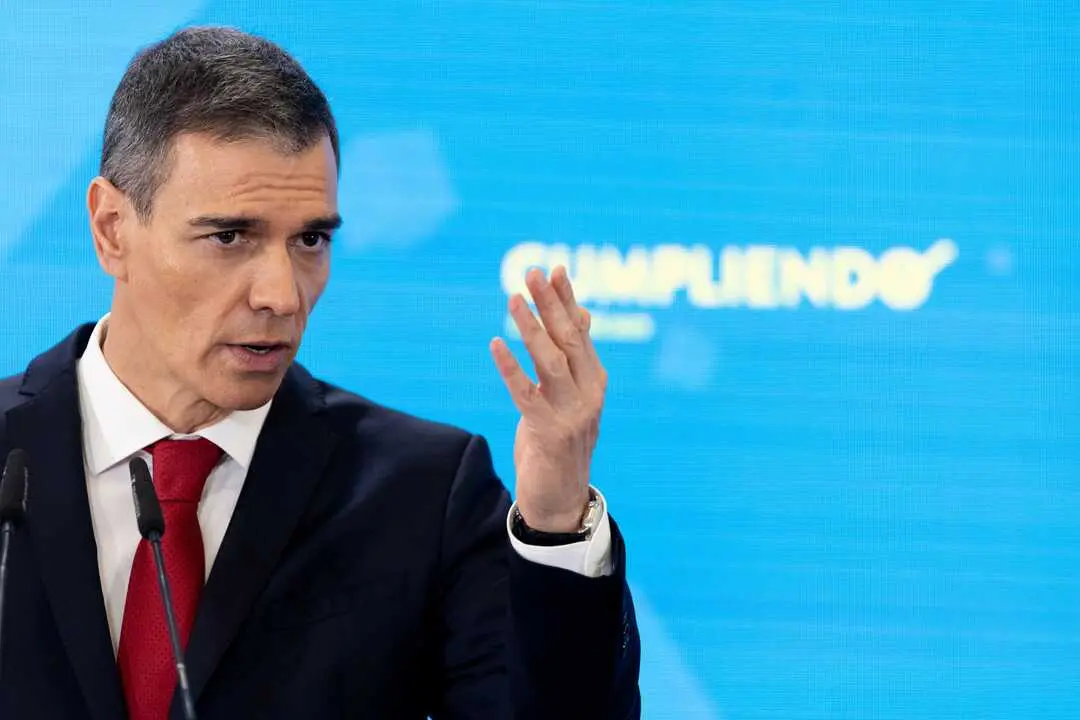 
<p> Aleja una crisis de Gobierno y asegura estar "orgulloso" del trabajo de todos los ministros</p>
<p>   MADRID, 15 (EUROPA PRESS)</p>
<p>   El presidente del Gobierno, Pedro S&aacute;nchez, ha explicado que en el pasado pidi&oacute; la dimisi&oacute;n de su antecesor Mariano Rajoy ante un caso "flagrante" de financiaci&oacute;n irregular en el Partido Popular y considera que en este momento la situaci&oacute;n es diferente porque las cuentas del PSOE son "limpias".</p>
<p>   Por otro lado, ha alejado la posibilidad de acometer una crisis de Gobierno profunda, tal como le ha pedido el socio de Gobierno, Sumar, asegurando que est&aacute; muy "orgulloso" del trabajo de todos sus ministros.</p>
<p>   En la rueda de prensa de balance del curso pol&iacute;tico que se ha celebrado este lunes en La Moncloa, S&aacute;nchez ha asegurado "no hay caso de financiaci&oacute;n irregular en el PSOE". "No lo hay", ha enfatizado al ser preguntado por si se ha planteado dimitir, toda vez que &eacute;l pidi&oacute; a Rajoy que dejase el cargo por la responsabilidad 'in vigilando' ante casos de corrupci&oacute;n de colaboradores cercanos.</p>
<p>   Pese a la implicaci&oacute;n en casos de presunta corrupci&oacute;n y acoso de varias personas de su c&iacute;rculo de confianza, el presidente se queda con que no hay un caso de financiaci&oacute;n ilegal y la cuentas socialistas son p&uacute;blicas y est&aacute;n auditadas. "En las pr&oacute;ximas semanas quedar&aacute; bastante clara la pulcritud de las cuentas del PSOE", ha asegurado.</p>
<p>   Sostiene adem&aacute;s que han actuado "con contundencia" y han apartado de inmediato a las personas se&ntilde;aladas, est&aacute;n colaborando con la Justicia y act&uacute;an "sin connivencia" con los involucrados. "Otros no lo hicieron", ha apostillado continuando los ataques al PP.</p>
<p>   Por otro lado, despu&eacute;s de que la vicepresidenta segunda, Yolanda D&iacute;az, reclamase a S&aacute;nchez hacer cambios en el Gobierno ante la situaci&oacute;n actual, este ha dejado claro que se siente orgulloso y agradecido a todos los miembros del Consejo de Ministros por su trabajo. "Uno de los mejores gobiernos que ha tenido Espa&ntilde;a", ha indicado.</p>
<p>(SEGUIR&Aacute; AMPLIACI&Oacute;N) </p>
      