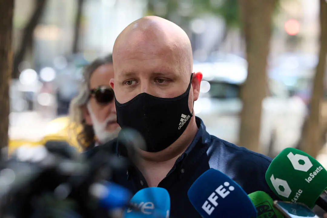 
<p> Procesa a otras 9 personas y les pide una fianza solidaria de m&aacute;s de 247 millones de euros </p>
<p>   MADRID, 15 (EUROPA PRESS)</p>
<p>   El juez de la Audiencia Nacional (AN) Jos&eacute; Luis Calama ha procesado al empresario que dio 100.000 euros al eurodiputado Luis 'Alvise' P&eacute;rez, &Aacute;lvaro Romillo, como presunto cabecilla del entramado que ide&oacute; la supuesta estafa piramidal cometida a trav&eacute;s de la plataforma de inversi&oacute;n en criptomonedas Madeira Invest Club (MIC).</p>
<p>    En un auto, recogido por Europa Press, el titular del Juzgado Central de Instrucci&oacute;n N&uacute;mero 4 acuerda el procesamiento de Romillo --en prisi&oacute;n provisional por esta causa-- y de otras nueve personas por estafar presuntamente m&aacute;s de 185 millones de euros a 3.062 inversores entre enero de 2023 y septiembre de 2024, imponiendo a todos ellos una fianza solidaria por una cantidad superior a los 247 millones de euros.</p>
<p>   El magistrado, que aprecia la comisi&oacute;n de delitos masa de estafa y organizaci&oacute;n criminal, ha abierto adem&aacute;s una pieza separada por un delito de blanqueo de capitales. Seg&uacute;n el juez, Romillo, alias 'Cryptospain', "movido por un &aacute;nimo de lucro il&iacute;cito, ide&oacute; y puso en marcha una organizaci&oacute;n criminal estructurada y jerarquizada, de la que asumi&oacute; la direcci&oacute;n y liderazgo".</p>
<p>    Dicha organizaci&oacute;n estaba integrada por el propio Romillo y por el resto de investigados que, "bajo las instrucciones de su l&iacute;der, desempe&ntilde;aban funciones espec&iacute;ficas encaminadas a la captaci&oacute;n de v&iacute;ctimas, la gesti&oacute;n de la plataforma digital utilizada como instrumento del fraude y la ocultaci&oacute;n de los beneficios obtenidos".</p>
<p> (HABR&Aacute; AMPLIACI&Oacute;N)</p>
      