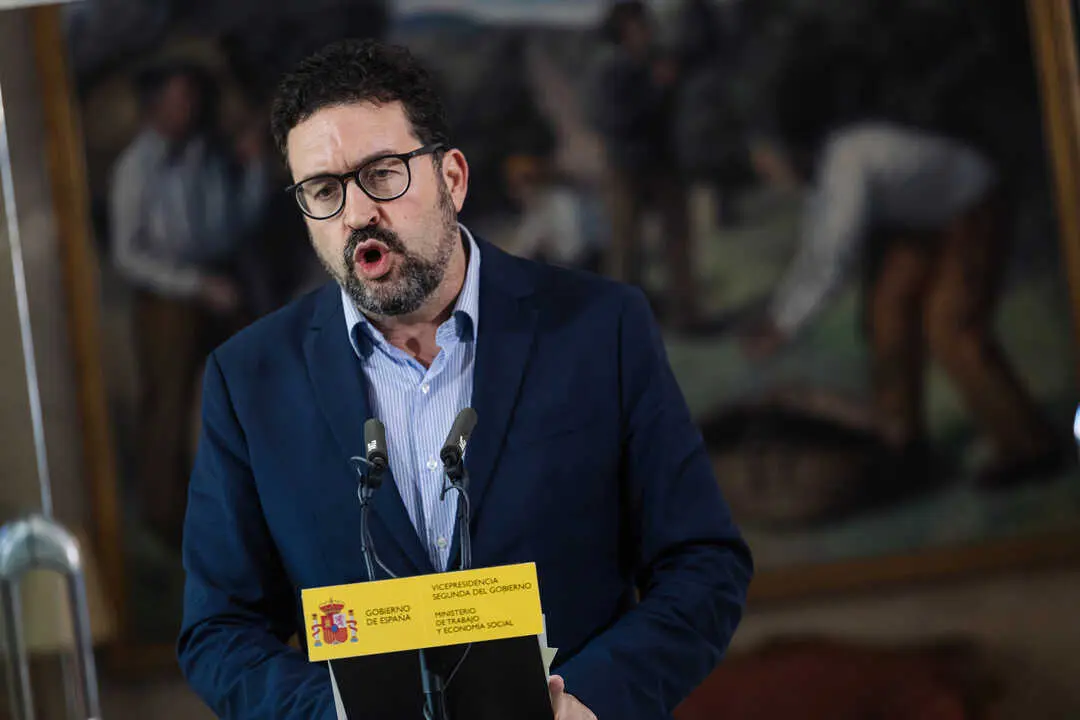 
<p>"Que la patronal no est&eacute; no le resta importancia", asegura P&eacute;rez Rey</p>
<p>   MADRID, 15 (EUROPA PRESS)</p>
<p>   El secretario de Estado de Trabajo, Joaqu&iacute;n P&eacute;rez Rey, ha alcanzado un acuerdo con CCOO y UGT para empezar la tramitaci&oacute;n del incremento de los d&iacute;as del permiso por fallecimiento de un familiar y para un nuevo permiso para cuidados paliativos, que no contar&aacute; con el apoyo de la patronal despu&eacute;s de que el Ministerio decidiera a principios del mes cerrar la negociaci&oacute;n tripartita por el bloqueo de la CEOE y Cepyme en la mesa.</p>
<p>   Tras la reuni&oacute;n convocada este lunes por el Ministerio de Trabajo, el 'n&uacute;mero dos' de Trabajo ha agradecido a los sindicatos haber estado "a la altura de las circunstancias" para incrementar hasta 10 d&iacute;as el permiso por fallecimiento de un familiar y 15 d&iacute;as para el nuevo permiso de cuidados paliativos de un familiar.</p>
<p>   "Es una pena, y lo vuelvo a decir, que la patronal espa&ntilde;ola no est&eacute; en este acuerdo. Es incomprensible. Tendr&aacute;n que decir a los empresarios y a las personas trabajadoras de este pa&iacute;s por qu&eacute; se han auto excluido de una regulaci&oacute;n que pone a nuestro pa&iacute;s en la modernidad de lo que hacen el resto de pa&iacute;ses de Europa y c&oacute;mo se puede mostrar un grado de insensibilidad", ha expuesto P&eacute;rez Rey.</p>
<p>   Para el 'n&uacute;mero dos' de Trabajo, este acuerdo deber&iacute;a haber sido de   "todos", pero la patronal no ha querido estar por "c&aacute;lculos que no se entienden cu&aacute;les son, pero que no tienen que ver con la productividad, no tienen que ver con el absentismo o no tienen que ver con la cultura del esfuerzo".</p>
<p>   A pesar de ello, ha asegurado que este no es un acuerdo "menos importante y decisivo". "Que la patronal no est&eacute; no le resta importancia", ha aseverado.</p>
<p>    En este sentido, el secretario de Estado ha pedido a la patronal espa&ntilde;ola que, en lugar de perseguir trabajadores enfermos, se dedique a mejorar el bienestar de las empresas y de los trabajadores del pa&iacute;s.</p>
<p>   "No hay que perseguir a aquel que enferma, lo que hay que evitar es que los trabajadores y las trabajadoras enfermen. &iquest;Y sabe c&oacute;mo enferman los trabajadores? Precisamente cuando tienen que volver a su puesto de trabajo a los dos d&iacute;as de que les fallezca un hijo", ha a&ntilde;adido.</p>
<p>   El Ministerio de Trabajo quiere ampliar hasta 10 d&iacute;as el permiso por fallecimiento del c&oacute;nyuge, pareja de hecho o parientes hasta el segundo grado de consanguinidad y que se pueda disfrutar hasta que hayan transcurrido cuatro semanas del fallecimiento en d&iacute;as continuados o discontinuos, mientras que plantea dar hasta 15 d&iacute;as para el nuevo permiso de cuidados paliativos del c&oacute;nyuge, pareja de hecho o parientes tambi&eacute;n hasta el segundo grado por consanguinidad.</p>
<p>   Adem&aacute;s, el Real Decreto que Trabajo quiere impulsar es la incorporaci&oacute;n de un permiso de un d&iacute;a para acompa&ntilde;ar a una persona cuando vaya a recibir la eutanasia y al que tendr&aacute; derecho cualquier trabajador que haya sido designado por &eacute;sta para acompa&ntilde;arla, independientemente de si hay o no parentesco.</p>
<p> TRABAJO SE PONDR&Aacute; A TRABAJAR "YA" PARA GARANTIZAR EL APOYO PARLAMENTARIO</p>
<p>   Adem&aacute;s, P&eacute;rez Rey ha asegurado que se pondr&aacute;n a trabajar "desde este mismo instante" para garantizar el apoyo a esta norma de las formaciones pol&iacute;ticas y ha trasladado su convencimiento en que esta norma tendr&aacute; el respaldo de los grupos parlamentarios.</p>
<p>    "Me consta que esta es una necesidad sentida por el conjunto de la poblaci&oacute;n espa&ntilde;ola, es decir, sufrir por la muerte de un hijo o de una hija. Estar afligido por la muerte de un familiar no es una cuesti&oacute;n ni de derechas ni de izquierdas, es una cuesti&oacute;n que sienten todos y todas, de la clase social que sean, y se encuentren en el lugar donde se encuentren", ha expuesto.</p>
<p>(((HABR&Aacute; AMPLIACI&Oacute;N)))</p>
<p>    </p>
<p>    </p>
      