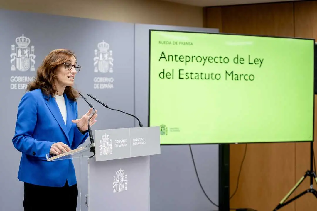 
<p>Con el avance en la negociaci&oacute;n los sindicatos esperan conseguir un acuerdo antes del 23 de diciembre</p>
<p>   MADRID, 15 (EUROPA PRESS TELEVISI&Oacute;N)</p>
<p>   El Ministerio de Sanidad ha anunciado un preacuerdo con las organizaciones sindicales del &Aacute;mbito de Negociaci&oacute;n (SATSE-FSES, FSS-CCOO, UGT, CSIF y CIG-Sa&uacute;de), que han expresado su respaldo al borrador del nuevo Estatuto Marco y han descartado expl&iacute;citamente su retirada, pese a las solicitudes planteadas por algunas comunidades aut&oacute;nomas gobernadas por el PP en el &uacute;ltimo Consejo Interterritorial del Sistema Nacional de Salud (CISNS).</p>
<p>   Como consecuencia del acuerdo alcanzado, estas organizaciones sindicales ha suspendido los paros previstos para todos los martes a partir del dia 27 de enero, "permitiendo as&iacute; avanzar con estabilidad la tramitaci&oacute;n del nuevo Estatuto", a&ntilde;ade el Ministerio.</p>
<p>   Sin embargo, la Agrupaci&oacute;n Por un Estatuto M&eacute;dico y Facultativo (APEMYF), que aglutina a 16 organizaciones m&eacute;dicas de todo el pa&iacute;s entre las que se encuentra AMYTS, ha explicado que el preacuerdo se ha dado con las organizaciones sindicales no m&eacute;dicas, por lo que mantiene la huelga para los d&iacute;as 14 y 15 de enero.</p>
<p>   Seg&uacute;n informa Sanidad, entre los compromisos incorporados al acuerdo, se incluye el establecimiento de una jornada laboral ordinaria de 35 horas semanales, que se aplicar&aacute; seg&uacute;n los t&eacute;rminos que se definan en los correspondientes &aacute;mbitos de negociaci&oacute;n, atendiendo a las necesidades organizativas y asistenciales de los servicios de salud.</p>
<p>   El preacuerdo tambi&eacute;n contempla el acceso a la jubilaci&oacute;n parcial para todo el personal estatutario que cumpla los requisitos establecidos en la normativa vigente de la Seguridad Social. Tambi&eacute;n se abre la posibilidad de establecer la jubilaci&oacute;n anticipada para aquellas categor&iacute;as profesionales que re&uacute;nan los requisitos legales, previa realizaci&oacute;n de un estudio integral de las condiciones de trabajo en el conjunto del Sistema Nacional de Salud.</p>
<p>   Desde Sanidad explican que las materias que no forman parte del &aacute;mbito competencial del Ministerio y que, por tanto, no se incorporan al texto del Estatuto Marco, se abordar&aacute;n mediante un acuerdo espec&iacute;fico. "Este acuerdo tendr&aacute; como objetivo orientar las futuras negociaciones relativas al establecimiento de un nuevo modelo retributivo aplicable a todo el personal del Sistema Nacional de Salud", informan.</p>
<p>   El Ministerio de Sanidad valora de forma "muy positiva" este preacuerdo, que "demuestra que el di&aacute;logo social es el camino para mejorar las condiciones laborales del personal sanitario y fortalecer el Sistema Nacional de Salud".</p>
<p>   Asimismo, Sanidad reitera su compromiso de seguir trabajando con las organizaciones sindicales y con las comunidades aut&oacute;nomas para "culminar una reforma clave para el futuro del SNS".</p>
<p>   Por su parte, los sindicatos del &Aacute;mbito de Negociaci&oacute;n han confirmado el preacuerdo y conf&iacute;an en mantener nuevas reuniones con el Ministerio de Sanidad para cerrar un acuerdo definitivo antes del 23 de diciembre.</p>
<p>ACUERDO DEFINITIVO ANTES DEL 23 DE DICIEMBRE</p>
<p>   Por su parte, los sindicatos del &Aacute;mbito de Negociaci&oacute;n han confirmado el preacuerdo y conf&iacute;an en mantener nuevas reuniones con el Ministerio de Sanidad para cerrar un acuerdo definitivo antes del 23 de diciembre.</p>
<p>   "Hemos conseguido avanzar en aspectos fundamentales que ten&iacute;amos pendientes (...). Podremos llegar a suspender la huelga prevista para finales de enero si todo lo que hemos pactado queda reflejado en el texto", ha indicado el responsable de Sanidad de CSIF, Fernando Hontangas.</p>
<p>   Tras ello, ha explicado que las retribuciones que acompa&ntilde;an a la clasificaci&oacute;n seguramente vayan a un acuerdo fuera del &aacute;mbito del propio texto del Estatuto Marco.</p>
<p> IM&Aacute;GENES DISPONIBLES EN EUROPA PRESS TELEVISI&Oacute;N</p>
<p>URL DE DESCARGA: </p>
<p><a target="_blank" href="https://www.europapress.tv/politica/1036358/1/sanidad-sindicatos-ambito-negociacion-alcanzan-preacuerdo-estatuto-marco">https://www.europapress.tv/politica/1036358/1/sanidad-sindicatos-ambito-negociacion-alcanzan-preacuerdo-estatuto-marco</a></p>
<p>TEL&Eacute;FONO DE CONTACTO 91 345 44 06 </p>
      