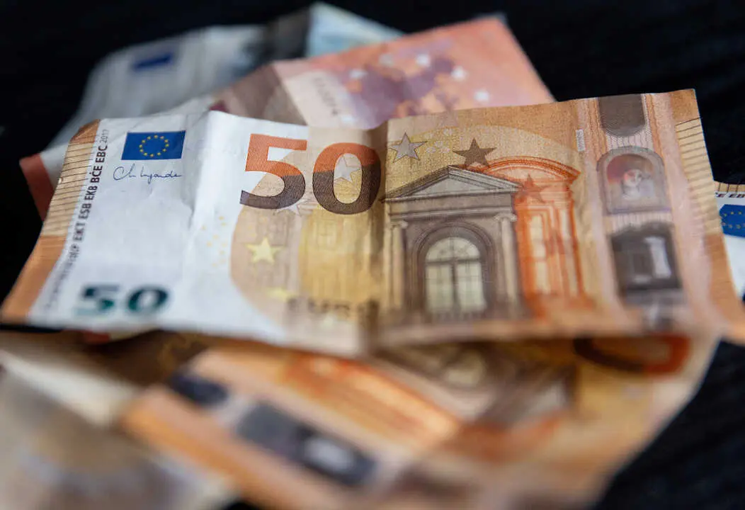 
<p>Una persona con un sueldo intermedio tendr&iacute;a que trabajar m&aacute;s de un siglo para igualar lo que gana el m&aacute;ximo ejecutivo en un a&ntilde;o</p>
<p>   MADRID, 16 (EUROPA PRESS)</p>
<p>   El salario m&aacute;s alto en las mayores empresas espa&ntilde;olas es en promedio 111 veces superior a la n&oacute;mina media, de manera que una persona con un sueldo intermedio tendr&iacute;a que trabajar m&aacute;s de un siglo para igualar lo que gana el m&aacute;ximo ejecutivo de la compa&ntilde;&iacute;a en un a&ntilde;o.</p>
<p>   As&iacute; se recoge en el informe 'Las brechas salariales de las grandes empresas' elaborado por Oxfam Interm&oacute;n a partir del an&aacute;lisis de las 40 mayores compa&ntilde;&iacute;as espa&ntilde;olas cotizadas por nivel de ingresos durante 2024, en el que se destaca que pese al s&oacute;lido crecimiento econ&oacute;mico, esta mejor&iacute;a no se traslada a la mayor&iacute;a de las personas trabajadoras.</p>
<p>   Pese a que quienes trabajan en grandes corporaciones perciben de media salarios un 63% superiores al promedio nacional, es precisamente en estas empresas donde m&aacute;s se agranda la distancia interna.</p>
<p>    Seg&uacute;n el informe, uno de los factores que explica la brecha es la amplia presencia de sueldos bajos en distintos sectores del mercado laboral, junto con la elevada desigualdad de renta: mientras en la Uni&oacute;n Europea el 10% con mayores ingresos recibe 7,5 veces m&aacute;s que el 10% con menores ingresos, en Espa&ntilde;a esta relaci&oacute;n asciende a 9,6 veces.</p>
<p>LA BRECHA SALARIAL ES MAYOR EN COMPA&Ntilde;&Iacute;AS COMO PROSEGUR O INDITEX</p>
<p>   Adem&aacute;s, en algunos casos la brecha salarial en grandes compa&ntilde;&iacute;as es a&uacute;n mayor: en Prosegur alcanza las 395 veces, seguida de Inditex con 364 veces y CIE Automotive con 319 veces.</p>
<p>   "Las empresas deben ser actores decisivos para contribuir que exista menor desigualdad. En el caso de la mayor&iacute;a de grandes compa&ntilde;&iacute;as, esto dista mucho de la realidad. Resulta imprescindible abordar p&uacute;blicamente a partir de qu&eacute; l&iacute;mite las diferencias salariales no est&aacute;n justificadas y disparan la desigualdad econ&oacute;mica", ha afirmado el autor del informe y responsable de Sector Privado y Desigualdad de Oxfam Interm&oacute;n, Miguel Alba.</p>
<p>LA MITAD DE LOS ASALARIADOS COBRAN COMO M&Aacute;XIMO 24.124 EUROS AL MES</p>
<p>   Seg&uacute;n detalla el informe, este escenario convive con salarios muy reducidos y con un mercado laboral en el que la mitad de las personas asalariadas cobra como m&aacute;ximo una vez y media el salario m&iacute;nimo, es decir, 24.124 euros anuales.</p>
<p>   Esta combinaci&oacute;n explica que casi una de cada tres personas, el 30% de la poblaci&oacute;n espa&ntilde;ola, declare que sus ingresos no le permiten vivir con dignidad.</p>
<p>EL SUELDO PROMEDIO DEL MEJOR PAGADO FUE DE 4,4 MILLONES</p>
<p>   El promedio en la retribuci&oacute;n de la persona mejor pagada en las compa&ntilde;&iacute;as analizadas fue de 4,4 millones de euros en 2024. En un 37,5%, el sueldo m&aacute;s alto super&oacute; los 5 millones de euros, y en un 7,5% rebas&oacute; los 10 millones de euros.</p>
<p>    Entre las compa&ntilde;&iacute;as analizadas, Iberdrola lidera la lista, con 14,2 millones de euros, seguida por el Banco Santander, con 13,8 millones de euros, y por Inditex, con 11,2 millones de euros.</p>
<p>       Adem&aacute;s, en el 32,5% de las compa&ntilde;&iacute;as, los miembros de la alta direcci&oacute;n cobraron m&aacute;s de un mill&oacute;n de euros anuales de media, y en el 15% retribuyeron a los miembros de sus Consejos de Administraci&oacute;n por encima del mill&oacute;n anual.</p>
<p>BRECHA DE G&Eacute;NERO: LAS MUJERES GANARON UN 8,16% MENOS DE MEDIA</p>
<p>   En las grandes empresas analizadas, las mujeres ganaron de media un 8,16% menos que los hombres por el mismo trabajo durante 2024. Sin embargo, si se comparan los sueldos medios entre hombres y mujeres, la diferencia asciende al 18,2%.</p>
<p>    Esta brecha no s&oacute;lo se debe a que las trabajadoras reciben un menor salario que sus compa&ntilde;eros en puestos equivalentes, sino tambi&eacute;n que hay una menor presencia femenina en los puestos y cargos mejor remunerados. Este porcentaje se acerca a la cifra a nivel nacional que es de un 19%.</p>
<p>   En la pr&aacute;ctica, esto implica que las mujeres tienen que trabajar una hora y media m&aacute;s que los hombres cada d&iacute;a para ganar lo mismo, en lo que respecta a trabajos remunerados.</p>
<p>   "Resulta muy decepcionante ver que compa&ntilde;&iacute;as que se consideran referentes empresariales a&uacute;n arrastren una lacra como la discriminaci&oacute;n salarial por g&eacute;nero y no garanticen unas condiciones retributivas igualitariasd", ha expuesto Alba.</p>
<p>RATIO M&Aacute;XIMA ENTRE EL SALARIO M&Aacute;S ALTO Y MEDIANO</p>
<p>   Oxfam Interm&oacute;n ha pedido al Gobierno medidas para avanzar hacia un sistema m&aacute;s equilibrado, entre ellas, establecer una ratio m&aacute;xima de 1 a 20 entre el salario m&aacute;s alto y el mediano, reforzar la transparencia retributiva con indicadores obligatorios y auditados, mejorar la calidad del empleo y adoptar medidas efectivas para cerrar la brecha salarial entre mujeres y hombres.</p>
<p>    Adem&aacute;s, ha reclamado modelos de gobernanza empresarial m&aacute;s democr&aacute;ticos, que integren a las personas trabajadoras en la toma de decisiones y en el reparto equitativo de beneficios.</p>
<p>    "Este sistema de desigualdad extrema es incompatible con una econom&iacute;a que beneficie al conjunto de la sociedad. Si queremos que la prosperidad llegue a quienes la hacen posible, las grandes empresas deben revisar c&oacute;mo distribuyen la riqueza que generan y apostar por pol&iacute;ticas salariales m&aacute;s justas", ha concluido Alba. </p>
      