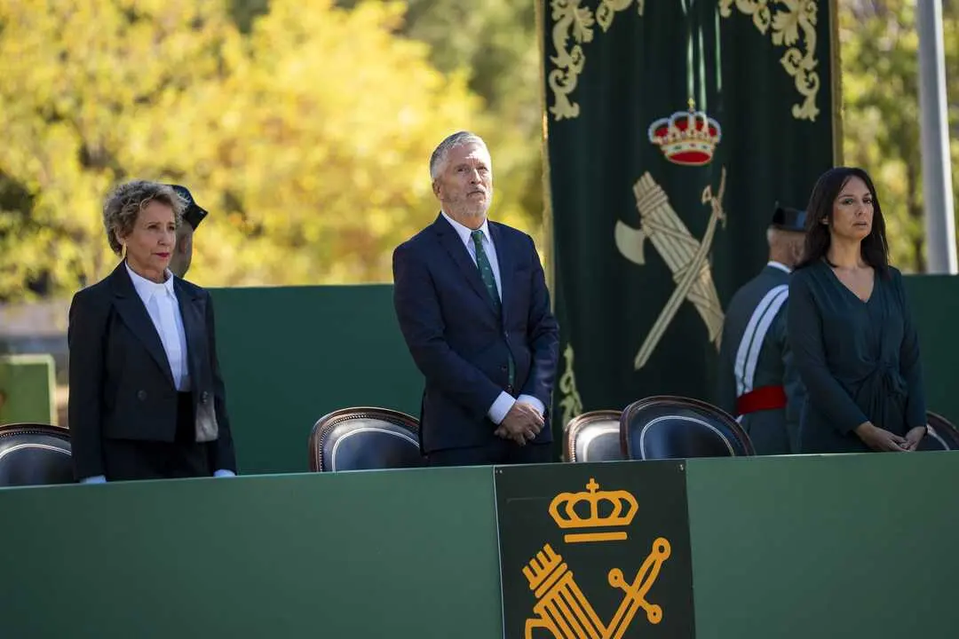 
<p>   MADRID, 16 (EUROPA PRESS)</p>
<p>   El Ministerio del Interior ha elegido al coronel Pedro Merino Castro para ocupar la jefatura de la Unidad Central Operativa (UCO) de la Guardia Civil en sustituci&oacute;n de Rafael Yuste, que recientemente fue ascendido al empleo de general, seg&uacute;n han informado a Europa Press fuentes del instituto armado.</p>
<p>   Pedro Merino Castro pas&oacute; con anterioridad por la UCO y la unidad t&eacute;cnica de la Polic&iacute;a Judicial de la Guardia Civil, adem&aacute;s de ser vocal asesor en el Departamento de Seguridad Nacional del Gobierno.</p>
<p>    Tambi&eacute;n fue asignado a la Casa Real y ocup&oacute; la jefatura de la Comandancia de Salamanca, entre otros empleos como jefe de la Secci&oacute;n de Planes y Estudios en el Estado Mayor.</p>
<p>    Las citadas fuentes del Instituto Armado han destacado del coronel Pedro Merino Castro su amplia formaci&oacute;n y la variedad de destinos dentro de la Guardia Civil, "con especial experiencia en Polic&iacute;a Judicial".</p>
<p> SU ANTECESOR, AL FRENTE DE LA JEFATURA DE SERVICIOS T&Eacute;CNICOS</p>
<p>   El relevo en la UCO se produce por el ascenso a general de Brigada de Rafael Yuste, que ha sido destinado al Mando de la Jefatura de Servicios T&eacute;cnicos.</p>
<p>    La UCO es la unidad encargada de investigar casos de corrupci&oacute;n como el 'caso Koldo', as&iacute; como los que afectan a la mujer y al hermano del presidente del Gobierno, Pedro S&aacute;nchez, todos ellos bajo la direcci&oacute;n del teniente coronel Antonio Balas como responsable de Delitos Econ&oacute;micos.</p>
<p>     Tambi&eacute;n se ha encargado, entre otras causas, de las recientes diligencias por la que ha sido detenida la exmilitante del PSOE Leire D&iacute;ez por presuntos ama&ntilde;os en contratos p&uacute;blicos --junto al expresidente de la SEPI Vicente Fern&aacute;ndez y Antxon Alonso, socio del exsecretario de Organizaci&oacute;n del PSOE Santos Cerd&aacute;n en Servinabar-- o de la investigaci&oacute;n que concluy&oacute; en la condena del fiscal general del Estado, &Aacute;lvaro Garc&iacute;a Ortiz.</p>
<p>    </p>
      