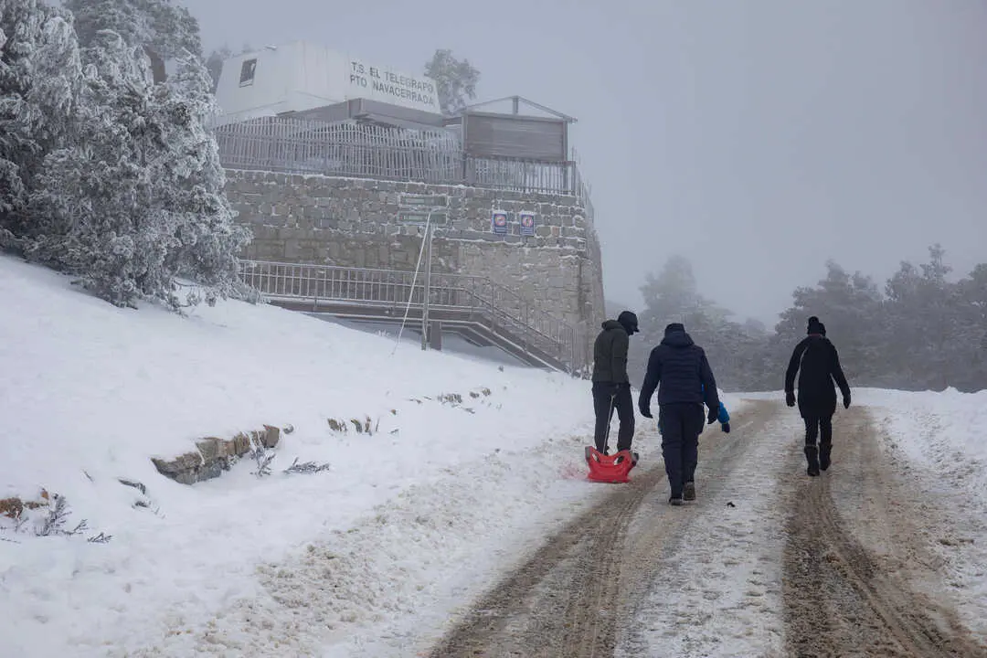 
<p>    MADRID, 16 (EUROPA PRESS)</p>
<p>   El invierno ser&aacute; m&aacute;s c&aacute;lido de lo normal, aunque el domingo previo a Navidad estar&aacute; marcado por las bajas temperaturas y la nieve, con un fr&iacute;o que continuar&aacute; durante los siguientes d&iacute;as, seg&uacute;n ha se&ntilde;alado este martes el portavoz de la Agencia Estatal de Meteorolog&iacute;a (AEMET), Rub&eacute;n del Campo, en una rueda de prensa en la que ha presentado el balance clim&aacute;tico del oto&ntilde;o y la predicci&oacute;n estacional para el invierno.</p>
<p>   En concreto, Del Campo ha especificado que el domingo d&iacute;a 21 de diciembre son probables las nevadas en la Pen&iacute;nsula y que hay una alta probabilidad de que &eacute;stas se registren en monta&ntilde;as, aunque no se puede descartar que tambi&eacute;n caigan en zonas m&aacute;s bajas de la meseta norte, especialmente en el este de la meseta, en el norte tambi&eacute;n de Castilla.</p>
<p>   Adem&aacute;s, habr&aacute; una bajada de las temperaturas, algo que coincidir&aacute; con la llegada de bajas presiones que podr&iacute;an dejar lluvias. A partir del d&iacute;a 22, los modelos de predicci&oacute;n avanzan un tiempo fr&iacute;o para los primeros d&iacute;as de las fiestas navide&ntilde;as. En cuanto a las precipitaciones, la incertidumbre es mucho mayor. A&uacute;n as&iacute;, no es descartable que pueda haber lluvias en el &aacute;rea mediterr&aacute;nea y Baleares, mientras que en el oeste peninsular predominar&iacute;a el tiempo seco.</p>
<p>   M&aacute;s all&aacute; de Navidad, el portavoz de AEMET ha especificado que hay un 60% de probabilidades de que el invierno meteorol&oacute;gico --diciembre, enero y febrero-- sea m&aacute;s c&aacute;lido en la Pen&iacute;nsula y en torno al 70% en los archipi&eacute;lagos. Por el contrario, s&oacute;lo hay un 10% de posibilidades de que el invierno sea m&aacute;s fr&iacute;o de lo normal. "Desde luego hace ya bastantes a&ntilde;os que no tenemos un invierno fr&iacute;o, lo mismo que ocurre con el oto&ntilde;o", ha avisado.</p>
<p>   El pron&oacute;stico en cuanto a las lluvias "no est&aacute; muy claro". En el suroeste peninsular hay un 40% de probabilidad de que el invierno sea m&aacute;s seco de lo normal, frente a un 25 % de que sea m&aacute;s lluvioso. En el resto del pa&iacute;s no hay una tendencia clara y ambos escenarios son igual de probables.</p>
<p>   En lo que se refiere al invierno astron&oacute;mico --enero, febrero y marzo--, Del Campo ha explicado que es muy probable que el trimestre sea m&aacute;s c&aacute;lido de lo normal en pr&aacute;cticamente toda la pen&iacute;nsula, con una probabilidad del 60%, incluso del 70% en el noroeste y en los archipi&eacute;lagos.</p>
<p>   "Esto es para el conjunto del trimestre. En momentos puntuales, en periodos cortos, podemos tener tambi&eacute;n unos d&iacute;as fr&iacute;os, con heladas, incluso con nevadas. Esto es siempre una predicci&oacute;n para el conjunto de la estaci&oacute;n. No quiere decir que toda la estaci&oacute;n completa vaya a ser m&aacute;s calidad de lo normal, sino que predominar&aacute;n esos periodos con temperaturas relativamente suaves para ser invierno", ha recalcado.</p>
<p>   En cuanto a las lluvias, tampoco hay una tendencia clara en este caso. En este marco, hay m&aacute;s probabilidades de que la estaci&oacute;n sea m&aacute;s lluviosa de lo normal que seca. Solo en Canarias hay una peque&ntilde;a mayor posibilidad de que sea m&aacute;s seca de lo normal frente a que sea m&aacute;s h&uacute;medo de lo normal.</p>
<p> PACTO DE ESTADO CONTRA LA EMERGENCIA CLIM&Aacute;TICA</p>
<p>   Del Campo ha destacado el papel "fundamental" de la AEMET en el Pacto de Estado contra la Emergencia Clim&aacute;tica, cuyo segundo borrador presentar&aacute; el presidente del Gobierno, Pedro S&aacute;nchez, este mi&eacute;rcoles. Seg&uacute;n ha dicho, el organismo estatal estar&aacute; implicado en este acuerdo, "desarrollando su tarea cient&iacute;fica como siempre".</p>
<p>   "Somos el organismo que tenemos la tarea de desarrollar los escenarios clim&aacute;ticos para el futuro en Espa&ntilde;a, y en ese sentido, a la hora de tomar decisiones pol&iacute;ticas de gesti&oacute;n del territorio en el futuro, desde luego, estas proyecciones clim&aacute;ticas van a ser fundamentales", ha subrayado.</p>
      